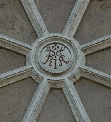 Zdjęcie nr 29: Kościół położony na obszernym placu przylegającym do wschodniej pierzei rynku, na północ od zamku. Plac otoczony ceglanym murem z filarkami. Przed kościołem wydzielony plac, dawny cmentarz, na nim figura św. Jana Kantego. W południowo-wschodnim narożu placu grobowiec księżnej Apolonii Potockiej. Kościół orientowany, halowy, trójnawowy, czteroprzęsłowy, z dwuprzęsłowym zamkniętym wielobocznie prezbiterium. Nawa główna szersza od naw bocznych. Nawy boczne zakończone od wschodu poligonalnymi kaplicami. Od strony północnej do nawy przylega kruchta. W północno-zachodnim narożniku kwadratowa wieża mieszcząca kaplicę w przyziemiu. Do zachodniego przęsła nawy głównej dostawiony głęboki ryzalit z kruchtą w przyziemiu i chórem na piętrze z prospektem organowym. Od północnej strony przylega piętrowa zakrystia, zamknięta wielobocznie. Nawa główna od bocznych oddzielona czworobocznymi filarami o ściętych narożach. Prezbiterium otwarte do korpusu ostrołukową tęczą. W korpusie sklepienie o konstrukcji żelbetowej, stylizowane na gotyckie. W kaplicy pod wieżą sklepienie kolebkowe, w kruchcie zachodniej sufit. Prezbiterium nakryte sklepieniem krzyżowo-żebrowym z żebrami spływającymi na konsole. Wnętrze oświetlają okna ostrołukowe, wypełnione witrażami; dwa w zamknięciu prezbiterium (środkowy otwór zamurowany), dwa na ścianie południowej. Portal z prezbiterium do zakrystii zamknięty łukiem w ośli grzbiet. Otwory drzwiowe prostokątne, różnej wielkości. Kaplica pod wieżą otwarta do wnętrza ostrołukowymi arkadami. Otwory okienne wąskie, prostokątne, ostrołukowe, wypełnione witrażem; cztery w ścianie północnej i południowej, jedno, szersze w ścianie zachodniej nad chórem. Wieża oświetlona małymi, wąskimi oknami zakończonymi łukiem odcinkowym i ostrołukowym. Fasada jednoosiowa, dwukondygnacyjna, zwieńczona szczytem schodkowym z ceglanymi laskami. Niesymetrycznie umieszczone wejście ujęte kamiennym, profilowanym portalem, zamkniętym ostrołukowo. Ponad nim rozglifione ostrołukowe okno. Od północy wieża wbudowana w naroże kościoła, wysunięta nieco przed lico fasady. W dolnej partii kamienna, w górnej ceglana, na rzucie prostokąta, czterokondygnacyjna. Piętro pierwsze i drugie oddzielone kamiennym gzymsem. Trzy dolne kondygnacje gotyckie, czwarta neogotycka (projektu Franciszka Marii Lanciego z 1836 r). Na osi pojedyncze okna. W parterze okno ciosowe, prostokątne, ponad nim wmurowany późnogotycki maswerk ostrołukowy z motywami rybich pęcherzy i psiego zęba, wyżej kartusz z herbem Leliwa. Na pierwszym piętrze okno ostrołukowe z parapetem na konsolkach, w opasce ceglanej zamkniętej ostrołukiem wklęsłym. Drugie piętro, okno ostrołukowe w opasce kamiennej, ponad nim okrągła tarcza zegarowa. Ostatnia kondygnacja ze ściętymi narożami, na których wysunięte przed lico muru krenelażowe wieżyczki zwieńczone kamiennymi szczytami w formie ostrosłupów. Od zachodu masywny łuk półokrągły uformowany z kształtek ceramicznych, w jego polu triforium ostrołukowe. Ponad nim okulus. Pod okapem dachu fryz z ceglanych konsolek oraz gąsiory układane w motyw rybiej łuski. Dach iglicowy. Elewacja południowa. Portal kamienny na cokole, profilowany, ostrołukowy. Archiwolty przechodzące w łuk o formie oślego grzbietu, wsparte na konsolkach zdobionych motywem roślinnym. Skrajna archiwolta z czołgankami zwieńczona pinaklem z kwiatonem. Po bokach analogiczne pinakle; W prezbiterium portal kamienny na cokole, profilowany, ostrołukowy, z dekoracją z motywem skręconego sznura; w kluczu herb Odrowąż, oraz data 1767 i litery LG OH OFP. W ścianę korpusu wmurowane kamienne epitafium ks. Pawła Gabańskiego plebana zatorskiego (zm. 1825), nad nim kartusz z herbem Łodzia.Trzy okna analogiczne jak w fasadzie, i jedno o połowę węższe. Elewacja północna. Kruchta ceglana, na cokole, opięta przyporami. Na osi portal kamienny, profilowany, ostrołukowy. Ponad nim kamienna rozeta z monogramem Marii, po bokach dwa okna o wykroju czworoliścia w okrągłych, kamiennych opaskach. Od strony północno-zachodniej zakrystia na rzucie prostokąta, zamknięta wielobocznie, piętrowa, w dolnej części kamienna (pozostałość pierwotnego kościoła), wyżej ceglana (piętro dobudowane 1915 r.). Od północy portal w opasce ceglanej, zamknięty łukiem odcinkowym. Ponad nim ostrołukowe, ceglane okno. Dwa okna analogiczne jak w fasadzie i jedno o połowę węższe. Kościół opięty przyporami, na wysokości ław okiennych gzyms kapnikowy wyłamany nad portalem północnym. Przypory z kapnikami w zwieńczeniu i na 2/3 wysokości. Pod dachem gzyms konsolkowy. Dach dwuspadowy, sygnaturka wieloboczna z ostrołukowymi prześwitami, zwieńczona hełmem iglicowym.