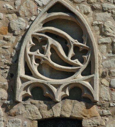 Zdjęcie nr 28: Kościół położony na obszernym placu przylegającym do wschodniej pierzei rynku, na północ od zamku. Plac otoczony ceglanym murem z filarkami. Przed kościołem wydzielony plac, dawny cmentarz, na nim figura św. Jana Kantego. W południowo-wschodnim narożu placu grobowiec księżnej Apolonii Potockiej. Kościół orientowany, halowy, trójnawowy, czteroprzęsłowy, z dwuprzęsłowym zamkniętym wielobocznie prezbiterium. Nawa główna szersza od naw bocznych. Nawy boczne zakończone od wschodu poligonalnymi kaplicami. Od strony północnej do nawy przylega kruchta. W północno-zachodnim narożniku kwadratowa wieża mieszcząca kaplicę w przyziemiu. Do zachodniego przęsła nawy głównej dostawiony głęboki ryzalit z kruchtą w przyziemiu i chórem na piętrze z prospektem organowym. Od północnej strony przylega piętrowa zakrystia, zamknięta wielobocznie. Nawa główna od bocznych oddzielona czworobocznymi filarami o ściętych narożach. Prezbiterium otwarte do korpusu ostrołukową tęczą. W korpusie sklepienie o konstrukcji żelbetowej, stylizowane na gotyckie. W kaplicy pod wieżą sklepienie kolebkowe, w kruchcie zachodniej sufit. Prezbiterium nakryte sklepieniem krzyżowo-żebrowym z żebrami spływającymi na konsole. Wnętrze oświetlają okna ostrołukowe, wypełnione witrażami; dwa w zamknięciu prezbiterium (środkowy otwór zamurowany), dwa na ścianie południowej. Portal z prezbiterium do zakrystii zamknięty łukiem w ośli grzbiet. Otwory drzwiowe prostokątne, różnej wielkości. Kaplica pod wieżą otwarta do wnętrza ostrołukowymi arkadami. Otwory okienne wąskie, prostokątne, ostrołukowe, wypełnione witrażem; cztery w ścianie północnej i południowej, jedno, szersze w ścianie zachodniej nad chórem. Wieża oświetlona małymi, wąskimi oknami zakończonymi łukiem odcinkowym i ostrołukowym. Fasada jednoosiowa, dwukondygnacyjna, zwieńczona szczytem schodkowym z ceglanymi laskami. Niesymetrycznie umieszczone wejście ujęte kamiennym, profilowanym portalem, zamkniętym ostrołukowo. Ponad nim rozglifione ostrołukowe okno. Od północy wieża wbudowana w naroże kościoła, wysunięta nieco przed lico fasady. W dolnej partii kamienna, w górnej ceglana, na rzucie prostokąta, czterokondygnacyjna. Piętro pierwsze i drugie oddzielone kamiennym gzymsem. Trzy dolne kondygnacje gotyckie, czwarta neogotycka (projektu Franciszka Marii Lanciego z 1836 r). Na osi pojedyncze okna. W parterze okno ciosowe, prostokątne, ponad nim wmurowany późnogotycki maswerk ostrołukowy z motywami rybich pęcherzy i psiego zęba, wyżej kartusz z herbem Leliwa. Na pierwszym piętrze okno ostrołukowe z parapetem na konsolkach, w opasce ceglanej zamkniętej ostrołukiem wklęsłym. Drugie piętro, okno ostrołukowe w opasce kamiennej, ponad nim okrągła tarcza zegarowa. Ostatnia kondygnacja ze ściętymi narożami, na których wysunięte przed lico muru krenelażowe wieżyczki zwieńczone kamiennymi szczytami w formie ostrosłupów. Od zachodu masywny łuk półokrągły uformowany z kształtek ceramicznych, w jego polu triforium ostrołukowe. Ponad nim okulus. Pod okapem dachu fryz z ceglanych konsolek oraz gąsiory układane w motyw rybiej łuski. Dach iglicowy. Elewacja południowa. Portal kamienny na cokole, profilowany, ostrołukowy. Archiwolty przechodzące w łuk o formie oślego grzbietu, wsparte na konsolkach zdobionych motywem roślinnym. Skrajna archiwolta z czołgankami zwieńczona pinaklem z kwiatonem. Po bokach analogiczne pinakle; W prezbiterium portal kamienny na cokole, profilowany, ostrołukowy, z dekoracją z motywem skręconego sznura; w kluczu herb Odrowąż, oraz data 1767 i litery LG OH OFP. W ścianę korpusu wmurowane kamienne epitafium ks. Pawła Gabańskiego plebana zatorskiego (zm. 1825), nad nim kartusz z herbem Łodzia.Trzy okna analogiczne jak w fasadzie, i jedno o połowę węższe. Elewacja północna. Kruchta ceglana, na cokole, opięta przyporami. Na osi portal kamienny, profilowany, ostrołukowy. Ponad nim kamienna rozeta z monogramem Marii, po bokach dwa okna o wykroju czworoliścia w okrągłych, kamiennych opaskach. Od strony północno-zachodniej zakrystia na rzucie prostokąta, zamknięta wielobocznie, piętrowa, w dolnej części kamienna (pozostałość pierwotnego kościoła), wyżej ceglana (piętro dobudowane 1915 r.). Od północy portal w opasce ceglanej, zamknięty łukiem odcinkowym. Ponad nim ostrołukowe, ceglane okno. Dwa okna analogiczne jak w fasadzie i jedno o połowę węższe. Kościół opięty przyporami, na wysokości ław okiennych gzyms kapnikowy wyłamany nad portalem północnym. Przypory z kapnikami w zwieńczeniu i na 2/3 wysokości. Pod dachem gzyms konsolkowy. Dach dwuspadowy, sygnaturka wieloboczna z ostrołukowymi prześwitami, zwieńczona hełmem iglicowym.