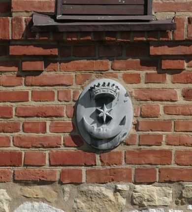 Zdjęcie nr 27: Kościół położony na obszernym placu przylegającym do wschodniej pierzei rynku, na północ od zamku. Plac otoczony ceglanym murem z filarkami. Przed kościołem wydzielony plac, dawny cmentarz, na nim figura św. Jana Kantego. W południowo-wschodnim narożu placu grobowiec księżnej Apolonii Potockiej. Kościół orientowany, halowy, trójnawowy, czteroprzęsłowy, z dwuprzęsłowym zamkniętym wielobocznie prezbiterium. Nawa główna szersza od naw bocznych. Nawy boczne zakończone od wschodu poligonalnymi kaplicami. Od strony północnej do nawy przylega kruchta. W północno-zachodnim narożniku kwadratowa wieża mieszcząca kaplicę w przyziemiu. Do zachodniego przęsła nawy głównej dostawiony głęboki ryzalit z kruchtą w przyziemiu i chórem na piętrze z prospektem organowym. Od północnej strony przylega piętrowa zakrystia, zamknięta wielobocznie. Nawa główna od bocznych oddzielona czworobocznymi filarami o ściętych narożach. Prezbiterium otwarte do korpusu ostrołukową tęczą. W korpusie sklepienie o konstrukcji żelbetowej, stylizowane na gotyckie. W kaplicy pod wieżą sklepienie kolebkowe, w kruchcie zachodniej sufit. Prezbiterium nakryte sklepieniem krzyżowo-żebrowym z żebrami spływającymi na konsole. Wnętrze oświetlają okna ostrołukowe, wypełnione witrażami; dwa w zamknięciu prezbiterium (środkowy otwór zamurowany), dwa na ścianie południowej. Portal z prezbiterium do zakrystii zamknięty łukiem w ośli grzbiet. Otwory drzwiowe prostokątne, różnej wielkości. Kaplica pod wieżą otwarta do wnętrza ostrołukowymi arkadami. Otwory okienne wąskie, prostokątne, ostrołukowe, wypełnione witrażem; cztery w ścianie północnej i południowej, jedno, szersze w ścianie zachodniej nad chórem. Wieża oświetlona małymi, wąskimi oknami zakończonymi łukiem odcinkowym i ostrołukowym. Fasada jednoosiowa, dwukondygnacyjna, zwieńczona szczytem schodkowym z ceglanymi laskami. Niesymetrycznie umieszczone wejście ujęte kamiennym, profilowanym portalem, zamkniętym ostrołukowo. Ponad nim rozglifione ostrołukowe okno. Od północy wieża wbudowana w naroże kościoła, wysunięta nieco przed lico fasady. W dolnej partii kamienna, w górnej ceglana, na rzucie prostokąta, czterokondygnacyjna. Piętro pierwsze i drugie oddzielone kamiennym gzymsem. Trzy dolne kondygnacje gotyckie, czwarta neogotycka (projektu Franciszka Marii Lanciego z 1836 r). Na osi pojedyncze okna. W parterze okno ciosowe, prostokątne, ponad nim wmurowany późnogotycki maswerk ostrołukowy z motywami rybich pęcherzy i psiego zęba, wyżej kartusz z herbem Leliwa. Na pierwszym piętrze okno ostrołukowe z parapetem na konsolkach, w opasce ceglanej zamkniętej ostrołukiem wklęsłym. Drugie piętro, okno ostrołukowe w opasce kamiennej, ponad nim okrągła tarcza zegarowa. Ostatnia kondygnacja ze ściętymi narożami, na których wysunięte przed lico muru krenelażowe wieżyczki zwieńczone kamiennymi szczytami w formie ostrosłupów. Od zachodu masywny łuk półokrągły uformowany z kształtek ceramicznych, w jego polu triforium ostrołukowe. Ponad nim okulus. Pod okapem dachu fryz z ceglanych konsolek oraz gąsiory układane w motyw rybiej łuski. Dach iglicowy. Elewacja południowa. Portal kamienny na cokole, profilowany, ostrołukowy. Archiwolty przechodzące w łuk o formie oślego grzbietu, wsparte na konsolkach zdobionych motywem roślinnym. Skrajna archiwolta z czołgankami zwieńczona pinaklem z kwiatonem. Po bokach analogiczne pinakle; W prezbiterium portal kamienny na cokole, profilowany, ostrołukowy, z dekoracją z motywem skręconego sznura; w kluczu herb Odrowąż, oraz data 1767 i litery LG OH OFP. W ścianę korpusu wmurowane kamienne epitafium ks. Pawła Gabańskiego plebana zatorskiego (zm. 1825), nad nim kartusz z herbem Łodzia.Trzy okna analogiczne jak w fasadzie, i jedno o połowę węższe. Elewacja północna. Kruchta ceglana, na cokole, opięta przyporami. Na osi portal kamienny, profilowany, ostrołukowy. Ponad nim kamienna rozeta z monogramem Marii, po bokach dwa okna o wykroju czworoliścia w okrągłych, kamiennych opaskach. Od strony północno-zachodniej zakrystia na rzucie prostokąta, zamknięta wielobocznie, piętrowa, w dolnej części kamienna (pozostałość pierwotnego kościoła), wyżej ceglana (piętro dobudowane 1915 r.). Od północy portal w opasce ceglanej, zamknięty łukiem odcinkowym. Ponad nim ostrołukowe, ceglane okno. Dwa okna analogiczne jak w fasadzie i jedno o połowę węższe. Kościół opięty przyporami, na wysokości ław okiennych gzyms kapnikowy wyłamany nad portalem północnym. Przypory z kapnikami w zwieńczeniu i na 2/3 wysokości. Pod dachem gzyms konsolkowy. Dach dwuspadowy, sygnaturka wieloboczna z ostrołukowymi prześwitami, zwieńczona hełmem iglicowym.