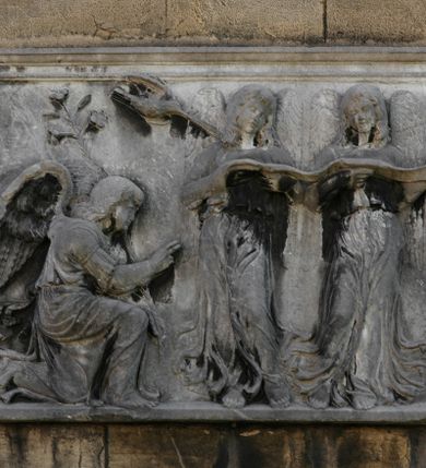 Zdjęcie nr 30: Kościół położony na obszernym placu przylegającym do wschodniej pierzei rynku, na północ od zamku. Plac otoczony ceglanym murem z filarkami. Przed kościołem wydzielony plac, dawny cmentarz, na nim figura św. Jana Kantego. W południowo-wschodnim narożu placu grobowiec księżnej Apolonii Potockiej. Kościół orientowany, halowy, trójnawowy, czteroprzęsłowy, z dwuprzęsłowym zamkniętym wielobocznie prezbiterium. Nawa główna szersza od naw bocznych. Nawy boczne zakończone od wschodu poligonalnymi kaplicami. Od strony północnej do nawy przylega kruchta. W północno-zachodnim narożniku kwadratowa wieża mieszcząca kaplicę w przyziemiu. Do zachodniego przęsła nawy głównej dostawiony głęboki ryzalit z kruchtą w przyziemiu i chórem na piętrze z prospektem organowym. Od północnej strony przylega piętrowa zakrystia, zamknięta wielobocznie. Nawa główna od bocznych oddzielona czworobocznymi filarami o ściętych narożach. Prezbiterium otwarte do korpusu ostrołukową tęczą. W korpusie sklepienie o konstrukcji żelbetowej, stylizowane na gotyckie. W kaplicy pod wieżą sklepienie kolebkowe, w kruchcie zachodniej sufit. Prezbiterium nakryte sklepieniem krzyżowo-żebrowym z żebrami spływającymi na konsole. Wnętrze oświetlają okna ostrołukowe, wypełnione witrażami; dwa w zamknięciu prezbiterium (środkowy otwór zamurowany), dwa na ścianie południowej. Portal z prezbiterium do zakrystii zamknięty łukiem w ośli grzbiet. Otwory drzwiowe prostokątne, różnej wielkości. Kaplica pod wieżą otwarta do wnętrza ostrołukowymi arkadami. Otwory okienne wąskie, prostokątne, ostrołukowe, wypełnione witrażem; cztery w ścianie północnej i południowej, jedno, szersze w ścianie zachodniej nad chórem. Wieża oświetlona małymi, wąskimi oknami zakończonymi łukiem odcinkowym i ostrołukowym. Fasada jednoosiowa, dwukondygnacyjna, zwieńczona szczytem schodkowym z ceglanymi laskami. Niesymetrycznie umieszczone wejście ujęte kamiennym, profilowanym portalem, zamkniętym ostrołukowo. Ponad nim rozglifione ostrołukowe okno. Od północy wieża wbudowana w naroże kościoła, wysunięta nieco przed lico fasady. W dolnej partii kamienna, w górnej ceglana, na rzucie prostokąta, czterokondygnacyjna. Piętro pierwsze i drugie oddzielone kamiennym gzymsem. Trzy dolne kondygnacje gotyckie, czwarta neogotycka (projektu Franciszka Marii Lanciego z 1836 r). Na osi pojedyncze okna. W parterze okno ciosowe, prostokątne, ponad nim wmurowany późnogotycki maswerk ostrołukowy z motywami rybich pęcherzy i psiego zęba, wyżej kartusz z herbem Leliwa. Na pierwszym piętrze okno ostrołukowe z parapetem na konsolkach, w opasce ceglanej zamkniętej ostrołukiem wklęsłym. Drugie piętro, okno ostrołukowe w opasce kamiennej, ponad nim okrągła tarcza zegarowa. Ostatnia kondygnacja ze ściętymi narożami, na których wysunięte przed lico muru krenelażowe wieżyczki zwieńczone kamiennymi szczytami w formie ostrosłupów. Od zachodu masywny łuk półokrągły uformowany z kształtek ceramicznych, w jego polu triforium ostrołukowe. Ponad nim okulus. Pod okapem dachu fryz z ceglanych konsolek oraz gąsiory układane w motyw rybiej łuski. Dach iglicowy. Elewacja południowa. Portal kamienny na cokole, profilowany, ostrołukowy. Archiwolty przechodzące w łuk o formie oślego grzbietu, wsparte na konsolkach zdobionych motywem roślinnym. Skrajna archiwolta z czołgankami zwieńczona pinaklem z kwiatonem. Po bokach analogiczne pinakle; W prezbiterium portal kamienny na cokole, profilowany, ostrołukowy, z dekoracją z motywem skręconego sznura; w kluczu herb Odrowąż, oraz data 1767 i litery LG OH OFP. W ścianę korpusu wmurowane kamienne epitafium ks. Pawła Gabańskiego plebana zatorskiego (zm. 1825), nad nim kartusz z herbem Łodzia.Trzy okna analogiczne jak w fasadzie, i jedno o połowę węższe. Elewacja północna. Kruchta ceglana, na cokole, opięta przyporami. Na osi portal kamienny, profilowany, ostrołukowy. Ponad nim kamienna rozeta z monogramem Marii, po bokach dwa okna o wykroju czworoliścia w okrągłych, kamiennych opaskach. Od strony północno-zachodniej zakrystia na rzucie prostokąta, zamknięta wielobocznie, piętrowa, w dolnej części kamienna (pozostałość pierwotnego kościoła), wyżej ceglana (piętro dobudowane 1915 r.). Od północy portal w opasce ceglanej, zamknięty łukiem odcinkowym. Ponad nim ostrołukowe, ceglane okno. Dwa okna analogiczne jak w fasadzie i jedno o połowę węższe. Kościół opięty przyporami, na wysokości ław okiennych gzyms kapnikowy wyłamany nad portalem północnym. Przypory z kapnikami w zwieńczeniu i na 2/3 wysokości. Pod dachem gzyms konsolkowy. Dach dwuspadowy, sygnaturka wieloboczna z ostrołukowymi prześwitami, zwieńczona hełmem iglicowym.