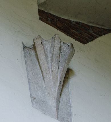 Zdjęcie nr 31: Kościół położony na obszernym placu przylegającym do wschodniej pierzei rynku, na północ od zamku. Plac otoczony ceglanym murem z filarkami. Przed kościołem wydzielony plac, dawny cmentarz, na nim figura św. Jana Kantego. W południowo-wschodnim narożu placu grobowiec księżnej Apolonii Potockiej. Kościół orientowany, halowy, trójnawowy, czteroprzęsłowy, z dwuprzęsłowym zamkniętym wielobocznie prezbiterium. Nawa główna szersza od naw bocznych. Nawy boczne zakończone od wschodu poligonalnymi kaplicami. Od strony północnej do nawy przylega kruchta. W północno-zachodnim narożniku kwadratowa wieża mieszcząca kaplicę w przyziemiu. Do zachodniego przęsła nawy głównej dostawiony głęboki ryzalit z kruchtą w przyziemiu i chórem na piętrze z prospektem organowym. Od północnej strony przylega piętrowa zakrystia, zamknięta wielobocznie. Nawa główna od bocznych oddzielona czworobocznymi filarami o ściętych narożach. Prezbiterium otwarte do korpusu ostrołukową tęczą. W korpusie sklepienie o konstrukcji żelbetowej, stylizowane na gotyckie. W kaplicy pod wieżą sklepienie kolebkowe, w kruchcie zachodniej sufit. Prezbiterium nakryte sklepieniem krzyżowo-żebrowym z żebrami spływającymi na konsole. Wnętrze oświetlają okna ostrołukowe, wypełnione witrażami; dwa w zamknięciu prezbiterium (środkowy otwór zamurowany), dwa na ścianie południowej. Portal z prezbiterium do zakrystii zamknięty łukiem w ośli grzbiet. Otwory drzwiowe prostokątne, różnej wielkości. Kaplica pod wieżą otwarta do wnętrza ostrołukowymi arkadami. Otwory okienne wąskie, prostokątne, ostrołukowe, wypełnione witrażem; cztery w ścianie północnej i południowej, jedno, szersze w ścianie zachodniej nad chórem. Wieża oświetlona małymi, wąskimi oknami zakończonymi łukiem odcinkowym i ostrołukowym. Fasada jednoosiowa, dwukondygnacyjna, zwieńczona szczytem schodkowym z ceglanymi laskami. Niesymetrycznie umieszczone wejście ujęte kamiennym, profilowanym portalem, zamkniętym ostrołukowo. Ponad nim rozglifione ostrołukowe okno. Od północy wieża wbudowana w naroże kościoła, wysunięta nieco przed lico fasady. W dolnej partii kamienna, w górnej ceglana, na rzucie prostokąta, czterokondygnacyjna. Piętro pierwsze i drugie oddzielone kamiennym gzymsem. Trzy dolne kondygnacje gotyckie, czwarta neogotycka (projektu Franciszka Marii Lanciego z 1836 r). Na osi pojedyncze okna. W parterze okno ciosowe, prostokątne, ponad nim wmurowany późnogotycki maswerk ostrołukowy z motywami rybich pęcherzy i psiego zęba, wyżej kartusz z herbem Leliwa. Na pierwszym piętrze okno ostrołukowe z parapetem na konsolkach, w opasce ceglanej zamkniętej ostrołukiem wklęsłym. Drugie piętro, okno ostrołukowe w opasce kamiennej, ponad nim okrągła tarcza zegarowa. Ostatnia kondygnacja ze ściętymi narożami, na których wysunięte przed lico muru krenelażowe wieżyczki zwieńczone kamiennymi szczytami w formie ostrosłupów. Od zachodu masywny łuk półokrągły uformowany z kształtek ceramicznych, w jego polu triforium ostrołukowe. Ponad nim okulus. Pod okapem dachu fryz z ceglanych konsolek oraz gąsiory układane w motyw rybiej łuski. Dach iglicowy. Elewacja południowa. Portal kamienny na cokole, profilowany, ostrołukowy. Archiwolty przechodzące w łuk o formie oślego grzbietu, wsparte na konsolkach zdobionych motywem roślinnym. Skrajna archiwolta z czołgankami zwieńczona pinaklem z kwiatonem. Po bokach analogiczne pinakle; W prezbiterium portal kamienny na cokole, profilowany, ostrołukowy, z dekoracją z motywem skręconego sznura; w kluczu herb Odrowąż, oraz data 1767 i litery LG OH OFP. W ścianę korpusu wmurowane kamienne epitafium ks. Pawła Gabańskiego plebana zatorskiego (zm. 1825), nad nim kartusz z herbem Łodzia.Trzy okna analogiczne jak w fasadzie, i jedno o połowę węższe. Elewacja północna. Kruchta ceglana, na cokole, opięta przyporami. Na osi portal kamienny, profilowany, ostrołukowy. Ponad nim kamienna rozeta z monogramem Marii, po bokach dwa okna o wykroju czworoliścia w okrągłych, kamiennych opaskach. Od strony północno-zachodniej zakrystia na rzucie prostokąta, zamknięta wielobocznie, piętrowa, w dolnej części kamienna (pozostałość pierwotnego kościoła), wyżej ceglana (piętro dobudowane 1915 r.). Od północy portal w opasce ceglanej, zamknięty łukiem odcinkowym. Ponad nim ostrołukowe, ceglane okno. Dwa okna analogiczne jak w fasadzie i jedno o połowę węższe. Kościół opięty przyporami, na wysokości ław okiennych gzyms kapnikowy wyłamany nad portalem północnym. Przypory z kapnikami w zwieńczeniu i na 2/3 wysokości. Pod dachem gzyms konsolkowy. Dach dwuspadowy, sygnaturka wieloboczna z ostrołukowymi prześwitami, zwieńczona hełmem iglicowym.