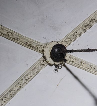 Zdjęcie nr 34: Kościół położony na obszernym placu przylegającym do wschodniej pierzei rynku, na północ od zamku. Plac otoczony ceglanym murem z filarkami. Przed kościołem wydzielony plac, dawny cmentarz, na nim figura św. Jana Kantego. W południowo-wschodnim narożu placu grobowiec księżnej Apolonii Potockiej. Kościół orientowany, halowy, trójnawowy, czteroprzęsłowy, z dwuprzęsłowym zamkniętym wielobocznie prezbiterium. Nawa główna szersza od naw bocznych. Nawy boczne zakończone od wschodu poligonalnymi kaplicami. Od strony północnej do nawy przylega kruchta. W północno-zachodnim narożniku kwadratowa wieża mieszcząca kaplicę w przyziemiu. Do zachodniego przęsła nawy głównej dostawiony głęboki ryzalit z kruchtą w przyziemiu i chórem na piętrze z prospektem organowym. Od północnej strony przylega piętrowa zakrystia, zamknięta wielobocznie. Nawa główna od bocznych oddzielona czworobocznymi filarami o ściętych narożach. Prezbiterium otwarte do korpusu ostrołukową tęczą. W korpusie sklepienie o konstrukcji żelbetowej, stylizowane na gotyckie. W kaplicy pod wieżą sklepienie kolebkowe, w kruchcie zachodniej sufit. Prezbiterium nakryte sklepieniem krzyżowo-żebrowym z żebrami spływającymi na konsole. Wnętrze oświetlają okna ostrołukowe, wypełnione witrażami; dwa w zamknięciu prezbiterium (środkowy otwór zamurowany), dwa na ścianie południowej. Portal z prezbiterium do zakrystii zamknięty łukiem w ośli grzbiet. Otwory drzwiowe prostokątne, różnej wielkości. Kaplica pod wieżą otwarta do wnętrza ostrołukowymi arkadami. Otwory okienne wąskie, prostokątne, ostrołukowe, wypełnione witrażem; cztery w ścianie północnej i południowej, jedno, szersze w ścianie zachodniej nad chórem. Wieża oświetlona małymi, wąskimi oknami zakończonymi łukiem odcinkowym i ostrołukowym. Fasada jednoosiowa, dwukondygnacyjna, zwieńczona szczytem schodkowym z ceglanymi laskami. Niesymetrycznie umieszczone wejście ujęte kamiennym, profilowanym portalem, zamkniętym ostrołukowo. Ponad nim rozglifione ostrołukowe okno. Od północy wieża wbudowana w naroże kościoła, wysunięta nieco przed lico fasady. W dolnej partii kamienna, w górnej ceglana, na rzucie prostokąta, czterokondygnacyjna. Piętro pierwsze i drugie oddzielone kamiennym gzymsem. Trzy dolne kondygnacje gotyckie, czwarta neogotycka (projektu Franciszka Marii Lanciego z 1836 r). Na osi pojedyncze okna. W parterze okno ciosowe, prostokątne, ponad nim wmurowany późnogotycki maswerk ostrołukowy z motywami rybich pęcherzy i psiego zęba, wyżej kartusz z herbem Leliwa. Na pierwszym piętrze okno ostrołukowe z parapetem na konsolkach, w opasce ceglanej zamkniętej ostrołukiem wklęsłym. Drugie piętro, okno ostrołukowe w opasce kamiennej, ponad nim okrągła tarcza zegarowa. Ostatnia kondygnacja ze ściętymi narożami, na których wysunięte przed lico muru krenelażowe wieżyczki zwieńczone kamiennymi szczytami w formie ostrosłupów. Od zachodu masywny łuk półokrągły uformowany z kształtek ceramicznych, w jego polu triforium ostrołukowe. Ponad nim okulus. Pod okapem dachu fryz z ceglanych konsolek oraz gąsiory układane w motyw rybiej łuski. Dach iglicowy. Elewacja południowa. Portal kamienny na cokole, profilowany, ostrołukowy. Archiwolty przechodzące w łuk o formie oślego grzbietu, wsparte na konsolkach zdobionych motywem roślinnym. Skrajna archiwolta z czołgankami zwieńczona pinaklem z kwiatonem. Po bokach analogiczne pinakle; W prezbiterium portal kamienny na cokole, profilowany, ostrołukowy, z dekoracją z motywem skręconego sznura; w kluczu herb Odrowąż, oraz data 1767 i litery LG OH OFP. W ścianę korpusu wmurowane kamienne epitafium ks. Pawła Gabańskiego plebana zatorskiego (zm. 1825), nad nim kartusz z herbem Łodzia.Trzy okna analogiczne jak w fasadzie, i jedno o połowę węższe. Elewacja północna. Kruchta ceglana, na cokole, opięta przyporami. Na osi portal kamienny, profilowany, ostrołukowy. Ponad nim kamienna rozeta z monogramem Marii, po bokach dwa okna o wykroju czworoliścia w okrągłych, kamiennych opaskach. Od strony północno-zachodniej zakrystia na rzucie prostokąta, zamknięta wielobocznie, piętrowa, w dolnej części kamienna (pozostałość pierwotnego kościoła), wyżej ceglana (piętro dobudowane 1915 r.). Od północy portal w opasce ceglanej, zamknięty łukiem odcinkowym. Ponad nim ostrołukowe, ceglane okno. Dwa okna analogiczne jak w fasadzie i jedno o połowę węższe. Kościół opięty przyporami, na wysokości ław okiennych gzyms kapnikowy wyłamany nad portalem północnym. Przypory z kapnikami w zwieńczeniu i na 2/3 wysokości. Pod dachem gzyms konsolkowy. Dach dwuspadowy, sygnaturka wieloboczna z ostrołukowymi prześwitami, zwieńczona hełmem iglicowym.