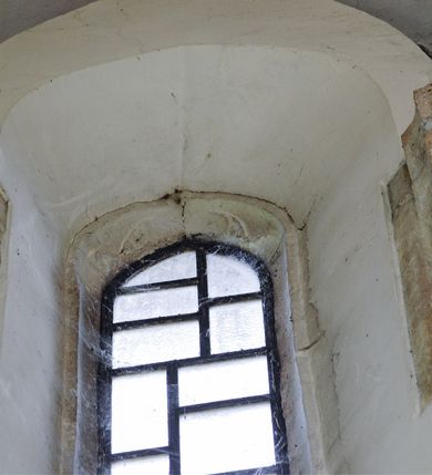 Zdjęcie nr 35: Kościół położony na obszernym placu przylegającym do wschodniej pierzei rynku, na północ od zamku. Plac otoczony ceglanym murem z filarkami. Przed kościołem wydzielony plac, dawny cmentarz, na nim figura św. Jana Kantego. W południowo-wschodnim narożu placu grobowiec księżnej Apolonii Potockiej. Kościół orientowany, halowy, trójnawowy, czteroprzęsłowy, z dwuprzęsłowym zamkniętym wielobocznie prezbiterium. Nawa główna szersza od naw bocznych. Nawy boczne zakończone od wschodu poligonalnymi kaplicami. Od strony północnej do nawy przylega kruchta. W północno-zachodnim narożniku kwadratowa wieża mieszcząca kaplicę w przyziemiu. Do zachodniego przęsła nawy głównej dostawiony głęboki ryzalit z kruchtą w przyziemiu i chórem na piętrze z prospektem organowym. Od północnej strony przylega piętrowa zakrystia, zamknięta wielobocznie. Nawa główna od bocznych oddzielona czworobocznymi filarami o ściętych narożach. Prezbiterium otwarte do korpusu ostrołukową tęczą. W korpusie sklepienie o konstrukcji żelbetowej, stylizowane na gotyckie. W kaplicy pod wieżą sklepienie kolebkowe, w kruchcie zachodniej sufit. Prezbiterium nakryte sklepieniem krzyżowo-żebrowym z żebrami spływającymi na konsole. Wnętrze oświetlają okna ostrołukowe, wypełnione witrażami; dwa w zamknięciu prezbiterium (środkowy otwór zamurowany), dwa na ścianie południowej. Portal z prezbiterium do zakrystii zamknięty łukiem w ośli grzbiet. Otwory drzwiowe prostokątne, różnej wielkości. Kaplica pod wieżą otwarta do wnętrza ostrołukowymi arkadami. Otwory okienne wąskie, prostokątne, ostrołukowe, wypełnione witrażem; cztery w ścianie północnej i południowej, jedno, szersze w ścianie zachodniej nad chórem. Wieża oświetlona małymi, wąskimi oknami zakończonymi łukiem odcinkowym i ostrołukowym. Fasada jednoosiowa, dwukondygnacyjna, zwieńczona szczytem schodkowym z ceglanymi laskami. Niesymetrycznie umieszczone wejście ujęte kamiennym, profilowanym portalem, zamkniętym ostrołukowo. Ponad nim rozglifione ostrołukowe okno. Od północy wieża wbudowana w naroże kościoła, wysunięta nieco przed lico fasady. W dolnej partii kamienna, w górnej ceglana, na rzucie prostokąta, czterokondygnacyjna. Piętro pierwsze i drugie oddzielone kamiennym gzymsem. Trzy dolne kondygnacje gotyckie, czwarta neogotycka (projektu Franciszka Marii Lanciego z 1836 r). Na osi pojedyncze okna. W parterze okno ciosowe, prostokątne, ponad nim wmurowany późnogotycki maswerk ostrołukowy z motywami rybich pęcherzy i psiego zęba, wyżej kartusz z herbem Leliwa. Na pierwszym piętrze okno ostrołukowe z parapetem na konsolkach, w opasce ceglanej zamkniętej ostrołukiem wklęsłym. Drugie piętro, okno ostrołukowe w opasce kamiennej, ponad nim okrągła tarcza zegarowa. Ostatnia kondygnacja ze ściętymi narożami, na których wysunięte przed lico muru krenelażowe wieżyczki zwieńczone kamiennymi szczytami w formie ostrosłupów. Od zachodu masywny łuk półokrągły uformowany z kształtek ceramicznych, w jego polu triforium ostrołukowe. Ponad nim okulus. Pod okapem dachu fryz z ceglanych konsolek oraz gąsiory układane w motyw rybiej łuski. Dach iglicowy. Elewacja południowa. Portal kamienny na cokole, profilowany, ostrołukowy. Archiwolty przechodzące w łuk o formie oślego grzbietu, wsparte na konsolkach zdobionych motywem roślinnym. Skrajna archiwolta z czołgankami zwieńczona pinaklem z kwiatonem. Po bokach analogiczne pinakle; W prezbiterium portal kamienny na cokole, profilowany, ostrołukowy, z dekoracją z motywem skręconego sznura; w kluczu herb Odrowąż, oraz data 1767 i litery LG OH OFP. W ścianę korpusu wmurowane kamienne epitafium ks. Pawła Gabańskiego plebana zatorskiego (zm. 1825), nad nim kartusz z herbem Łodzia.Trzy okna analogiczne jak w fasadzie, i jedno o połowę węższe. Elewacja północna. Kruchta ceglana, na cokole, opięta przyporami. Na osi portal kamienny, profilowany, ostrołukowy. Ponad nim kamienna rozeta z monogramem Marii, po bokach dwa okna o wykroju czworoliścia w okrągłych, kamiennych opaskach. Od strony północno-zachodniej zakrystia na rzucie prostokąta, zamknięta wielobocznie, piętrowa, w dolnej części kamienna (pozostałość pierwotnego kościoła), wyżej ceglana (piętro dobudowane 1915 r.). Od północy portal w opasce ceglanej, zamknięty łukiem odcinkowym. Ponad nim ostrołukowe, ceglane okno. Dwa okna analogiczne jak w fasadzie i jedno o połowę węższe. Kościół opięty przyporami, na wysokości ław okiennych gzyms kapnikowy wyłamany nad portalem północnym. Przypory z kapnikami w zwieńczeniu i na 2/3 wysokości. Pod dachem gzyms konsolkowy. Dach dwuspadowy, sygnaturka wieloboczna z ostrołukowymi prześwitami, zwieńczona hełmem iglicowym.