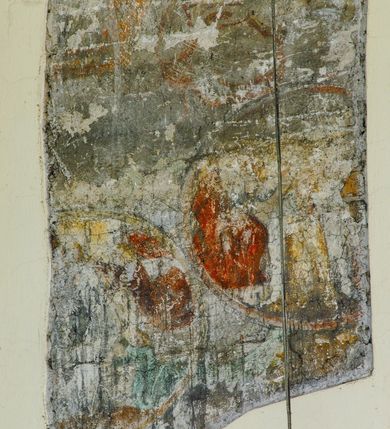 Zdjęcie nr 36: Kościół położony na obszernym placu przylegającym do wschodniej pierzei rynku, na północ od zamku. Plac otoczony ceglanym murem z filarkami. Przed kościołem wydzielony plac, dawny cmentarz, na nim figura św. Jana Kantego. W południowo-wschodnim narożu placu grobowiec księżnej Apolonii Potockiej. Kościół orientowany, halowy, trójnawowy, czteroprzęsłowy, z dwuprzęsłowym zamkniętym wielobocznie prezbiterium. Nawa główna szersza od naw bocznych. Nawy boczne zakończone od wschodu poligonalnymi kaplicami. Od strony północnej do nawy przylega kruchta. W północno-zachodnim narożniku kwadratowa wieża mieszcząca kaplicę w przyziemiu. Do zachodniego przęsła nawy głównej dostawiony głęboki ryzalit z kruchtą w przyziemiu i chórem na piętrze z prospektem organowym. Od północnej strony przylega piętrowa zakrystia, zamknięta wielobocznie. Nawa główna od bocznych oddzielona czworobocznymi filarami o ściętych narożach. Prezbiterium otwarte do korpusu ostrołukową tęczą. W korpusie sklepienie o konstrukcji żelbetowej, stylizowane na gotyckie. W kaplicy pod wieżą sklepienie kolebkowe, w kruchcie zachodniej sufit. Prezbiterium nakryte sklepieniem krzyżowo-żebrowym z żebrami spływającymi na konsole. Wnętrze oświetlają okna ostrołukowe, wypełnione witrażami; dwa w zamknięciu prezbiterium (środkowy otwór zamurowany), dwa na ścianie południowej. Portal z prezbiterium do zakrystii zamknięty łukiem w ośli grzbiet. Otwory drzwiowe prostokątne, różnej wielkości. Kaplica pod wieżą otwarta do wnętrza ostrołukowymi arkadami. Otwory okienne wąskie, prostokątne, ostrołukowe, wypełnione witrażem; cztery w ścianie północnej i południowej, jedno, szersze w ścianie zachodniej nad chórem. Wieża oświetlona małymi, wąskimi oknami zakończonymi łukiem odcinkowym i ostrołukowym. Fasada jednoosiowa, dwukondygnacyjna, zwieńczona szczytem schodkowym z ceglanymi laskami. Niesymetrycznie umieszczone wejście ujęte kamiennym, profilowanym portalem, zamkniętym ostrołukowo. Ponad nim rozglifione ostrołukowe okno. Od północy wieża wbudowana w naroże kościoła, wysunięta nieco przed lico fasady. W dolnej partii kamienna, w górnej ceglana, na rzucie prostokąta, czterokondygnacyjna. Piętro pierwsze i drugie oddzielone kamiennym gzymsem. Trzy dolne kondygnacje gotyckie, czwarta neogotycka (projektu Franciszka Marii Lanciego z 1836 r). Na osi pojedyncze okna. W parterze okno ciosowe, prostokątne, ponad nim wmurowany późnogotycki maswerk ostrołukowy z motywami rybich pęcherzy i psiego zęba, wyżej kartusz z herbem Leliwa. Na pierwszym piętrze okno ostrołukowe z parapetem na konsolkach, w opasce ceglanej zamkniętej ostrołukiem wklęsłym. Drugie piętro, okno ostrołukowe w opasce kamiennej, ponad nim okrągła tarcza zegarowa. Ostatnia kondygnacja ze ściętymi narożami, na których wysunięte przed lico muru krenelażowe wieżyczki zwieńczone kamiennymi szczytami w formie ostrosłupów. Od zachodu masywny łuk półokrągły uformowany z kształtek ceramicznych, w jego polu triforium ostrołukowe. Ponad nim okulus. Pod okapem dachu fryz z ceglanych konsolek oraz gąsiory układane w motyw rybiej łuski. Dach iglicowy. Elewacja południowa. Portal kamienny na cokole, profilowany, ostrołukowy. Archiwolty przechodzące w łuk o formie oślego grzbietu, wsparte na konsolkach zdobionych motywem roślinnym. Skrajna archiwolta z czołgankami zwieńczona pinaklem z kwiatonem. Po bokach analogiczne pinakle; W prezbiterium portal kamienny na cokole, profilowany, ostrołukowy, z dekoracją z motywem skręconego sznura; w kluczu herb Odrowąż, oraz data 1767 i litery LG OH OFP. W ścianę korpusu wmurowane kamienne epitafium ks. Pawła Gabańskiego plebana zatorskiego (zm. 1825), nad nim kartusz z herbem Łodzia.Trzy okna analogiczne jak w fasadzie, i jedno o połowę węższe. Elewacja północna. Kruchta ceglana, na cokole, opięta przyporami. Na osi portal kamienny, profilowany, ostrołukowy. Ponad nim kamienna rozeta z monogramem Marii, po bokach dwa okna o wykroju czworoliścia w okrągłych, kamiennych opaskach. Od strony północno-zachodniej zakrystia na rzucie prostokąta, zamknięta wielobocznie, piętrowa, w dolnej części kamienna (pozostałość pierwotnego kościoła), wyżej ceglana (piętro dobudowane 1915 r.). Od północy portal w opasce ceglanej, zamknięty łukiem odcinkowym. Ponad nim ostrołukowe, ceglane okno. Dwa okna analogiczne jak w fasadzie i jedno o połowę węższe. Kościół opięty przyporami, na wysokości ław okiennych gzyms kapnikowy wyłamany nad portalem północnym. Przypory z kapnikami w zwieńczeniu i na 2/3 wysokości. Pod dachem gzyms konsolkowy. Dach dwuspadowy, sygnaturka wieloboczna z ostrołukowymi prześwitami, zwieńczona hełmem iglicowym.