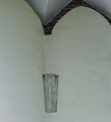 Zdjęcie nr 37: Kościół położony na obszernym placu przylegającym do wschodniej pierzei rynku, na północ od zamku. Plac otoczony ceglanym murem z filarkami. Przed kościołem wydzielony plac, dawny cmentarz, na nim figura św. Jana Kantego. W południowo-wschodnim narożu placu grobowiec księżnej Apolonii Potockiej. Kościół orientowany, halowy, trójnawowy, czteroprzęsłowy, z dwuprzęsłowym zamkniętym wielobocznie prezbiterium. Nawa główna szersza od naw bocznych. Nawy boczne zakończone od wschodu poligonalnymi kaplicami. Od strony północnej do nawy przylega kruchta. W północno-zachodnim narożniku kwadratowa wieża mieszcząca kaplicę w przyziemiu. Do zachodniego przęsła nawy głównej dostawiony głęboki ryzalit z kruchtą w przyziemiu i chórem na piętrze z prospektem organowym. Od północnej strony przylega piętrowa zakrystia, zamknięta wielobocznie. Nawa główna od bocznych oddzielona czworobocznymi filarami o ściętych narożach. Prezbiterium otwarte do korpusu ostrołukową tęczą. W korpusie sklepienie o konstrukcji żelbetowej, stylizowane na gotyckie. W kaplicy pod wieżą sklepienie kolebkowe, w kruchcie zachodniej sufit. Prezbiterium nakryte sklepieniem krzyżowo-żebrowym z żebrami spływającymi na konsole. Wnętrze oświetlają okna ostrołukowe, wypełnione witrażami; dwa w zamknięciu prezbiterium (środkowy otwór zamurowany), dwa na ścianie południowej. Portal z prezbiterium do zakrystii zamknięty łukiem w ośli grzbiet. Otwory drzwiowe prostokątne, różnej wielkości. Kaplica pod wieżą otwarta do wnętrza ostrołukowymi arkadami. Otwory okienne wąskie, prostokątne, ostrołukowe, wypełnione witrażem; cztery w ścianie północnej i południowej, jedno, szersze w ścianie zachodniej nad chórem. Wieża oświetlona małymi, wąskimi oknami zakończonymi łukiem odcinkowym i ostrołukowym. Fasada jednoosiowa, dwukondygnacyjna, zwieńczona szczytem schodkowym z ceglanymi laskami. Niesymetrycznie umieszczone wejście ujęte kamiennym, profilowanym portalem, zamkniętym ostrołukowo. Ponad nim rozglifione ostrołukowe okno. Od północy wieża wbudowana w naroże kościoła, wysunięta nieco przed lico fasady. W dolnej partii kamienna, w górnej ceglana, na rzucie prostokąta, czterokondygnacyjna. Piętro pierwsze i drugie oddzielone kamiennym gzymsem. Trzy dolne kondygnacje gotyckie, czwarta neogotycka (projektu Franciszka Marii Lanciego z 1836 r). Na osi pojedyncze okna. W parterze okno ciosowe, prostokątne, ponad nim wmurowany późnogotycki maswerk ostrołukowy z motywami rybich pęcherzy i psiego zęba, wyżej kartusz z herbem Leliwa. Na pierwszym piętrze okno ostrołukowe z parapetem na konsolkach, w opasce ceglanej zamkniętej ostrołukiem wklęsłym. Drugie piętro, okno ostrołukowe w opasce kamiennej, ponad nim okrągła tarcza zegarowa. Ostatnia kondygnacja ze ściętymi narożami, na których wysunięte przed lico muru krenelażowe wieżyczki zwieńczone kamiennymi szczytami w formie ostrosłupów. Od zachodu masywny łuk półokrągły uformowany z kształtek ceramicznych, w jego polu triforium ostrołukowe. Ponad nim okulus. Pod okapem dachu fryz z ceglanych konsolek oraz gąsiory układane w motyw rybiej łuski. Dach iglicowy. Elewacja południowa. Portal kamienny na cokole, profilowany, ostrołukowy. Archiwolty przechodzące w łuk o formie oślego grzbietu, wsparte na konsolkach zdobionych motywem roślinnym. Skrajna archiwolta z czołgankami zwieńczona pinaklem z kwiatonem. Po bokach analogiczne pinakle; W prezbiterium portal kamienny na cokole, profilowany, ostrołukowy, z dekoracją z motywem skręconego sznura; w kluczu herb Odrowąż, oraz data 1767 i litery LG OH OFP. W ścianę korpusu wmurowane kamienne epitafium ks. Pawła Gabańskiego plebana zatorskiego (zm. 1825), nad nim kartusz z herbem Łodzia.Trzy okna analogiczne jak w fasadzie, i jedno o połowę węższe. Elewacja północna. Kruchta ceglana, na cokole, opięta przyporami. Na osi portal kamienny, profilowany, ostrołukowy. Ponad nim kamienna rozeta z monogramem Marii, po bokach dwa okna o wykroju czworoliścia w okrągłych, kamiennych opaskach. Od strony północno-zachodniej zakrystia na rzucie prostokąta, zamknięta wielobocznie, piętrowa, w dolnej części kamienna (pozostałość pierwotnego kościoła), wyżej ceglana (piętro dobudowane 1915 r.). Od północy portal w opasce ceglanej, zamknięty łukiem odcinkowym. Ponad nim ostrołukowe, ceglane okno. Dwa okna analogiczne jak w fasadzie i jedno o połowę węższe. Kościół opięty przyporami, na wysokości ław okiennych gzyms kapnikowy wyłamany nad portalem północnym. Przypory z kapnikami w zwieńczeniu i na 2/3 wysokości. Pod dachem gzyms konsolkowy. Dach dwuspadowy, sygnaturka wieloboczna z ostrołukowymi prześwitami, zwieńczona hełmem iglicowym.