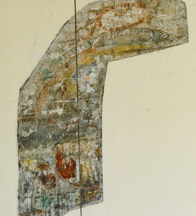 Zdjęcie nr 39: Kościół położony na obszernym placu przylegającym do wschodniej pierzei rynku, na północ od zamku. Plac otoczony ceglanym murem z filarkami. Przed kościołem wydzielony plac, dawny cmentarz, na nim figura św. Jana Kantego. W południowo-wschodnim narożu placu grobowiec księżnej Apolonii Potockiej. Kościół orientowany, halowy, trójnawowy, czteroprzęsłowy, z dwuprzęsłowym zamkniętym wielobocznie prezbiterium. Nawa główna szersza od naw bocznych. Nawy boczne zakończone od wschodu poligonalnymi kaplicami. Od strony północnej do nawy przylega kruchta. W północno-zachodnim narożniku kwadratowa wieża mieszcząca kaplicę w przyziemiu. Do zachodniego przęsła nawy głównej dostawiony głęboki ryzalit z kruchtą w przyziemiu i chórem na piętrze z prospektem organowym. Od północnej strony przylega piętrowa zakrystia, zamknięta wielobocznie. Nawa główna od bocznych oddzielona czworobocznymi filarami o ściętych narożach. Prezbiterium otwarte do korpusu ostrołukową tęczą. W korpusie sklepienie o konstrukcji żelbetowej, stylizowane na gotyckie. W kaplicy pod wieżą sklepienie kolebkowe, w kruchcie zachodniej sufit. Prezbiterium nakryte sklepieniem krzyżowo-żebrowym z żebrami spływającymi na konsole. Wnętrze oświetlają okna ostrołukowe, wypełnione witrażami; dwa w zamknięciu prezbiterium (środkowy otwór zamurowany), dwa na ścianie południowej. Portal z prezbiterium do zakrystii zamknięty łukiem w ośli grzbiet. Otwory drzwiowe prostokątne, różnej wielkości. Kaplica pod wieżą otwarta do wnętrza ostrołukowymi arkadami. Otwory okienne wąskie, prostokątne, ostrołukowe, wypełnione witrażem; cztery w ścianie północnej i południowej, jedno, szersze w ścianie zachodniej nad chórem. Wieża oświetlona małymi, wąskimi oknami zakończonymi łukiem odcinkowym i ostrołukowym. Fasada jednoosiowa, dwukondygnacyjna, zwieńczona szczytem schodkowym z ceglanymi laskami. Niesymetrycznie umieszczone wejście ujęte kamiennym, profilowanym portalem, zamkniętym ostrołukowo. Ponad nim rozglifione ostrołukowe okno. Od północy wieża wbudowana w naroże kościoła, wysunięta nieco przed lico fasady. W dolnej partii kamienna, w górnej ceglana, na rzucie prostokąta, czterokondygnacyjna. Piętro pierwsze i drugie oddzielone kamiennym gzymsem. Trzy dolne kondygnacje gotyckie, czwarta neogotycka (projektu Franciszka Marii Lanciego z 1836 r). Na osi pojedyncze okna. W parterze okno ciosowe, prostokątne, ponad nim wmurowany późnogotycki maswerk ostrołukowy z motywami rybich pęcherzy i psiego zęba, wyżej kartusz z herbem Leliwa. Na pierwszym piętrze okno ostrołukowe z parapetem na konsolkach, w opasce ceglanej zamkniętej ostrołukiem wklęsłym. Drugie piętro, okno ostrołukowe w opasce kamiennej, ponad nim okrągła tarcza zegarowa. Ostatnia kondygnacja ze ściętymi narożami, na których wysunięte przed lico muru krenelażowe wieżyczki zwieńczone kamiennymi szczytami w formie ostrosłupów. Od zachodu masywny łuk półokrągły uformowany z kształtek ceramicznych, w jego polu triforium ostrołukowe. Ponad nim okulus. Pod okapem dachu fryz z ceglanych konsolek oraz gąsiory układane w motyw rybiej łuski. Dach iglicowy. Elewacja południowa. Portal kamienny na cokole, profilowany, ostrołukowy. Archiwolty przechodzące w łuk o formie oślego grzbietu, wsparte na konsolkach zdobionych motywem roślinnym. Skrajna archiwolta z czołgankami zwieńczona pinaklem z kwiatonem. Po bokach analogiczne pinakle; W prezbiterium portal kamienny na cokole, profilowany, ostrołukowy, z dekoracją z motywem skręconego sznura; w kluczu herb Odrowąż, oraz data 1767 i litery LG OH OFP. W ścianę korpusu wmurowane kamienne epitafium ks. Pawła Gabańskiego plebana zatorskiego (zm. 1825), nad nim kartusz z herbem Łodzia.Trzy okna analogiczne jak w fasadzie, i jedno o połowę węższe. Elewacja północna. Kruchta ceglana, na cokole, opięta przyporami. Na osi portal kamienny, profilowany, ostrołukowy. Ponad nim kamienna rozeta z monogramem Marii, po bokach dwa okna o wykroju czworoliścia w okrągłych, kamiennych opaskach. Od strony północno-zachodniej zakrystia na rzucie prostokąta, zamknięta wielobocznie, piętrowa, w dolnej części kamienna (pozostałość pierwotnego kościoła), wyżej ceglana (piętro dobudowane 1915 r.). Od północy portal w opasce ceglanej, zamknięty łukiem odcinkowym. Ponad nim ostrołukowe, ceglane okno. Dwa okna analogiczne jak w fasadzie i jedno o połowę węższe. Kościół opięty przyporami, na wysokości ław okiennych gzyms kapnikowy wyłamany nad portalem północnym. Przypory z kapnikami w zwieńczeniu i na 2/3 wysokości. Pod dachem gzyms konsolkowy. Dach dwuspadowy, sygnaturka wieloboczna z ostrołukowymi prześwitami, zwieńczona hełmem iglicowym.