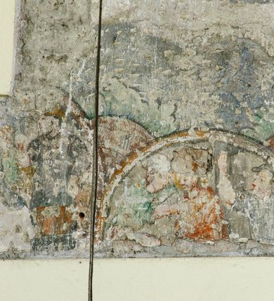 Zdjęcie nr 40: Kościół położony na obszernym placu przylegającym do wschodniej pierzei rynku, na północ od zamku. Plac otoczony ceglanym murem z filarkami. Przed kościołem wydzielony plac, dawny cmentarz, na nim figura św. Jana Kantego. W południowo-wschodnim narożu placu grobowiec księżnej Apolonii Potockiej. Kościół orientowany, halowy, trójnawowy, czteroprzęsłowy, z dwuprzęsłowym zamkniętym wielobocznie prezbiterium. Nawa główna szersza od naw bocznych. Nawy boczne zakończone od wschodu poligonalnymi kaplicami. Od strony północnej do nawy przylega kruchta. W północno-zachodnim narożniku kwadratowa wieża mieszcząca kaplicę w przyziemiu. Do zachodniego przęsła nawy głównej dostawiony głęboki ryzalit z kruchtą w przyziemiu i chórem na piętrze z prospektem organowym. Od północnej strony przylega piętrowa zakrystia, zamknięta wielobocznie. Nawa główna od bocznych oddzielona czworobocznymi filarami o ściętych narożach. Prezbiterium otwarte do korpusu ostrołukową tęczą. W korpusie sklepienie o konstrukcji żelbetowej, stylizowane na gotyckie. W kaplicy pod wieżą sklepienie kolebkowe, w kruchcie zachodniej sufit. Prezbiterium nakryte sklepieniem krzyżowo-żebrowym z żebrami spływającymi na konsole. Wnętrze oświetlają okna ostrołukowe, wypełnione witrażami; dwa w zamknięciu prezbiterium (środkowy otwór zamurowany), dwa na ścianie południowej. Portal z prezbiterium do zakrystii zamknięty łukiem w ośli grzbiet. Otwory drzwiowe prostokątne, różnej wielkości. Kaplica pod wieżą otwarta do wnętrza ostrołukowymi arkadami. Otwory okienne wąskie, prostokątne, ostrołukowe, wypełnione witrażem; cztery w ścianie północnej i południowej, jedno, szersze w ścianie zachodniej nad chórem. Wieża oświetlona małymi, wąskimi oknami zakończonymi łukiem odcinkowym i ostrołukowym. Fasada jednoosiowa, dwukondygnacyjna, zwieńczona szczytem schodkowym z ceglanymi laskami. Niesymetrycznie umieszczone wejście ujęte kamiennym, profilowanym portalem, zamkniętym ostrołukowo. Ponad nim rozglifione ostrołukowe okno. Od północy wieża wbudowana w naroże kościoła, wysunięta nieco przed lico fasady. W dolnej partii kamienna, w górnej ceglana, na rzucie prostokąta, czterokondygnacyjna. Piętro pierwsze i drugie oddzielone kamiennym gzymsem. Trzy dolne kondygnacje gotyckie, czwarta neogotycka (projektu Franciszka Marii Lanciego z 1836 r). Na osi pojedyncze okna. W parterze okno ciosowe, prostokątne, ponad nim wmurowany późnogotycki maswerk ostrołukowy z motywami rybich pęcherzy i psiego zęba, wyżej kartusz z herbem Leliwa. Na pierwszym piętrze okno ostrołukowe z parapetem na konsolkach, w opasce ceglanej zamkniętej ostrołukiem wklęsłym. Drugie piętro, okno ostrołukowe w opasce kamiennej, ponad nim okrągła tarcza zegarowa. Ostatnia kondygnacja ze ściętymi narożami, na których wysunięte przed lico muru krenelażowe wieżyczki zwieńczone kamiennymi szczytami w formie ostrosłupów. Od zachodu masywny łuk półokrągły uformowany z kształtek ceramicznych, w jego polu triforium ostrołukowe. Ponad nim okulus. Pod okapem dachu fryz z ceglanych konsolek oraz gąsiory układane w motyw rybiej łuski. Dach iglicowy. Elewacja południowa. Portal kamienny na cokole, profilowany, ostrołukowy. Archiwolty przechodzące w łuk o formie oślego grzbietu, wsparte na konsolkach zdobionych motywem roślinnym. Skrajna archiwolta z czołgankami zwieńczona pinaklem z kwiatonem. Po bokach analogiczne pinakle; W prezbiterium portal kamienny na cokole, profilowany, ostrołukowy, z dekoracją z motywem skręconego sznura; w kluczu herb Odrowąż, oraz data 1767 i litery LG OH OFP. W ścianę korpusu wmurowane kamienne epitafium ks. Pawła Gabańskiego plebana zatorskiego (zm. 1825), nad nim kartusz z herbem Łodzia.Trzy okna analogiczne jak w fasadzie, i jedno o połowę węższe. Elewacja północna. Kruchta ceglana, na cokole, opięta przyporami. Na osi portal kamienny, profilowany, ostrołukowy. Ponad nim kamienna rozeta z monogramem Marii, po bokach dwa okna o wykroju czworoliścia w okrągłych, kamiennych opaskach. Od strony północno-zachodniej zakrystia na rzucie prostokąta, zamknięta wielobocznie, piętrowa, w dolnej części kamienna (pozostałość pierwotnego kościoła), wyżej ceglana (piętro dobudowane 1915 r.). Od północy portal w opasce ceglanej, zamknięty łukiem odcinkowym. Ponad nim ostrołukowe, ceglane okno. Dwa okna analogiczne jak w fasadzie i jedno o połowę węższe. Kościół opięty przyporami, na wysokości ław okiennych gzyms kapnikowy wyłamany nad portalem północnym. Przypory z kapnikami w zwieńczeniu i na 2/3 wysokości. Pod dachem gzyms konsolkowy. Dach dwuspadowy, sygnaturka wieloboczna z ostrołukowymi prześwitami, zwieńczona hełmem iglicowym.