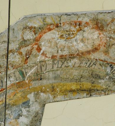 Zdjęcie nr 41: Kościół położony na obszernym placu przylegającym do wschodniej pierzei rynku, na północ od zamku. Plac otoczony ceglanym murem z filarkami. Przed kościołem wydzielony plac, dawny cmentarz, na nim figura św. Jana Kantego. W południowo-wschodnim narożu placu grobowiec księżnej Apolonii Potockiej. Kościół orientowany, halowy, trójnawowy, czteroprzęsłowy, z dwuprzęsłowym zamkniętym wielobocznie prezbiterium. Nawa główna szersza od naw bocznych. Nawy boczne zakończone od wschodu poligonalnymi kaplicami. Od strony północnej do nawy przylega kruchta. W północno-zachodnim narożniku kwadratowa wieża mieszcząca kaplicę w przyziemiu. Do zachodniego przęsła nawy głównej dostawiony głęboki ryzalit z kruchtą w przyziemiu i chórem na piętrze z prospektem organowym. Od północnej strony przylega piętrowa zakrystia, zamknięta wielobocznie. Nawa główna od bocznych oddzielona czworobocznymi filarami o ściętych narożach. Prezbiterium otwarte do korpusu ostrołukową tęczą. W korpusie sklepienie o konstrukcji żelbetowej, stylizowane na gotyckie. W kaplicy pod wieżą sklepienie kolebkowe, w kruchcie zachodniej sufit. Prezbiterium nakryte sklepieniem krzyżowo-żebrowym z żebrami spływającymi na konsole. Wnętrze oświetlają okna ostrołukowe, wypełnione witrażami; dwa w zamknięciu prezbiterium (środkowy otwór zamurowany), dwa na ścianie południowej. Portal z prezbiterium do zakrystii zamknięty łukiem w ośli grzbiet. Otwory drzwiowe prostokątne, różnej wielkości. Kaplica pod wieżą otwarta do wnętrza ostrołukowymi arkadami. Otwory okienne wąskie, prostokątne, ostrołukowe, wypełnione witrażem; cztery w ścianie północnej i południowej, jedno, szersze w ścianie zachodniej nad chórem. Wieża oświetlona małymi, wąskimi oknami zakończonymi łukiem odcinkowym i ostrołukowym. Fasada jednoosiowa, dwukondygnacyjna, zwieńczona szczytem schodkowym z ceglanymi laskami. Niesymetrycznie umieszczone wejście ujęte kamiennym, profilowanym portalem, zamkniętym ostrołukowo. Ponad nim rozglifione ostrołukowe okno. Od północy wieża wbudowana w naroże kościoła, wysunięta nieco przed lico fasady. W dolnej partii kamienna, w górnej ceglana, na rzucie prostokąta, czterokondygnacyjna. Piętro pierwsze i drugie oddzielone kamiennym gzymsem. Trzy dolne kondygnacje gotyckie, czwarta neogotycka (projektu Franciszka Marii Lanciego z 1836 r). Na osi pojedyncze okna. W parterze okno ciosowe, prostokątne, ponad nim wmurowany późnogotycki maswerk ostrołukowy z motywami rybich pęcherzy i psiego zęba, wyżej kartusz z herbem Leliwa. Na pierwszym piętrze okno ostrołukowe z parapetem na konsolkach, w opasce ceglanej zamkniętej ostrołukiem wklęsłym. Drugie piętro, okno ostrołukowe w opasce kamiennej, ponad nim okrągła tarcza zegarowa. Ostatnia kondygnacja ze ściętymi narożami, na których wysunięte przed lico muru krenelażowe wieżyczki zwieńczone kamiennymi szczytami w formie ostrosłupów. Od zachodu masywny łuk półokrągły uformowany z kształtek ceramicznych, w jego polu triforium ostrołukowe. Ponad nim okulus. Pod okapem dachu fryz z ceglanych konsolek oraz gąsiory układane w motyw rybiej łuski. Dach iglicowy. Elewacja południowa. Portal kamienny na cokole, profilowany, ostrołukowy. Archiwolty przechodzące w łuk o formie oślego grzbietu, wsparte na konsolkach zdobionych motywem roślinnym. Skrajna archiwolta z czołgankami zwieńczona pinaklem z kwiatonem. Po bokach analogiczne pinakle; W prezbiterium portal kamienny na cokole, profilowany, ostrołukowy, z dekoracją z motywem skręconego sznura; w kluczu herb Odrowąż, oraz data 1767 i litery LG OH OFP. W ścianę korpusu wmurowane kamienne epitafium ks. Pawła Gabańskiego plebana zatorskiego (zm. 1825), nad nim kartusz z herbem Łodzia.Trzy okna analogiczne jak w fasadzie, i jedno o połowę węższe. Elewacja północna. Kruchta ceglana, na cokole, opięta przyporami. Na osi portal kamienny, profilowany, ostrołukowy. Ponad nim kamienna rozeta z monogramem Marii, po bokach dwa okna o wykroju czworoliścia w okrągłych, kamiennych opaskach. Od strony północno-zachodniej zakrystia na rzucie prostokąta, zamknięta wielobocznie, piętrowa, w dolnej części kamienna (pozostałość pierwotnego kościoła), wyżej ceglana (piętro dobudowane 1915 r.). Od północy portal w opasce ceglanej, zamknięty łukiem odcinkowym. Ponad nim ostrołukowe, ceglane okno. Dwa okna analogiczne jak w fasadzie i jedno o połowę węższe. Kościół opięty przyporami, na wysokości ław okiennych gzyms kapnikowy wyłamany nad portalem północnym. Przypory z kapnikami w zwieńczeniu i na 2/3 wysokości. Pod dachem gzyms konsolkowy. Dach dwuspadowy, sygnaturka wieloboczna z ostrołukowymi prześwitami, zwieńczona hełmem iglicowym.