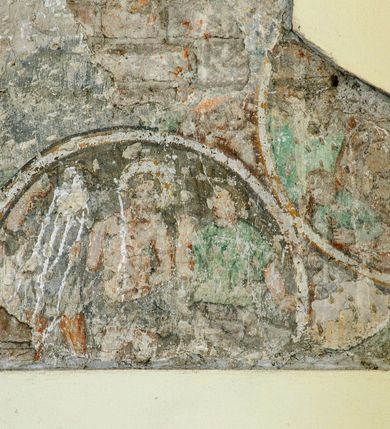 Zdjęcie nr 43: Kościół położony na obszernym placu przylegającym do wschodniej pierzei rynku, na północ od zamku. Plac otoczony ceglanym murem z filarkami. Przed kościołem wydzielony plac, dawny cmentarz, na nim figura św. Jana Kantego. W południowo-wschodnim narożu placu grobowiec księżnej Apolonii Potockiej. Kościół orientowany, halowy, trójnawowy, czteroprzęsłowy, z dwuprzęsłowym zamkniętym wielobocznie prezbiterium. Nawa główna szersza od naw bocznych. Nawy boczne zakończone od wschodu poligonalnymi kaplicami. Od strony północnej do nawy przylega kruchta. W północno-zachodnim narożniku kwadratowa wieża mieszcząca kaplicę w przyziemiu. Do zachodniego przęsła nawy głównej dostawiony głęboki ryzalit z kruchtą w przyziemiu i chórem na piętrze z prospektem organowym. Od północnej strony przylega piętrowa zakrystia, zamknięta wielobocznie. Nawa główna od bocznych oddzielona czworobocznymi filarami o ściętych narożach. Prezbiterium otwarte do korpusu ostrołukową tęczą. W korpusie sklepienie o konstrukcji żelbetowej, stylizowane na gotyckie. W kaplicy pod wieżą sklepienie kolebkowe, w kruchcie zachodniej sufit. Prezbiterium nakryte sklepieniem krzyżowo-żebrowym z żebrami spływającymi na konsole. Wnętrze oświetlają okna ostrołukowe, wypełnione witrażami; dwa w zamknięciu prezbiterium (środkowy otwór zamurowany), dwa na ścianie południowej. Portal z prezbiterium do zakrystii zamknięty łukiem w ośli grzbiet. Otwory drzwiowe prostokątne, różnej wielkości. Kaplica pod wieżą otwarta do wnętrza ostrołukowymi arkadami. Otwory okienne wąskie, prostokątne, ostrołukowe, wypełnione witrażem; cztery w ścianie północnej i południowej, jedno, szersze w ścianie zachodniej nad chórem. Wieża oświetlona małymi, wąskimi oknami zakończonymi łukiem odcinkowym i ostrołukowym. Fasada jednoosiowa, dwukondygnacyjna, zwieńczona szczytem schodkowym z ceglanymi laskami. Niesymetrycznie umieszczone wejście ujęte kamiennym, profilowanym portalem, zamkniętym ostrołukowo. Ponad nim rozglifione ostrołukowe okno. Od północy wieża wbudowana w naroże kościoła, wysunięta nieco przed lico fasady. W dolnej partii kamienna, w górnej ceglana, na rzucie prostokąta, czterokondygnacyjna. Piętro pierwsze i drugie oddzielone kamiennym gzymsem. Trzy dolne kondygnacje gotyckie, czwarta neogotycka (projektu Franciszka Marii Lanciego z 1836 r). Na osi pojedyncze okna. W parterze okno ciosowe, prostokątne, ponad nim wmurowany późnogotycki maswerk ostrołukowy z motywami rybich pęcherzy i psiego zęba, wyżej kartusz z herbem Leliwa. Na pierwszym piętrze okno ostrołukowe z parapetem na konsolkach, w opasce ceglanej zamkniętej ostrołukiem wklęsłym. Drugie piętro, okno ostrołukowe w opasce kamiennej, ponad nim okrągła tarcza zegarowa. Ostatnia kondygnacja ze ściętymi narożami, na których wysunięte przed lico muru krenelażowe wieżyczki zwieńczone kamiennymi szczytami w formie ostrosłupów. Od zachodu masywny łuk półokrągły uformowany z kształtek ceramicznych, w jego polu triforium ostrołukowe. Ponad nim okulus. Pod okapem dachu fryz z ceglanych konsolek oraz gąsiory układane w motyw rybiej łuski. Dach iglicowy. Elewacja południowa. Portal kamienny na cokole, profilowany, ostrołukowy. Archiwolty przechodzące w łuk o formie oślego grzbietu, wsparte na konsolkach zdobionych motywem roślinnym. Skrajna archiwolta z czołgankami zwieńczona pinaklem z kwiatonem. Po bokach analogiczne pinakle; W prezbiterium portal kamienny na cokole, profilowany, ostrołukowy, z dekoracją z motywem skręconego sznura; w kluczu herb Odrowąż, oraz data 1767 i litery LG OH OFP. W ścianę korpusu wmurowane kamienne epitafium ks. Pawła Gabańskiego plebana zatorskiego (zm. 1825), nad nim kartusz z herbem Łodzia.Trzy okna analogiczne jak w fasadzie, i jedno o połowę węższe. Elewacja północna. Kruchta ceglana, na cokole, opięta przyporami. Na osi portal kamienny, profilowany, ostrołukowy. Ponad nim kamienna rozeta z monogramem Marii, po bokach dwa okna o wykroju czworoliścia w okrągłych, kamiennych opaskach. Od strony północno-zachodniej zakrystia na rzucie prostokąta, zamknięta wielobocznie, piętrowa, w dolnej części kamienna (pozostałość pierwotnego kościoła), wyżej ceglana (piętro dobudowane 1915 r.). Od północy portal w opasce ceglanej, zamknięty łukiem odcinkowym. Ponad nim ostrołukowe, ceglane okno. Dwa okna analogiczne jak w fasadzie i jedno o połowę węższe. Kościół opięty przyporami, na wysokości ław okiennych gzyms kapnikowy wyłamany nad portalem północnym. Przypory z kapnikami w zwieńczeniu i na 2/3 wysokości. Pod dachem gzyms konsolkowy. Dach dwuspadowy, sygnaturka wieloboczna z ostrołukowymi prześwitami, zwieńczona hełmem iglicowym.