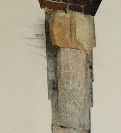 Zdjęcie nr 44: Kościół położony na obszernym placu przylegającym do wschodniej pierzei rynku, na północ od zamku. Plac otoczony ceglanym murem z filarkami. Przed kościołem wydzielony plac, dawny cmentarz, na nim figura św. Jana Kantego. W południowo-wschodnim narożu placu grobowiec księżnej Apolonii Potockiej. Kościół orientowany, halowy, trójnawowy, czteroprzęsłowy, z dwuprzęsłowym zamkniętym wielobocznie prezbiterium. Nawa główna szersza od naw bocznych. Nawy boczne zakończone od wschodu poligonalnymi kaplicami. Od strony północnej do nawy przylega kruchta. W północno-zachodnim narożniku kwadratowa wieża mieszcząca kaplicę w przyziemiu. Do zachodniego przęsła nawy głównej dostawiony głęboki ryzalit z kruchtą w przyziemiu i chórem na piętrze z prospektem organowym. Od północnej strony przylega piętrowa zakrystia, zamknięta wielobocznie. Nawa główna od bocznych oddzielona czworobocznymi filarami o ściętych narożach. Prezbiterium otwarte do korpusu ostrołukową tęczą. W korpusie sklepienie o konstrukcji żelbetowej, stylizowane na gotyckie. W kaplicy pod wieżą sklepienie kolebkowe, w kruchcie zachodniej sufit. Prezbiterium nakryte sklepieniem krzyżowo-żebrowym z żebrami spływającymi na konsole. Wnętrze oświetlają okna ostrołukowe, wypełnione witrażami; dwa w zamknięciu prezbiterium (środkowy otwór zamurowany), dwa na ścianie południowej. Portal z prezbiterium do zakrystii zamknięty łukiem w ośli grzbiet. Otwory drzwiowe prostokątne, różnej wielkości. Kaplica pod wieżą otwarta do wnętrza ostrołukowymi arkadami. Otwory okienne wąskie, prostokątne, ostrołukowe, wypełnione witrażem; cztery w ścianie północnej i południowej, jedno, szersze w ścianie zachodniej nad chórem. Wieża oświetlona małymi, wąskimi oknami zakończonymi łukiem odcinkowym i ostrołukowym. Fasada jednoosiowa, dwukondygnacyjna, zwieńczona szczytem schodkowym z ceglanymi laskami. Niesymetrycznie umieszczone wejście ujęte kamiennym, profilowanym portalem, zamkniętym ostrołukowo. Ponad nim rozglifione ostrołukowe okno. Od północy wieża wbudowana w naroże kościoła, wysunięta nieco przed lico fasady. W dolnej partii kamienna, w górnej ceglana, na rzucie prostokąta, czterokondygnacyjna. Piętro pierwsze i drugie oddzielone kamiennym gzymsem. Trzy dolne kondygnacje gotyckie, czwarta neogotycka (projektu Franciszka Marii Lanciego z 1836 r). Na osi pojedyncze okna. W parterze okno ciosowe, prostokątne, ponad nim wmurowany późnogotycki maswerk ostrołukowy z motywami rybich pęcherzy i psiego zęba, wyżej kartusz z herbem Leliwa. Na pierwszym piętrze okno ostrołukowe z parapetem na konsolkach, w opasce ceglanej zamkniętej ostrołukiem wklęsłym. Drugie piętro, okno ostrołukowe w opasce kamiennej, ponad nim okrągła tarcza zegarowa. Ostatnia kondygnacja ze ściętymi narożami, na których wysunięte przed lico muru krenelażowe wieżyczki zwieńczone kamiennymi szczytami w formie ostrosłupów. Od zachodu masywny łuk półokrągły uformowany z kształtek ceramicznych, w jego polu triforium ostrołukowe. Ponad nim okulus. Pod okapem dachu fryz z ceglanych konsolek oraz gąsiory układane w motyw rybiej łuski. Dach iglicowy. Elewacja południowa. Portal kamienny na cokole, profilowany, ostrołukowy. Archiwolty przechodzące w łuk o formie oślego grzbietu, wsparte na konsolkach zdobionych motywem roślinnym. Skrajna archiwolta z czołgankami zwieńczona pinaklem z kwiatonem. Po bokach analogiczne pinakle; W prezbiterium portal kamienny na cokole, profilowany, ostrołukowy, z dekoracją z motywem skręconego sznura; w kluczu herb Odrowąż, oraz data 1767 i litery LG OH OFP. W ścianę korpusu wmurowane kamienne epitafium ks. Pawła Gabańskiego plebana zatorskiego (zm. 1825), nad nim kartusz z herbem Łodzia.Trzy okna analogiczne jak w fasadzie, i jedno o połowę węższe. Elewacja północna. Kruchta ceglana, na cokole, opięta przyporami. Na osi portal kamienny, profilowany, ostrołukowy. Ponad nim kamienna rozeta z monogramem Marii, po bokach dwa okna o wykroju czworoliścia w okrągłych, kamiennych opaskach. Od strony północno-zachodniej zakrystia na rzucie prostokąta, zamknięta wielobocznie, piętrowa, w dolnej części kamienna (pozostałość pierwotnego kościoła), wyżej ceglana (piętro dobudowane 1915 r.). Od północy portal w opasce ceglanej, zamknięty łukiem odcinkowym. Ponad nim ostrołukowe, ceglane okno. Dwa okna analogiczne jak w fasadzie i jedno o połowę węższe. Kościół opięty przyporami, na wysokości ław okiennych gzyms kapnikowy wyłamany nad portalem północnym. Przypory z kapnikami w zwieńczeniu i na 2/3 wysokości. Pod dachem gzyms konsolkowy. Dach dwuspadowy, sygnaturka wieloboczna z ostrołukowymi prześwitami, zwieńczona hełmem iglicowym.