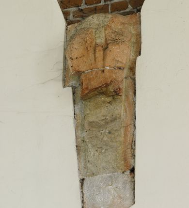 Zdjęcie nr 45: Kościół położony na obszernym placu przylegającym do wschodniej pierzei rynku, na północ od zamku. Plac otoczony ceglanym murem z filarkami. Przed kościołem wydzielony plac, dawny cmentarz, na nim figura św. Jana Kantego. W południowo-wschodnim narożu placu grobowiec księżnej Apolonii Potockiej. Kościół orientowany, halowy, trójnawowy, czteroprzęsłowy, z dwuprzęsłowym zamkniętym wielobocznie prezbiterium. Nawa główna szersza od naw bocznych. Nawy boczne zakończone od wschodu poligonalnymi kaplicami. Od strony północnej do nawy przylega kruchta. W północno-zachodnim narożniku kwadratowa wieża mieszcząca kaplicę w przyziemiu. Do zachodniego przęsła nawy głównej dostawiony głęboki ryzalit z kruchtą w przyziemiu i chórem na piętrze z prospektem organowym. Od północnej strony przylega piętrowa zakrystia, zamknięta wielobocznie. Nawa główna od bocznych oddzielona czworobocznymi filarami o ściętych narożach. Prezbiterium otwarte do korpusu ostrołukową tęczą. W korpusie sklepienie o konstrukcji żelbetowej, stylizowane na gotyckie. W kaplicy pod wieżą sklepienie kolebkowe, w kruchcie zachodniej sufit. Prezbiterium nakryte sklepieniem krzyżowo-żebrowym z żebrami spływającymi na konsole. Wnętrze oświetlają okna ostrołukowe, wypełnione witrażami; dwa w zamknięciu prezbiterium (środkowy otwór zamurowany), dwa na ścianie południowej. Portal z prezbiterium do zakrystii zamknięty łukiem w ośli grzbiet. Otwory drzwiowe prostokątne, różnej wielkości. Kaplica pod wieżą otwarta do wnętrza ostrołukowymi arkadami. Otwory okienne wąskie, prostokątne, ostrołukowe, wypełnione witrażem; cztery w ścianie północnej i południowej, jedno, szersze w ścianie zachodniej nad chórem. Wieża oświetlona małymi, wąskimi oknami zakończonymi łukiem odcinkowym i ostrołukowym. Fasada jednoosiowa, dwukondygnacyjna, zwieńczona szczytem schodkowym z ceglanymi laskami. Niesymetrycznie umieszczone wejście ujęte kamiennym, profilowanym portalem, zamkniętym ostrołukowo. Ponad nim rozglifione ostrołukowe okno. Od północy wieża wbudowana w naroże kościoła, wysunięta nieco przed lico fasady. W dolnej partii kamienna, w górnej ceglana, na rzucie prostokąta, czterokondygnacyjna. Piętro pierwsze i drugie oddzielone kamiennym gzymsem. Trzy dolne kondygnacje gotyckie, czwarta neogotycka (projektu Franciszka Marii Lanciego z 1836 r). Na osi pojedyncze okna. W parterze okno ciosowe, prostokątne, ponad nim wmurowany późnogotycki maswerk ostrołukowy z motywami rybich pęcherzy i psiego zęba, wyżej kartusz z herbem Leliwa. Na pierwszym piętrze okno ostrołukowe z parapetem na konsolkach, w opasce ceglanej zamkniętej ostrołukiem wklęsłym. Drugie piętro, okno ostrołukowe w opasce kamiennej, ponad nim okrągła tarcza zegarowa. Ostatnia kondygnacja ze ściętymi narożami, na których wysunięte przed lico muru krenelażowe wieżyczki zwieńczone kamiennymi szczytami w formie ostrosłupów. Od zachodu masywny łuk półokrągły uformowany z kształtek ceramicznych, w jego polu triforium ostrołukowe. Ponad nim okulus. Pod okapem dachu fryz z ceglanych konsolek oraz gąsiory układane w motyw rybiej łuski. Dach iglicowy. Elewacja południowa. Portal kamienny na cokole, profilowany, ostrołukowy. Archiwolty przechodzące w łuk o formie oślego grzbietu, wsparte na konsolkach zdobionych motywem roślinnym. Skrajna archiwolta z czołgankami zwieńczona pinaklem z kwiatonem. Po bokach analogiczne pinakle; W prezbiterium portal kamienny na cokole, profilowany, ostrołukowy, z dekoracją z motywem skręconego sznura; w kluczu herb Odrowąż, oraz data 1767 i litery LG OH OFP. W ścianę korpusu wmurowane kamienne epitafium ks. Pawła Gabańskiego plebana zatorskiego (zm. 1825), nad nim kartusz z herbem Łodzia.Trzy okna analogiczne jak w fasadzie, i jedno o połowę węższe. Elewacja północna. Kruchta ceglana, na cokole, opięta przyporami. Na osi portal kamienny, profilowany, ostrołukowy. Ponad nim kamienna rozeta z monogramem Marii, po bokach dwa okna o wykroju czworoliścia w okrągłych, kamiennych opaskach. Od strony północno-zachodniej zakrystia na rzucie prostokąta, zamknięta wielobocznie, piętrowa, w dolnej części kamienna (pozostałość pierwotnego kościoła), wyżej ceglana (piętro dobudowane 1915 r.). Od północy portal w opasce ceglanej, zamknięty łukiem odcinkowym. Ponad nim ostrołukowe, ceglane okno. Dwa okna analogiczne jak w fasadzie i jedno o połowę węższe. Kościół opięty przyporami, na wysokości ław okiennych gzyms kapnikowy wyłamany nad portalem północnym. Przypory z kapnikami w zwieńczeniu i na 2/3 wysokości. Pod dachem gzyms konsolkowy. Dach dwuspadowy, sygnaturka wieloboczna z ostrołukowymi prześwitami, zwieńczona hełmem iglicowym.