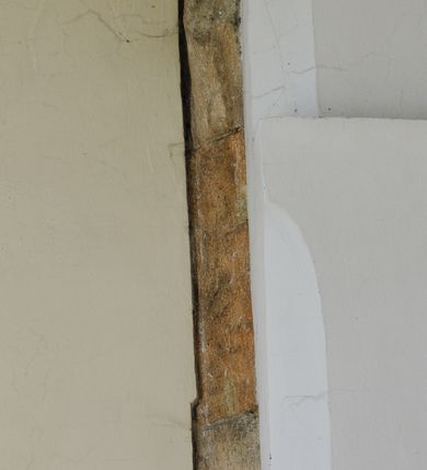 Zdjęcie nr 46: Kościół położony na obszernym placu przylegającym do wschodniej pierzei rynku, na północ od zamku. Plac otoczony ceglanym murem z filarkami. Przed kościołem wydzielony plac, dawny cmentarz, na nim figura św. Jana Kantego. W południowo-wschodnim narożu placu grobowiec księżnej Apolonii Potockiej. Kościół orientowany, halowy, trójnawowy, czteroprzęsłowy, z dwuprzęsłowym zamkniętym wielobocznie prezbiterium. Nawa główna szersza od naw bocznych. Nawy boczne zakończone od wschodu poligonalnymi kaplicami. Od strony północnej do nawy przylega kruchta. W północno-zachodnim narożniku kwadratowa wieża mieszcząca kaplicę w przyziemiu. Do zachodniego przęsła nawy głównej dostawiony głęboki ryzalit z kruchtą w przyziemiu i chórem na piętrze z prospektem organowym. Od północnej strony przylega piętrowa zakrystia, zamknięta wielobocznie. Nawa główna od bocznych oddzielona czworobocznymi filarami o ściętych narożach. Prezbiterium otwarte do korpusu ostrołukową tęczą. W korpusie sklepienie o konstrukcji żelbetowej, stylizowane na gotyckie. W kaplicy pod wieżą sklepienie kolebkowe, w kruchcie zachodniej sufit. Prezbiterium nakryte sklepieniem krzyżowo-żebrowym z żebrami spływającymi na konsole. Wnętrze oświetlają okna ostrołukowe, wypełnione witrażami; dwa w zamknięciu prezbiterium (środkowy otwór zamurowany), dwa na ścianie południowej. Portal z prezbiterium do zakrystii zamknięty łukiem w ośli grzbiet. Otwory drzwiowe prostokątne, różnej wielkości. Kaplica pod wieżą otwarta do wnętrza ostrołukowymi arkadami. Otwory okienne wąskie, prostokątne, ostrołukowe, wypełnione witrażem; cztery w ścianie północnej i południowej, jedno, szersze w ścianie zachodniej nad chórem. Wieża oświetlona małymi, wąskimi oknami zakończonymi łukiem odcinkowym i ostrołukowym. Fasada jednoosiowa, dwukondygnacyjna, zwieńczona szczytem schodkowym z ceglanymi laskami. Niesymetrycznie umieszczone wejście ujęte kamiennym, profilowanym portalem, zamkniętym ostrołukowo. Ponad nim rozglifione ostrołukowe okno. Od północy wieża wbudowana w naroże kościoła, wysunięta nieco przed lico fasady. W dolnej partii kamienna, w górnej ceglana, na rzucie prostokąta, czterokondygnacyjna. Piętro pierwsze i drugie oddzielone kamiennym gzymsem. Trzy dolne kondygnacje gotyckie, czwarta neogotycka (projektu Franciszka Marii Lanciego z 1836 r). Na osi pojedyncze okna. W parterze okno ciosowe, prostokątne, ponad nim wmurowany późnogotycki maswerk ostrołukowy z motywami rybich pęcherzy i psiego zęba, wyżej kartusz z herbem Leliwa. Na pierwszym piętrze okno ostrołukowe z parapetem na konsolkach, w opasce ceglanej zamkniętej ostrołukiem wklęsłym. Drugie piętro, okno ostrołukowe w opasce kamiennej, ponad nim okrągła tarcza zegarowa. Ostatnia kondygnacja ze ściętymi narożami, na których wysunięte przed lico muru krenelażowe wieżyczki zwieńczone kamiennymi szczytami w formie ostrosłupów. Od zachodu masywny łuk półokrągły uformowany z kształtek ceramicznych, w jego polu triforium ostrołukowe. Ponad nim okulus. Pod okapem dachu fryz z ceglanych konsolek oraz gąsiory układane w motyw rybiej łuski. Dach iglicowy. Elewacja południowa. Portal kamienny na cokole, profilowany, ostrołukowy. Archiwolty przechodzące w łuk o formie oślego grzbietu, wsparte na konsolkach zdobionych motywem roślinnym. Skrajna archiwolta z czołgankami zwieńczona pinaklem z kwiatonem. Po bokach analogiczne pinakle; W prezbiterium portal kamienny na cokole, profilowany, ostrołukowy, z dekoracją z motywem skręconego sznura; w kluczu herb Odrowąż, oraz data 1767 i litery LG OH OFP. W ścianę korpusu wmurowane kamienne epitafium ks. Pawła Gabańskiego plebana zatorskiego (zm. 1825), nad nim kartusz z herbem Łodzia.Trzy okna analogiczne jak w fasadzie, i jedno o połowę węższe. Elewacja północna. Kruchta ceglana, na cokole, opięta przyporami. Na osi portal kamienny, profilowany, ostrołukowy. Ponad nim kamienna rozeta z monogramem Marii, po bokach dwa okna o wykroju czworoliścia w okrągłych, kamiennych opaskach. Od strony północno-zachodniej zakrystia na rzucie prostokąta, zamknięta wielobocznie, piętrowa, w dolnej części kamienna (pozostałość pierwotnego kościoła), wyżej ceglana (piętro dobudowane 1915 r.). Od północy portal w opasce ceglanej, zamknięty łukiem odcinkowym. Ponad nim ostrołukowe, ceglane okno. Dwa okna analogiczne jak w fasadzie i jedno o połowę węższe. Kościół opięty przyporami, na wysokości ław okiennych gzyms kapnikowy wyłamany nad portalem północnym. Przypory z kapnikami w zwieńczeniu i na 2/3 wysokości. Pod dachem gzyms konsolkowy. Dach dwuspadowy, sygnaturka wieloboczna z ostrołukowymi prześwitami, zwieńczona hełmem iglicowym.