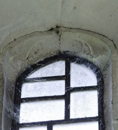 Zdjęcie nr 47: Kościół położony na obszernym placu przylegającym do wschodniej pierzei rynku, na północ od zamku. Plac otoczony ceglanym murem z filarkami. Przed kościołem wydzielony plac, dawny cmentarz, na nim figura św. Jana Kantego. W południowo-wschodnim narożu placu grobowiec księżnej Apolonii Potockiej. Kościół orientowany, halowy, trójnawowy, czteroprzęsłowy, z dwuprzęsłowym zamkniętym wielobocznie prezbiterium. Nawa główna szersza od naw bocznych. Nawy boczne zakończone od wschodu poligonalnymi kaplicami. Od strony północnej do nawy przylega kruchta. W północno-zachodnim narożniku kwadratowa wieża mieszcząca kaplicę w przyziemiu. Do zachodniego przęsła nawy głównej dostawiony głęboki ryzalit z kruchtą w przyziemiu i chórem na piętrze z prospektem organowym. Od północnej strony przylega piętrowa zakrystia, zamknięta wielobocznie. Nawa główna od bocznych oddzielona czworobocznymi filarami o ściętych narożach. Prezbiterium otwarte do korpusu ostrołukową tęczą. W korpusie sklepienie o konstrukcji żelbetowej, stylizowane na gotyckie. W kaplicy pod wieżą sklepienie kolebkowe, w kruchcie zachodniej sufit. Prezbiterium nakryte sklepieniem krzyżowo-żebrowym z żebrami spływającymi na konsole. Wnętrze oświetlają okna ostrołukowe, wypełnione witrażami; dwa w zamknięciu prezbiterium (środkowy otwór zamurowany), dwa na ścianie południowej. Portal z prezbiterium do zakrystii zamknięty łukiem w ośli grzbiet. Otwory drzwiowe prostokątne, różnej wielkości. Kaplica pod wieżą otwarta do wnętrza ostrołukowymi arkadami. Otwory okienne wąskie, prostokątne, ostrołukowe, wypełnione witrażem; cztery w ścianie północnej i południowej, jedno, szersze w ścianie zachodniej nad chórem. Wieża oświetlona małymi, wąskimi oknami zakończonymi łukiem odcinkowym i ostrołukowym. Fasada jednoosiowa, dwukondygnacyjna, zwieńczona szczytem schodkowym z ceglanymi laskami. Niesymetrycznie umieszczone wejście ujęte kamiennym, profilowanym portalem, zamkniętym ostrołukowo. Ponad nim rozglifione ostrołukowe okno. Od północy wieża wbudowana w naroże kościoła, wysunięta nieco przed lico fasady. W dolnej partii kamienna, w górnej ceglana, na rzucie prostokąta, czterokondygnacyjna. Piętro pierwsze i drugie oddzielone kamiennym gzymsem. Trzy dolne kondygnacje gotyckie, czwarta neogotycka (projektu Franciszka Marii Lanciego z 1836 r). Na osi pojedyncze okna. W parterze okno ciosowe, prostokątne, ponad nim wmurowany późnogotycki maswerk ostrołukowy z motywami rybich pęcherzy i psiego zęba, wyżej kartusz z herbem Leliwa. Na pierwszym piętrze okno ostrołukowe z parapetem na konsolkach, w opasce ceglanej zamkniętej ostrołukiem wklęsłym. Drugie piętro, okno ostrołukowe w opasce kamiennej, ponad nim okrągła tarcza zegarowa. Ostatnia kondygnacja ze ściętymi narożami, na których wysunięte przed lico muru krenelażowe wieżyczki zwieńczone kamiennymi szczytami w formie ostrosłupów. Od zachodu masywny łuk półokrągły uformowany z kształtek ceramicznych, w jego polu triforium ostrołukowe. Ponad nim okulus. Pod okapem dachu fryz z ceglanych konsolek oraz gąsiory układane w motyw rybiej łuski. Dach iglicowy. Elewacja południowa. Portal kamienny na cokole, profilowany, ostrołukowy. Archiwolty przechodzące w łuk o formie oślego grzbietu, wsparte na konsolkach zdobionych motywem roślinnym. Skrajna archiwolta z czołgankami zwieńczona pinaklem z kwiatonem. Po bokach analogiczne pinakle; W prezbiterium portal kamienny na cokole, profilowany, ostrołukowy, z dekoracją z motywem skręconego sznura; w kluczu herb Odrowąż, oraz data 1767 i litery LG OH OFP. W ścianę korpusu wmurowane kamienne epitafium ks. Pawła Gabańskiego plebana zatorskiego (zm. 1825), nad nim kartusz z herbem Łodzia.Trzy okna analogiczne jak w fasadzie, i jedno o połowę węższe. Elewacja północna. Kruchta ceglana, na cokole, opięta przyporami. Na osi portal kamienny, profilowany, ostrołukowy. Ponad nim kamienna rozeta z monogramem Marii, po bokach dwa okna o wykroju czworoliścia w okrągłych, kamiennych opaskach. Od strony północno-zachodniej zakrystia na rzucie prostokąta, zamknięta wielobocznie, piętrowa, w dolnej części kamienna (pozostałość pierwotnego kościoła), wyżej ceglana (piętro dobudowane 1915 r.). Od północy portal w opasce ceglanej, zamknięty łukiem odcinkowym. Ponad nim ostrołukowe, ceglane okno. Dwa okna analogiczne jak w fasadzie i jedno o połowę węższe. Kościół opięty przyporami, na wysokości ław okiennych gzyms kapnikowy wyłamany nad portalem północnym. Przypory z kapnikami w zwieńczeniu i na 2/3 wysokości. Pod dachem gzyms konsolkowy. Dach dwuspadowy, sygnaturka wieloboczna z ostrołukowymi prześwitami, zwieńczona hełmem iglicowym.