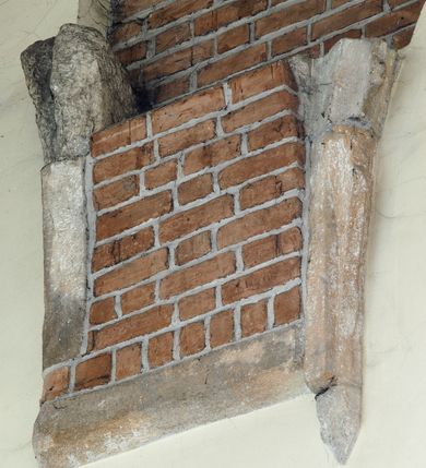 Zdjęcie nr 48: Kościół położony na obszernym placu przylegającym do wschodniej pierzei rynku, na północ od zamku. Plac otoczony ceglanym murem z filarkami. Przed kościołem wydzielony plac, dawny cmentarz, na nim figura św. Jana Kantego. W południowo-wschodnim narożu placu grobowiec księżnej Apolonii Potockiej. Kościół orientowany, halowy, trójnawowy, czteroprzęsłowy, z dwuprzęsłowym zamkniętym wielobocznie prezbiterium. Nawa główna szersza od naw bocznych. Nawy boczne zakończone od wschodu poligonalnymi kaplicami. Od strony północnej do nawy przylega kruchta. W północno-zachodnim narożniku kwadratowa wieża mieszcząca kaplicę w przyziemiu. Do zachodniego przęsła nawy głównej dostawiony głęboki ryzalit z kruchtą w przyziemiu i chórem na piętrze z prospektem organowym. Od północnej strony przylega piętrowa zakrystia, zamknięta wielobocznie. Nawa główna od bocznych oddzielona czworobocznymi filarami o ściętych narożach. Prezbiterium otwarte do korpusu ostrołukową tęczą. W korpusie sklepienie o konstrukcji żelbetowej, stylizowane na gotyckie. W kaplicy pod wieżą sklepienie kolebkowe, w kruchcie zachodniej sufit. Prezbiterium nakryte sklepieniem krzyżowo-żebrowym z żebrami spływającymi na konsole. Wnętrze oświetlają okna ostrołukowe, wypełnione witrażami; dwa w zamknięciu prezbiterium (środkowy otwór zamurowany), dwa na ścianie południowej. Portal z prezbiterium do zakrystii zamknięty łukiem w ośli grzbiet. Otwory drzwiowe prostokątne, różnej wielkości. Kaplica pod wieżą otwarta do wnętrza ostrołukowymi arkadami. Otwory okienne wąskie, prostokątne, ostrołukowe, wypełnione witrażem; cztery w ścianie północnej i południowej, jedno, szersze w ścianie zachodniej nad chórem. Wieża oświetlona małymi, wąskimi oknami zakończonymi łukiem odcinkowym i ostrołukowym. Fasada jednoosiowa, dwukondygnacyjna, zwieńczona szczytem schodkowym z ceglanymi laskami. Niesymetrycznie umieszczone wejście ujęte kamiennym, profilowanym portalem, zamkniętym ostrołukowo. Ponad nim rozglifione ostrołukowe okno. Od północy wieża wbudowana w naroże kościoła, wysunięta nieco przed lico fasady. W dolnej partii kamienna, w górnej ceglana, na rzucie prostokąta, czterokondygnacyjna. Piętro pierwsze i drugie oddzielone kamiennym gzymsem. Trzy dolne kondygnacje gotyckie, czwarta neogotycka (projektu Franciszka Marii Lanciego z 1836 r). Na osi pojedyncze okna. W parterze okno ciosowe, prostokątne, ponad nim wmurowany późnogotycki maswerk ostrołukowy z motywami rybich pęcherzy i psiego zęba, wyżej kartusz z herbem Leliwa. Na pierwszym piętrze okno ostrołukowe z parapetem na konsolkach, w opasce ceglanej zamkniętej ostrołukiem wklęsłym. Drugie piętro, okno ostrołukowe w opasce kamiennej, ponad nim okrągła tarcza zegarowa. Ostatnia kondygnacja ze ściętymi narożami, na których wysunięte przed lico muru krenelażowe wieżyczki zwieńczone kamiennymi szczytami w formie ostrosłupów. Od zachodu masywny łuk półokrągły uformowany z kształtek ceramicznych, w jego polu triforium ostrołukowe. Ponad nim okulus. Pod okapem dachu fryz z ceglanych konsolek oraz gąsiory układane w motyw rybiej łuski. Dach iglicowy. Elewacja południowa. Portal kamienny na cokole, profilowany, ostrołukowy. Archiwolty przechodzące w łuk o formie oślego grzbietu, wsparte na konsolkach zdobionych motywem roślinnym. Skrajna archiwolta z czołgankami zwieńczona pinaklem z kwiatonem. Po bokach analogiczne pinakle; W prezbiterium portal kamienny na cokole, profilowany, ostrołukowy, z dekoracją z motywem skręconego sznura; w kluczu herb Odrowąż, oraz data 1767 i litery LG OH OFP. W ścianę korpusu wmurowane kamienne epitafium ks. Pawła Gabańskiego plebana zatorskiego (zm. 1825), nad nim kartusz z herbem Łodzia.Trzy okna analogiczne jak w fasadzie, i jedno o połowę węższe. Elewacja północna. Kruchta ceglana, na cokole, opięta przyporami. Na osi portal kamienny, profilowany, ostrołukowy. Ponad nim kamienna rozeta z monogramem Marii, po bokach dwa okna o wykroju czworoliścia w okrągłych, kamiennych opaskach. Od strony północno-zachodniej zakrystia na rzucie prostokąta, zamknięta wielobocznie, piętrowa, w dolnej części kamienna (pozostałość pierwotnego kościoła), wyżej ceglana (piętro dobudowane 1915 r.). Od północy portal w opasce ceglanej, zamknięty łukiem odcinkowym. Ponad nim ostrołukowe, ceglane okno. Dwa okna analogiczne jak w fasadzie i jedno o połowę węższe. Kościół opięty przyporami, na wysokości ław okiennych gzyms kapnikowy wyłamany nad portalem północnym. Przypory z kapnikami w zwieńczeniu i na 2/3 wysokości. Pod dachem gzyms konsolkowy. Dach dwuspadowy, sygnaturka wieloboczna z ostrołukowymi prześwitami, zwieńczona hełmem iglicowym.