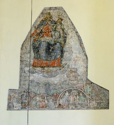 Zdjęcie nr 49: Kościół położony na obszernym placu przylegającym do wschodniej pierzei rynku, na północ od zamku. Plac otoczony ceglanym murem z filarkami. Przed kościołem wydzielony plac, dawny cmentarz, na nim figura św. Jana Kantego. W południowo-wschodnim narożu placu grobowiec księżnej Apolonii Potockiej. Kościół orientowany, halowy, trójnawowy, czteroprzęsłowy, z dwuprzęsłowym zamkniętym wielobocznie prezbiterium. Nawa główna szersza od naw bocznych. Nawy boczne zakończone od wschodu poligonalnymi kaplicami. Od strony północnej do nawy przylega kruchta. W północno-zachodnim narożniku kwadratowa wieża mieszcząca kaplicę w przyziemiu. Do zachodniego przęsła nawy głównej dostawiony głęboki ryzalit z kruchtą w przyziemiu i chórem na piętrze z prospektem organowym. Od północnej strony przylega piętrowa zakrystia, zamknięta wielobocznie. Nawa główna od bocznych oddzielona czworobocznymi filarami o ściętych narożach. Prezbiterium otwarte do korpusu ostrołukową tęczą. W korpusie sklepienie o konstrukcji żelbetowej, stylizowane na gotyckie. W kaplicy pod wieżą sklepienie kolebkowe, w kruchcie zachodniej sufit. Prezbiterium nakryte sklepieniem krzyżowo-żebrowym z żebrami spływającymi na konsole. Wnętrze oświetlają okna ostrołukowe, wypełnione witrażami; dwa w zamknięciu prezbiterium (środkowy otwór zamurowany), dwa na ścianie południowej. Portal z prezbiterium do zakrystii zamknięty łukiem w ośli grzbiet. Otwory drzwiowe prostokątne, różnej wielkości. Kaplica pod wieżą otwarta do wnętrza ostrołukowymi arkadami. Otwory okienne wąskie, prostokątne, ostrołukowe, wypełnione witrażem; cztery w ścianie północnej i południowej, jedno, szersze w ścianie zachodniej nad chórem. Wieża oświetlona małymi, wąskimi oknami zakończonymi łukiem odcinkowym i ostrołukowym. Fasada jednoosiowa, dwukondygnacyjna, zwieńczona szczytem schodkowym z ceglanymi laskami. Niesymetrycznie umieszczone wejście ujęte kamiennym, profilowanym portalem, zamkniętym ostrołukowo. Ponad nim rozglifione ostrołukowe okno. Od północy wieża wbudowana w naroże kościoła, wysunięta nieco przed lico fasady. W dolnej partii kamienna, w górnej ceglana, na rzucie prostokąta, czterokondygnacyjna. Piętro pierwsze i drugie oddzielone kamiennym gzymsem. Trzy dolne kondygnacje gotyckie, czwarta neogotycka (projektu Franciszka Marii Lanciego z 1836 r). Na osi pojedyncze okna. W parterze okno ciosowe, prostokątne, ponad nim wmurowany późnogotycki maswerk ostrołukowy z motywami rybich pęcherzy i psiego zęba, wyżej kartusz z herbem Leliwa. Na pierwszym piętrze okno ostrołukowe z parapetem na konsolkach, w opasce ceglanej zamkniętej ostrołukiem wklęsłym. Drugie piętro, okno ostrołukowe w opasce kamiennej, ponad nim okrągła tarcza zegarowa. Ostatnia kondygnacja ze ściętymi narożami, na których wysunięte przed lico muru krenelażowe wieżyczki zwieńczone kamiennymi szczytami w formie ostrosłupów. Od zachodu masywny łuk półokrągły uformowany z kształtek ceramicznych, w jego polu triforium ostrołukowe. Ponad nim okulus. Pod okapem dachu fryz z ceglanych konsolek oraz gąsiory układane w motyw rybiej łuski. Dach iglicowy. Elewacja południowa. Portal kamienny na cokole, profilowany, ostrołukowy. Archiwolty przechodzące w łuk o formie oślego grzbietu, wsparte na konsolkach zdobionych motywem roślinnym. Skrajna archiwolta z czołgankami zwieńczona pinaklem z kwiatonem. Po bokach analogiczne pinakle; W prezbiterium portal kamienny na cokole, profilowany, ostrołukowy, z dekoracją z motywem skręconego sznura; w kluczu herb Odrowąż, oraz data 1767 i litery LG OH OFP. W ścianę korpusu wmurowane kamienne epitafium ks. Pawła Gabańskiego plebana zatorskiego (zm. 1825), nad nim kartusz z herbem Łodzia.Trzy okna analogiczne jak w fasadzie, i jedno o połowę węższe. Elewacja północna. Kruchta ceglana, na cokole, opięta przyporami. Na osi portal kamienny, profilowany, ostrołukowy. Ponad nim kamienna rozeta z monogramem Marii, po bokach dwa okna o wykroju czworoliścia w okrągłych, kamiennych opaskach. Od strony północno-zachodniej zakrystia na rzucie prostokąta, zamknięta wielobocznie, piętrowa, w dolnej części kamienna (pozostałość pierwotnego kościoła), wyżej ceglana (piętro dobudowane 1915 r.). Od północy portal w opasce ceglanej, zamknięty łukiem odcinkowym. Ponad nim ostrołukowe, ceglane okno. Dwa okna analogiczne jak w fasadzie i jedno o połowę węższe. Kościół opięty przyporami, na wysokości ław okiennych gzyms kapnikowy wyłamany nad portalem północnym. Przypory z kapnikami w zwieńczeniu i na 2/3 wysokości. Pod dachem gzyms konsolkowy. Dach dwuspadowy, sygnaturka wieloboczna z ostrołukowymi prześwitami, zwieńczona hełmem iglicowym.