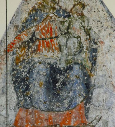 Zdjęcie nr 50: Kościół położony na obszernym placu przylegającym do wschodniej pierzei rynku, na północ od zamku. Plac otoczony ceglanym murem z filarkami. Przed kościołem wydzielony plac, dawny cmentarz, na nim figura św. Jana Kantego. W południowo-wschodnim narożu placu grobowiec księżnej Apolonii Potockiej. Kościół orientowany, halowy, trójnawowy, czteroprzęsłowy, z dwuprzęsłowym zamkniętym wielobocznie prezbiterium. Nawa główna szersza od naw bocznych. Nawy boczne zakończone od wschodu poligonalnymi kaplicami. Od strony północnej do nawy przylega kruchta. W północno-zachodnim narożniku kwadratowa wieża mieszcząca kaplicę w przyziemiu. Do zachodniego przęsła nawy głównej dostawiony głęboki ryzalit z kruchtą w przyziemiu i chórem na piętrze z prospektem organowym. Od północnej strony przylega piętrowa zakrystia, zamknięta wielobocznie. Nawa główna od bocznych oddzielona czworobocznymi filarami o ściętych narożach. Prezbiterium otwarte do korpusu ostrołukową tęczą. W korpusie sklepienie o konstrukcji żelbetowej, stylizowane na gotyckie. W kaplicy pod wieżą sklepienie kolebkowe, w kruchcie zachodniej sufit. Prezbiterium nakryte sklepieniem krzyżowo-żebrowym z żebrami spływającymi na konsole. Wnętrze oświetlają okna ostrołukowe, wypełnione witrażami; dwa w zamknięciu prezbiterium (środkowy otwór zamurowany), dwa na ścianie południowej. Portal z prezbiterium do zakrystii zamknięty łukiem w ośli grzbiet. Otwory drzwiowe prostokątne, różnej wielkości. Kaplica pod wieżą otwarta do wnętrza ostrołukowymi arkadami. Otwory okienne wąskie, prostokątne, ostrołukowe, wypełnione witrażem; cztery w ścianie północnej i południowej, jedno, szersze w ścianie zachodniej nad chórem. Wieża oświetlona małymi, wąskimi oknami zakończonymi łukiem odcinkowym i ostrołukowym. Fasada jednoosiowa, dwukondygnacyjna, zwieńczona szczytem schodkowym z ceglanymi laskami. Niesymetrycznie umieszczone wejście ujęte kamiennym, profilowanym portalem, zamkniętym ostrołukowo. Ponad nim rozglifione ostrołukowe okno. Od północy wieża wbudowana w naroże kościoła, wysunięta nieco przed lico fasady. W dolnej partii kamienna, w górnej ceglana, na rzucie prostokąta, czterokondygnacyjna. Piętro pierwsze i drugie oddzielone kamiennym gzymsem. Trzy dolne kondygnacje gotyckie, czwarta neogotycka (projektu Franciszka Marii Lanciego z 1836 r). Na osi pojedyncze okna. W parterze okno ciosowe, prostokątne, ponad nim wmurowany późnogotycki maswerk ostrołukowy z motywami rybich pęcherzy i psiego zęba, wyżej kartusz z herbem Leliwa. Na pierwszym piętrze okno ostrołukowe z parapetem na konsolkach, w opasce ceglanej zamkniętej ostrołukiem wklęsłym. Drugie piętro, okno ostrołukowe w opasce kamiennej, ponad nim okrągła tarcza zegarowa. Ostatnia kondygnacja ze ściętymi narożami, na których wysunięte przed lico muru krenelażowe wieżyczki zwieńczone kamiennymi szczytami w formie ostrosłupów. Od zachodu masywny łuk półokrągły uformowany z kształtek ceramicznych, w jego polu triforium ostrołukowe. Ponad nim okulus. Pod okapem dachu fryz z ceglanych konsolek oraz gąsiory układane w motyw rybiej łuski. Dach iglicowy. Elewacja południowa. Portal kamienny na cokole, profilowany, ostrołukowy. Archiwolty przechodzące w łuk o formie oślego grzbietu, wsparte na konsolkach zdobionych motywem roślinnym. Skrajna archiwolta z czołgankami zwieńczona pinaklem z kwiatonem. Po bokach analogiczne pinakle; W prezbiterium portal kamienny na cokole, profilowany, ostrołukowy, z dekoracją z motywem skręconego sznura; w kluczu herb Odrowąż, oraz data 1767 i litery LG OH OFP. W ścianę korpusu wmurowane kamienne epitafium ks. Pawła Gabańskiego plebana zatorskiego (zm. 1825), nad nim kartusz z herbem Łodzia.Trzy okna analogiczne jak w fasadzie, i jedno o połowę węższe. Elewacja północna. Kruchta ceglana, na cokole, opięta przyporami. Na osi portal kamienny, profilowany, ostrołukowy. Ponad nim kamienna rozeta z monogramem Marii, po bokach dwa okna o wykroju czworoliścia w okrągłych, kamiennych opaskach. Od strony północno-zachodniej zakrystia na rzucie prostokąta, zamknięta wielobocznie, piętrowa, w dolnej części kamienna (pozostałość pierwotnego kościoła), wyżej ceglana (piętro dobudowane 1915 r.). Od północy portal w opasce ceglanej, zamknięty łukiem odcinkowym. Ponad nim ostrołukowe, ceglane okno. Dwa okna analogiczne jak w fasadzie i jedno o połowę węższe. Kościół opięty przyporami, na wysokości ław okiennych gzyms kapnikowy wyłamany nad portalem północnym. Przypory z kapnikami w zwieńczeniu i na 2/3 wysokości. Pod dachem gzyms konsolkowy. Dach dwuspadowy, sygnaturka wieloboczna z ostrołukowymi prześwitami, zwieńczona hełmem iglicowym.