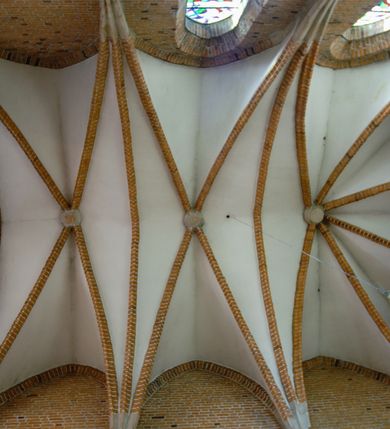 Zdjęcie nr 51: Kościół położony na obszernym placu przylegającym do wschodniej pierzei rynku, na północ od zamku. Plac otoczony ceglanym murem z filarkami. Przed kościołem wydzielony plac, dawny cmentarz, na nim figura św. Jana Kantego. W południowo-wschodnim narożu placu grobowiec księżnej Apolonii Potockiej. Kościół orientowany, halowy, trójnawowy, czteroprzęsłowy, z dwuprzęsłowym zamkniętym wielobocznie prezbiterium. Nawa główna szersza od naw bocznych. Nawy boczne zakończone od wschodu poligonalnymi kaplicami. Od strony północnej do nawy przylega kruchta. W północno-zachodnim narożniku kwadratowa wieża mieszcząca kaplicę w przyziemiu. Do zachodniego przęsła nawy głównej dostawiony głęboki ryzalit z kruchtą w przyziemiu i chórem na piętrze z prospektem organowym. Od północnej strony przylega piętrowa zakrystia, zamknięta wielobocznie. Nawa główna od bocznych oddzielona czworobocznymi filarami o ściętych narożach. Prezbiterium otwarte do korpusu ostrołukową tęczą. W korpusie sklepienie o konstrukcji żelbetowej, stylizowane na gotyckie. W kaplicy pod wieżą sklepienie kolebkowe, w kruchcie zachodniej sufit. Prezbiterium nakryte sklepieniem krzyżowo-żebrowym z żebrami spływającymi na konsole. Wnętrze oświetlają okna ostrołukowe, wypełnione witrażami; dwa w zamknięciu prezbiterium (środkowy otwór zamurowany), dwa na ścianie południowej. Portal z prezbiterium do zakrystii zamknięty łukiem w ośli grzbiet. Otwory drzwiowe prostokątne, różnej wielkości. Kaplica pod wieżą otwarta do wnętrza ostrołukowymi arkadami. Otwory okienne wąskie, prostokątne, ostrołukowe, wypełnione witrażem; cztery w ścianie północnej i południowej, jedno, szersze w ścianie zachodniej nad chórem. Wieża oświetlona małymi, wąskimi oknami zakończonymi łukiem odcinkowym i ostrołukowym. Fasada jednoosiowa, dwukondygnacyjna, zwieńczona szczytem schodkowym z ceglanymi laskami. Niesymetrycznie umieszczone wejście ujęte kamiennym, profilowanym portalem, zamkniętym ostrołukowo. Ponad nim rozglifione ostrołukowe okno. Od północy wieża wbudowana w naroże kościoła, wysunięta nieco przed lico fasady. W dolnej partii kamienna, w górnej ceglana, na rzucie prostokąta, czterokondygnacyjna. Piętro pierwsze i drugie oddzielone kamiennym gzymsem. Trzy dolne kondygnacje gotyckie, czwarta neogotycka (projektu Franciszka Marii Lanciego z 1836 r). Na osi pojedyncze okna. W parterze okno ciosowe, prostokątne, ponad nim wmurowany późnogotycki maswerk ostrołukowy z motywami rybich pęcherzy i psiego zęba, wyżej kartusz z herbem Leliwa. Na pierwszym piętrze okno ostrołukowe z parapetem na konsolkach, w opasce ceglanej zamkniętej ostrołukiem wklęsłym. Drugie piętro, okno ostrołukowe w opasce kamiennej, ponad nim okrągła tarcza zegarowa. Ostatnia kondygnacja ze ściętymi narożami, na których wysunięte przed lico muru krenelażowe wieżyczki zwieńczone kamiennymi szczytami w formie ostrosłupów. Od zachodu masywny łuk półokrągły uformowany z kształtek ceramicznych, w jego polu triforium ostrołukowe. Ponad nim okulus. Pod okapem dachu fryz z ceglanych konsolek oraz gąsiory układane w motyw rybiej łuski. Dach iglicowy. Elewacja południowa. Portal kamienny na cokole, profilowany, ostrołukowy. Archiwolty przechodzące w łuk o formie oślego grzbietu, wsparte na konsolkach zdobionych motywem roślinnym. Skrajna archiwolta z czołgankami zwieńczona pinaklem z kwiatonem. Po bokach analogiczne pinakle; W prezbiterium portal kamienny na cokole, profilowany, ostrołukowy, z dekoracją z motywem skręconego sznura; w kluczu herb Odrowąż, oraz data 1767 i litery LG OH OFP. W ścianę korpusu wmurowane kamienne epitafium ks. Pawła Gabańskiego plebana zatorskiego (zm. 1825), nad nim kartusz z herbem Łodzia.Trzy okna analogiczne jak w fasadzie, i jedno o połowę węższe. Elewacja północna. Kruchta ceglana, na cokole, opięta przyporami. Na osi portal kamienny, profilowany, ostrołukowy. Ponad nim kamienna rozeta z monogramem Marii, po bokach dwa okna o wykroju czworoliścia w okrągłych, kamiennych opaskach. Od strony północno-zachodniej zakrystia na rzucie prostokąta, zamknięta wielobocznie, piętrowa, w dolnej części kamienna (pozostałość pierwotnego kościoła), wyżej ceglana (piętro dobudowane 1915 r.). Od północy portal w opasce ceglanej, zamknięty łukiem odcinkowym. Ponad nim ostrołukowe, ceglane okno. Dwa okna analogiczne jak w fasadzie i jedno o połowę węższe. Kościół opięty przyporami, na wysokości ław okiennych gzyms kapnikowy wyłamany nad portalem północnym. Przypory z kapnikami w zwieńczeniu i na 2/3 wysokości. Pod dachem gzyms konsolkowy. Dach dwuspadowy, sygnaturka wieloboczna z ostrołukowymi prześwitami, zwieńczona hełmem iglicowym.