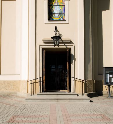 Zdjęcie nr 18: Kościół murowany, jednonawowy, z wieżą częściowo wtopioną w elewację zachodnią składający się z nawy, transeptu, zakrystii od północy z mieszczącym się na piętrze skarbcem i przystawionej od wschodu wieżyczki klatki schodowej oraz kruchty od południa. Prezbiterium dwuprzęsłowe, zamknięte trójbocznie. Nawa główna podzielona masywnymi opilastrowanymi filarami. Sklepienie prezbiterium i nawy kolebkowe z lunetami, skrzyżowania z transeptem. Od południa chór muzyczny mieszczący się między pierwszymi filarami i powyżej kruchty wejściowej. W prezbiterium okna w każdym przęśle, po każdej stronie nawy po dwa, w transepcie po trzy, w kruchcie dwa. Główne wejście od zachodu, kolejne do zakrystii i od południa. Ściany i sklepienia kościoła pokrywa polichromia złożona z geometryzujących dekoracji floralnych. 
Wschodnią elewację frontową kościoła tworzy trójosiowa, wieżowa fasada. Oś kompozycji stanowi wysunięta ryzalitowo dwukondygnacyjna wieża ze ściętymi narożami, które zaakcentowane są poprzez pilastry. Ściana czołowa wieży wypełniona w pierwszej kondygnacji wklęsłą płyciną, z portalem o wykroju prostokątnym, z odcinkiem gzymsu w zwieńczeniu. Ponad nim prostokątne okno zakończone łukiem pełnym. Kondygnacje rozdzielone za pomocą masywnego gzymsu. Druga kondygnacja wieży wypełniona analogicznie prostokątną płyciną, w którą wkomponowany jest wypukły panel w kształcie leżącego prostokąta. Nad nim okno o obramieniu i wykroju identycznym jak w kondygnacji niższej. Całość zwieńczona za pomocą gzymsu podokapowego i baniastego hełmu wieżowego o ściętych narożach, na które nałożona jest kopułka w formie cebulastej. Osie boczne cofnięte w stosunku do wysuniętej wieży i zrytmizowane podziałem ramowym. Tak jak w osi głównej pierwsza kondygnacja wypełniona jest wklęsłą płyciną w formie wydłużonego, stojącego prostokąta. Nad gzymsem trójkątny spływ przysłonięty wieżą. Elewacje boczne i tylna ukształtowane jednorodnie. Zrytmizowane podziałem ramowym i przeprute oknami umieszczonymi w prostokątnych płycinach. Ramiona transeptu oraz prezbiterium zrytmizowane są za pomocą pilastrów załamanych na narożach. Od południa do korpusu przylega niska kruchta. Prowadzi do niej wejście o wykroju prostokątnym z profilowanym w tynku portalem i z odcinkiem gzymsu w zwieńczeniu. Od północy pomiędzy prezbiterium, a ramieniem transeptu wprowadzona została piętrowa przybudówka zakrystii. W elewacji tej partii kościoła brak jest znaczących podziałów. Okna i drzwi tam się znajdujące mają formę stojącego prostokąta i pozbawione są jakichkolwiek obramień. Kościół pokryty dwuspadowym, jednokalenicowym dachem, nad zakrystią i kruchtami umieszczono daszki dwuspadowe. Wieża nakryta jest hełmem cebulastym. Całość pokryta została malowaną blachą.
