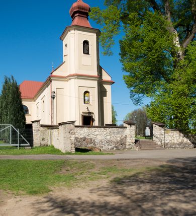 Zdjęcie nr 7: Kościół murowany, jednonawowy, z wieżą częściowo wtopioną w elewację zachodnią składający się z nawy, transeptu, zakrystii od północy z mieszczącym się na piętrze skarbcem i przystawionej od wschodu wieżyczki klatki schodowej oraz kruchty od południa. Prezbiterium dwuprzęsłowe, zamknięte trójbocznie. Nawa główna podzielona masywnymi opilastrowanymi filarami. Sklepienie prezbiterium i nawy kolebkowe z lunetami, skrzyżowania z transeptem. Od południa chór muzyczny mieszczący się między pierwszymi filarami i powyżej kruchty wejściowej. W prezbiterium okna w każdym przęśle, po każdej stronie nawy po dwa, w transepcie po trzy, w kruchcie dwa. Główne wejście od zachodu, kolejne do zakrystii i od południa. Ściany i sklepienia kościoła pokrywa polichromia złożona z geometryzujących dekoracji floralnych. 
Wschodnią elewację frontową kościoła tworzy trójosiowa, wieżowa fasada. Oś kompozycji stanowi wysunięta ryzalitowo dwukondygnacyjna wieża ze ściętymi narożami, które zaakcentowane są poprzez pilastry. Ściana czołowa wieży wypełniona w pierwszej kondygnacji wklęsłą płyciną, z portalem o wykroju prostokątnym, z odcinkiem gzymsu w zwieńczeniu. Ponad nim prostokątne okno zakończone łukiem pełnym. Kondygnacje rozdzielone za pomocą masywnego gzymsu. Druga kondygnacja wieży wypełniona analogicznie prostokątną płyciną, w którą wkomponowany jest wypukły panel w kształcie leżącego prostokąta. Nad nim okno o obramieniu i wykroju identycznym jak w kondygnacji niższej. Całość zwieńczona za pomocą gzymsu podokapowego i baniastego hełmu wieżowego o ściętych narożach, na które nałożona jest kopułka w formie cebulastej. Osie boczne cofnięte w stosunku do wysuniętej wieży i zrytmizowane podziałem ramowym. Tak jak w osi głównej pierwsza kondygnacja wypełniona jest wklęsłą płyciną w formie wydłużonego, stojącego prostokąta. Nad gzymsem trójkątny spływ przysłonięty wieżą. Elewacje boczne i tylna ukształtowane jednorodnie. Zrytmizowane podziałem ramowym i przeprute oknami umieszczonymi w prostokątnych płycinach. Ramiona transeptu oraz prezbiterium zrytmizowane są za pomocą pilastrów załamanych na narożach. Od południa do korpusu przylega niska kruchta. Prowadzi do niej wejście o wykroju prostokątnym z profilowanym w tynku portalem i z odcinkiem gzymsu w zwieńczeniu. Od północy pomiędzy prezbiterium, a ramieniem transeptu wprowadzona została piętrowa przybudówka zakrystii. W elewacji tej partii kościoła brak jest znaczących podziałów. Okna i drzwi tam się znajdujące mają formę stojącego prostokąta i pozbawione są jakichkolwiek obramień. Kościół pokryty dwuspadowym, jednokalenicowym dachem, nad zakrystią i kruchtami umieszczono daszki dwuspadowe. Wieża nakryta jest hełmem cebulastym. Całość pokryta została malowaną blachą.
