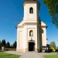 Zdjęcie nr 1: Kościół murowany, jednonawowy, z wieżą częściowo wtopioną w elewację zachodnią składający się z nawy, transeptu, zakrystii od północy z mieszczącym się na piętrze skarbcem i przystawionej od wschodu wieżyczki klatki schodowej oraz kruchty od południa. Prezbiterium dwuprzęsłowe, zamknięte trójbocznie. Nawa główna podzielona masywnymi opilastrowanymi filarami. Sklepienie prezbiterium i nawy kolebkowe z lunetami, skrzyżowania z transeptem. Od południa chór muzyczny mieszczący się między pierwszymi filarami i powyżej kruchty wejściowej. W prezbiterium okna w każdym przęśle, po każdej stronie nawy po dwa, w transepcie po trzy, w kruchcie dwa. Główne wejście od zachodu, kolejne do zakrystii i od południa. Ściany i sklepienia kościoła pokrywa polichromia złożona z geometryzujących dekoracji floralnych. 
Wschodnią elewację frontową kościoła tworzy trójosiowa, wieżowa fasada. Oś kompozycji stanowi wysunięta ryzalitowo dwukondygnacyjna wieża ze ściętymi narożami, które zaakcentowane są poprzez pilastry. Ściana czołowa wieży wypełniona w pierwszej kondygnacji wklęsłą płyciną, z portalem o wykroju prostokątnym, z odcinkiem gzymsu w zwieńczeniu. Ponad nim prostokątne okno zakończone łukiem pełnym. Kondygnacje rozdzielone za pomocą masywnego gzymsu. Druga kondygnacja wieży wypełniona analogicznie prostokątną płyciną, w którą wkomponowany jest wypukły panel w kształcie leżącego prostokąta. Nad nim okno o obramieniu i wykroju identycznym jak w kondygnacji niższej. Całość zwieńczona za pomocą gzymsu podokapowego i baniastego hełmu wieżowego o ściętych narożach, na które nałożona jest kopułka w formie cebulastej. Osie boczne cofnięte w stosunku do wysuniętej wieży i zrytmizowane podziałem ramowym. Tak jak w osi głównej pierwsza kondygnacja wypełniona jest wklęsłą płyciną w formie wydłużonego, stojącego prostokąta. Nad gzymsem trójkątny spływ przysłonięty wieżą. Elewacje boczne i tylna ukształtowane jednorodnie. Zrytmizowane podziałem ramowym i przeprute oknami umieszczonymi w prostokątnych płycinach. Ramiona transeptu oraz prezbiterium zrytmizowane są za pomocą pilastrów załamanych na narożach. Od południa do korpusu przylega niska kruchta. Prowadzi do niej wejście o wykroju prostokątnym z profilowanym w tynku portalem i z odcinkiem gzymsu w zwieńczeniu. Od północy pomiędzy prezbiterium, a ramieniem transeptu wprowadzona została piętrowa przybudówka zakrystii. W elewacji tej partii kościoła brak jest znaczących podziałów. Okna i drzwi tam się znajdujące mają formę stojącego prostokąta i pozbawione są jakichkolwiek obramień. Kościół pokryty dwuspadowym, jednokalenicowym dachem, nad zakrystią i kruchtami umieszczono daszki dwuspadowe. Wieża nakryta jest hełmem cebulastym. Całość pokryta została malowaną blachą.
