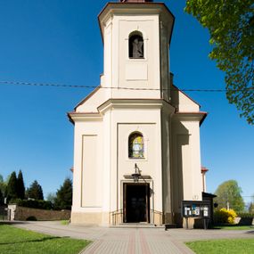 Zdjęcie nr 1: Kościół murowany, jednonawowy, z wieżą częściowo wtopioną w elewację zachodnią składający się z nawy, transeptu, zakrystii od północy z mieszczącym się na piętrze skarbcem i przystawionej od wschodu wieżyczki klatki schodowej oraz kruchty od południa. Prezbiterium dwuprzęsłowe, zamknięte trójbocznie. Nawa główna podzielona masywnymi opilastrowanymi filarami. Sklepienie prezbiterium i nawy kolebkowe z lunetami, skrzyżowania z transeptem. Od południa chór muzyczny mieszczący się między pierwszymi filarami i powyżej kruchty wejściowej. W prezbiterium okna w każdym przęśle, po każdej stronie nawy po dwa, w transepcie po trzy, w kruchcie dwa. Główne wejście od zachodu, kolejne do zakrystii i od południa. Ściany i sklepienia kościoła pokrywa polichromia złożona z geometryzujących dekoracji floralnych. 
Wschodnią elewację frontową kościoła tworzy trójosiowa, wieżowa fasada. Oś kompozycji stanowi wysunięta ryzalitowo dwukondygnacyjna wieża ze ściętymi narożami, które zaakcentowane są poprzez pilastry. Ściana czołowa wieży wypełniona w pierwszej kondygnacji wklęsłą płyciną, z portalem o wykroju prostokątnym, z odcinkiem gzymsu w zwieńczeniu. Ponad nim prostokątne okno zakończone łukiem pełnym. Kondygnacje rozdzielone za pomocą masywnego gzymsu. Druga kondygnacja wieży wypełniona analogicznie prostokątną płyciną, w którą wkomponowany jest wypukły panel w kształcie leżącego prostokąta. Nad nim okno o obramieniu i wykroju identycznym jak w kondygnacji niższej. Całość zwieńczona za pomocą gzymsu podokapowego i baniastego hełmu wieżowego o ściętych narożach, na które nałożona jest kopułka w formie cebulastej. Osie boczne cofnięte w stosunku do wysuniętej wieży i zrytmizowane podziałem ramowym. Tak jak w osi głównej pierwsza kondygnacja wypełniona jest wklęsłą płyciną w formie wydłużonego, stojącego prostokąta. Nad gzymsem trójkątny spływ przysłonięty wieżą. Elewacje boczne i tylna ukształtowane jednorodnie. Zrytmizowane podziałem ramowym i przeprute oknami umieszczonymi w prostokątnych płycinach. Ramiona transeptu oraz prezbiterium zrytmizowane są za pomocą pilastrów załamanych na narożach. Od południa do korpusu przylega niska kruchta. Prowadzi do niej wejście o wykroju prostokątnym z profilowanym w tynku portalem i z odcinkiem gzymsu w zwieńczeniu. Od północy pomiędzy prezbiterium, a ramieniem transeptu wprowadzona została piętrowa przybudówka zakrystii. W elewacji tej partii kościoła brak jest znaczących podziałów. Okna i drzwi tam się znajdujące mają formę stojącego prostokąta i pozbawione są jakichkolwiek obramień. Kościół pokryty dwuspadowym, jednokalenicowym dachem, nad zakrystią i kruchtami umieszczono daszki dwuspadowe. Wieża nakryta jest hełmem cebulastym. Całość pokryta została malowaną blachą.
