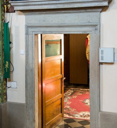 Zdjęcie nr 30: Kościół murowany, jednonawowy, z wieżą częściowo wtopioną w elewację zachodnią składający się z nawy, transeptu, zakrystii od północy z mieszczącym się na piętrze skarbcem i przystawionej od wschodu wieżyczki klatki schodowej oraz kruchty od południa. Prezbiterium dwuprzęsłowe, zamknięte trójbocznie. Nawa główna podzielona masywnymi opilastrowanymi filarami. Sklepienie prezbiterium i nawy kolebkowe z lunetami, skrzyżowania z transeptem. Od południa chór muzyczny mieszczący się między pierwszymi filarami i powyżej kruchty wejściowej. W prezbiterium okna w każdym przęśle, po każdej stronie nawy po dwa, w transepcie po trzy, w kruchcie dwa. Główne wejście od zachodu, kolejne do zakrystii i od południa. Ściany i sklepienia kościoła pokrywa polichromia złożona z geometryzujących dekoracji floralnych. 
Wschodnią elewację frontową kościoła tworzy trójosiowa, wieżowa fasada. Oś kompozycji stanowi wysunięta ryzalitowo dwukondygnacyjna wieża ze ściętymi narożami, które zaakcentowane są poprzez pilastry. Ściana czołowa wieży wypełniona w pierwszej kondygnacji wklęsłą płyciną, z portalem o wykroju prostokątnym, z odcinkiem gzymsu w zwieńczeniu. Ponad nim prostokątne okno zakończone łukiem pełnym. Kondygnacje rozdzielone za pomocą masywnego gzymsu. Druga kondygnacja wieży wypełniona analogicznie prostokątną płyciną, w którą wkomponowany jest wypukły panel w kształcie leżącego prostokąta. Nad nim okno o obramieniu i wykroju identycznym jak w kondygnacji niższej. Całość zwieńczona za pomocą gzymsu podokapowego i baniastego hełmu wieżowego o ściętych narożach, na które nałożona jest kopułka w formie cebulastej. Osie boczne cofnięte w stosunku do wysuniętej wieży i zrytmizowane podziałem ramowym. Tak jak w osi głównej pierwsza kondygnacja wypełniona jest wklęsłą płyciną w formie wydłużonego, stojącego prostokąta. Nad gzymsem trójkątny spływ przysłonięty wieżą. Elewacje boczne i tylna ukształtowane jednorodnie. Zrytmizowane podziałem ramowym i przeprute oknami umieszczonymi w prostokątnych płycinach. Ramiona transeptu oraz prezbiterium zrytmizowane są za pomocą pilastrów załamanych na narożach. Od południa do korpusu przylega niska kruchta. Prowadzi do niej wejście o wykroju prostokątnym z profilowanym w tynku portalem i z odcinkiem gzymsu w zwieńczeniu. Od północy pomiędzy prezbiterium, a ramieniem transeptu wprowadzona została piętrowa przybudówka zakrystii. W elewacji tej partii kościoła brak jest znaczących podziałów. Okna i drzwi tam się znajdujące mają formę stojącego prostokąta i pozbawione są jakichkolwiek obramień. Kościół pokryty dwuspadowym, jednokalenicowym dachem, nad zakrystią i kruchtami umieszczono daszki dwuspadowe. Wieża nakryta jest hełmem cebulastym. Całość pokryta została malowaną blachą.
