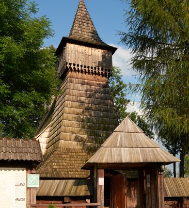 Zdjęcie nr 2: Orientowany, jednoprzestrzenny, nawa na rzucie prostokąta, z węższym, prostokątnym prezbiterium, przy którym od północy wąska zakrystia. Od zachodu przy nawie wieża na rzucie kwadratu, od południa kruchta. Wnętrze nakryte stropem, w nawie z zaskrzynieniem. Portale zachodni i do zakrystii ostrołukowe, fazowane; portal południowy zamknięty łukiem kotarowym. Okna prostokątne, w prezbiterium od południa okno bliźnie, od wschodu zamknięte łukiem kotarowym.  Wokół podcienia, obecnie zaszalowane. Więźba dachowa jętkowa, ze znakami montażowymi.  Dach nad nawą i prezbiterium jednokalenicowy, dwuspadowy, nad nawą z połaciami przedłużonymi na zaskrzynienia i od północy nad zakrystię. Na kalenicy wieżyczka na sygnaturkę z baniastym hełmem.  Wieża o ścianach pochyłych, z nadwieszoną izbicą, zwieńczona ostrosłupowym hełmem. Wokół kościoła ogrodzenie belek układanych na zrąb, z dwiema bramkami. 