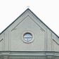 Zdjęcie nr 1: Kościół murowany, orientowany, jednonawowy (z dodatkową przestrzenią od południa powstałą w wyniku połączenia trzech kaplic), z półkoliście zamkniętym prezbiterium, z prostokątną zakrystią od północy, z kruchtą na osi nawy głównej oraz drugą od północy; między zakrystią a kruchtą północną babiniec. 
Nawa szersza od prezbiterium, prostokątna, trójprzęsłowa, ze sklepieniem kolebkowym z lunetami na gurtach. Od zachodu chór muzyczny wsparty na kolumnach. Ściany nawy podzielone zdwojonymi pilastrami, między którymi nisze arkadowe, od południa półokrągłe arkady łączące nawę główną z nawą boczną. Partię ścian od sklepienia oddziela pełne belkowanie wyłamane na osi pilastrów, które jest kontynuowane w przekrytym sklepieniem kolebkowym z lunetami prezbiterium.  
W partii przyziemia oraz sklepienia prostokątne okna w rozglifionych obramieniach zamkniętych łukiem odcinkowym, na osi prezbiterium owalne. Od zachodu oraz od południa drzwi zamknięte łukiem odcinkowym. 
Fasada trójosiowa, dwukondygnacyjna, zwieńczona trójkątnym przyczółkiem, poprzedzona jednokondygnacyjną kruchtą, do której wchodzi się po sześciostopniowych schodach. Osie rozdzielone są pojedynczymi lub zdwojonymi pilastrami, kondygnacje dzieli bogato profilowane belkowanie. W kruchcie drzwi o wykroju prostokąta zamknięte łukiem odcinkowym, okna w osiach bocznych o identycznym jak drzwi wykroju; okulus w szczycie. W osi środkowej drugiej kondygnacji fasady okno prostokątne, zamknięte łukiem odcinkowym, a u szczytu okulus. 
Na elewacjach kontynuowany jest gzyms oddzielający drugą kondygnację i partię dachu, pionowe podziały utworzone zostały przez lizeny. 
Nawa główna oraz kruchty nakryte dachami dwuspadowymi, część nawy bocznej, zakrystia oraz babiniec jednospadowymi, druga część nawy bocznej trójspadowym, zakrystia dwuspadowym zamkniętym półkoliście. Dwie wieżyczki na sygnaturki: jedna nad nawą główną, druga, mniejsza nad prezbiterium. Obie przeprute arkadami, zwieńczone kopułami z kulą i krzyżem. 
Do najważniejszych elementów wyposażenia należą: ołtarz główny późnobarokowy z obrazem Przemienienia Pańskiego przywieziony z Rzymu w 1723 roku, dwa regencyjne ołtarze boczne z barokowymi obrazami Matki Boskiej z Dzieciątkiem oraz św. Katarzyny, oba ozdobione sukienkami oraz obraz z przedstawieniem św. Józefa, pochodzący z trzeciego ołtarza wisi teraz na ścianie nawy głównej. 
