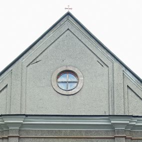 Zdjęcie nr 1: Kościół murowany, orientowany, jednonawowy (z dodatkową przestrzenią od południa powstałą w wyniku połączenia trzech kaplic), z półkoliście zamkniętym prezbiterium, z prostokątną zakrystią od północy, z kruchtą na osi nawy głównej oraz drugą od północy; między zakrystią a kruchtą północną babiniec. 
Nawa szersza od prezbiterium, prostokątna, trójprzęsłowa, ze sklepieniem kolebkowym z lunetami na gurtach. Od zachodu chór muzyczny wsparty na kolumnach. Ściany nawy podzielone zdwojonymi pilastrami, między którymi nisze arkadowe, od południa półokrągłe arkady łączące nawę główną z nawą boczną. Partię ścian od sklepienia oddziela pełne belkowanie wyłamane na osi pilastrów, które jest kontynuowane w przekrytym sklepieniem kolebkowym z lunetami prezbiterium.  
W partii przyziemia oraz sklepienia prostokątne okna w rozglifionych obramieniach zamkniętych łukiem odcinkowym, na osi prezbiterium owalne. Od zachodu oraz od południa drzwi zamknięte łukiem odcinkowym. 
Fasada trójosiowa, dwukondygnacyjna, zwieńczona trójkątnym przyczółkiem, poprzedzona jednokondygnacyjną kruchtą, do której wchodzi się po sześciostopniowych schodach. Osie rozdzielone są pojedynczymi lub zdwojonymi pilastrami, kondygnacje dzieli bogato profilowane belkowanie. W kruchcie drzwi o wykroju prostokąta zamknięte łukiem odcinkowym, okna w osiach bocznych o identycznym jak drzwi wykroju; okulus w szczycie. W osi środkowej drugiej kondygnacji fasady okno prostokątne, zamknięte łukiem odcinkowym, a u szczytu okulus. 
Na elewacjach kontynuowany jest gzyms oddzielający drugą kondygnację i partię dachu, pionowe podziały utworzone zostały przez lizeny. 
Nawa główna oraz kruchty nakryte dachami dwuspadowymi, część nawy bocznej, zakrystia oraz babiniec jednospadowymi, druga część nawy bocznej trójspadowym, zakrystia dwuspadowym zamkniętym półkoliście. Dwie wieżyczki na sygnaturki: jedna nad nawą główną, druga, mniejsza nad prezbiterium. Obie przeprute arkadami, zwieńczone kopułami z kulą i krzyżem. 
Do najważniejszych elementów wyposażenia należą: ołtarz główny późnobarokowy z obrazem Przemienienia Pańskiego przywieziony z Rzymu w 1723 roku, dwa regencyjne ołtarze boczne z barokowymi obrazami Matki Boskiej z Dzieciątkiem oraz św. Katarzyny, oba ozdobione sukienkami oraz obraz z przedstawieniem św. Józefa, pochodzący z trzeciego ołtarza wisi teraz na ścianie nawy głównej. 
