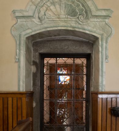 Zdjęcie nr 8: Kościół murowany, orientowany, jednonawowy (z dodatkową przestrzenią od południa powstałą w wyniku połączenia trzech kaplic), z półkoliście zamkniętym prezbiterium, z prostokątną zakrystią od północy, z kruchtą na osi nawy głównej oraz drugą od północy; między zakrystią a kruchtą północną babiniec. 
Nawa szersza od prezbiterium, prostokątna, trójprzęsłowa, ze sklepieniem kolebkowym z lunetami na gurtach. Od zachodu chór muzyczny wsparty na kolumnach. Ściany nawy podzielone zdwojonymi pilastrami, między którymi nisze arkadowe, od południa półokrągłe arkady łączące nawę główną z nawą boczną. Partię ścian od sklepienia oddziela pełne belkowanie wyłamane na osi pilastrów, które jest kontynuowane w przekrytym sklepieniem kolebkowym z lunetami prezbiterium.  
W partii przyziemia oraz sklepienia prostokątne okna w rozglifionych obramieniach zamkniętych łukiem odcinkowym, na osi prezbiterium owalne. Od zachodu oraz od południa drzwi zamknięte łukiem odcinkowym. 
Fasada trójosiowa, dwukondygnacyjna, zwieńczona trójkątnym przyczółkiem, poprzedzona jednokondygnacyjną kruchtą, do której wchodzi się po sześciostopniowych schodach. Osie rozdzielone są pojedynczymi lub zdwojonymi pilastrami, kondygnacje dzieli bogato profilowane belkowanie. W kruchcie drzwi o wykroju prostokąta zamknięte łukiem odcinkowym, okna w osiach bocznych o identycznym jak drzwi wykroju; okulus w szczycie. W osi środkowej drugiej kondygnacji fasady okno prostokątne, zamknięte łukiem odcinkowym, a u szczytu okulus. 
Na elewacjach kontynuowany jest gzyms oddzielający drugą kondygnację i partię dachu, pionowe podziały utworzone zostały przez lizeny. 
Nawa główna oraz kruchty nakryte dachami dwuspadowymi, część nawy bocznej, zakrystia oraz babiniec jednospadowymi, druga część nawy bocznej trójspadowym, zakrystia dwuspadowym zamkniętym półkoliście. Dwie wieżyczki na sygnaturki: jedna nad nawą główną, druga, mniejsza nad prezbiterium. Obie przeprute arkadami, zwieńczone kopułami z kulą i krzyżem. 
Do najważniejszych elementów wyposażenia należą: ołtarz główny późnobarokowy z obrazem Przemienienia Pańskiego przywieziony z Rzymu w 1723 roku, dwa regencyjne ołtarze boczne z barokowymi obrazami Matki Boskiej z Dzieciątkiem oraz św. Katarzyny, oba ozdobione sukienkami oraz obraz z przedstawieniem św. Józefa, pochodzący z trzeciego ołtarza wisi teraz na ścianie nawy głównej. 
