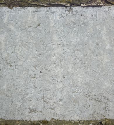 Zdjęcie nr 11: Kościół murowany, orientowany, jednonawowy (z dodatkową przestrzenią od południa powstałą w wyniku połączenia trzech kaplic), z półkoliście zamkniętym prezbiterium, z prostokątną zakrystią od północy, z kruchtą na osi nawy głównej oraz drugą od północy; między zakrystią a kruchtą północną babiniec. 
Nawa szersza od prezbiterium, prostokątna, trójprzęsłowa, ze sklepieniem kolebkowym z lunetami na gurtach. Od zachodu chór muzyczny wsparty na kolumnach. Ściany nawy podzielone zdwojonymi pilastrami, między którymi nisze arkadowe, od południa półokrągłe arkady łączące nawę główną z nawą boczną. Partię ścian od sklepienia oddziela pełne belkowanie wyłamane na osi pilastrów, które jest kontynuowane w przekrytym sklepieniem kolebkowym z lunetami prezbiterium.  
W partii przyziemia oraz sklepienia prostokątne okna w rozglifionych obramieniach zamkniętych łukiem odcinkowym, na osi prezbiterium owalne. Od zachodu oraz od południa drzwi zamknięte łukiem odcinkowym. 
Fasada trójosiowa, dwukondygnacyjna, zwieńczona trójkątnym przyczółkiem, poprzedzona jednokondygnacyjną kruchtą, do której wchodzi się po sześciostopniowych schodach. Osie rozdzielone są pojedynczymi lub zdwojonymi pilastrami, kondygnacje dzieli bogato profilowane belkowanie. W kruchcie drzwi o wykroju prostokąta zamknięte łukiem odcinkowym, okna w osiach bocznych o identycznym jak drzwi wykroju; okulus w szczycie. W osi środkowej drugiej kondygnacji fasady okno prostokątne, zamknięte łukiem odcinkowym, a u szczytu okulus. 
Na elewacjach kontynuowany jest gzyms oddzielający drugą kondygnację i partię dachu, pionowe podziały utworzone zostały przez lizeny. 
Nawa główna oraz kruchty nakryte dachami dwuspadowymi, część nawy bocznej, zakrystia oraz babiniec jednospadowymi, druga część nawy bocznej trójspadowym, zakrystia dwuspadowym zamkniętym półkoliście. Dwie wieżyczki na sygnaturki: jedna nad nawą główną, druga, mniejsza nad prezbiterium. Obie przeprute arkadami, zwieńczone kopułami z kulą i krzyżem. 
Do najważniejszych elementów wyposażenia należą: ołtarz główny późnobarokowy z obrazem Przemienienia Pańskiego przywieziony z Rzymu w 1723 roku, dwa regencyjne ołtarze boczne z barokowymi obrazami Matki Boskiej z Dzieciątkiem oraz św. Katarzyny, oba ozdobione sukienkami oraz obraz z przedstawieniem św. Józefa, pochodzący z trzeciego ołtarza wisi teraz na ścianie nawy głównej. 
