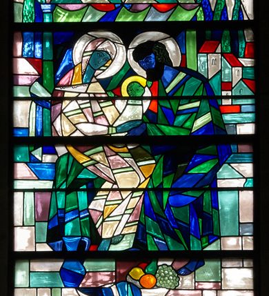 Zdjęcie nr 12: Kościół murowany, orientowany, jednonawowy (z dodatkową przestrzenią od południa powstałą w wyniku połączenia trzech kaplic), z półkoliście zamkniętym prezbiterium, z prostokątną zakrystią od północy, z kruchtą na osi nawy głównej oraz drugą od północy; między zakrystią a kruchtą północną babiniec. 
Nawa szersza od prezbiterium, prostokątna, trójprzęsłowa, ze sklepieniem kolebkowym z lunetami na gurtach. Od zachodu chór muzyczny wsparty na kolumnach. Ściany nawy podzielone zdwojonymi pilastrami, między którymi nisze arkadowe, od południa półokrągłe arkady łączące nawę główną z nawą boczną. Partię ścian od sklepienia oddziela pełne belkowanie wyłamane na osi pilastrów, które jest kontynuowane w przekrytym sklepieniem kolebkowym z lunetami prezbiterium.  
W partii przyziemia oraz sklepienia prostokątne okna w rozglifionych obramieniach zamkniętych łukiem odcinkowym, na osi prezbiterium owalne. Od zachodu oraz od południa drzwi zamknięte łukiem odcinkowym. 
Fasada trójosiowa, dwukondygnacyjna, zwieńczona trójkątnym przyczółkiem, poprzedzona jednokondygnacyjną kruchtą, do której wchodzi się po sześciostopniowych schodach. Osie rozdzielone są pojedynczymi lub zdwojonymi pilastrami, kondygnacje dzieli bogato profilowane belkowanie. W kruchcie drzwi o wykroju prostokąta zamknięte łukiem odcinkowym, okna w osiach bocznych o identycznym jak drzwi wykroju; okulus w szczycie. W osi środkowej drugiej kondygnacji fasady okno prostokątne, zamknięte łukiem odcinkowym, a u szczytu okulus. 
Na elewacjach kontynuowany jest gzyms oddzielający drugą kondygnację i partię dachu, pionowe podziały utworzone zostały przez lizeny. 
Nawa główna oraz kruchty nakryte dachami dwuspadowymi, część nawy bocznej, zakrystia oraz babiniec jednospadowymi, druga część nawy bocznej trójspadowym, zakrystia dwuspadowym zamkniętym półkoliście. Dwie wieżyczki na sygnaturki: jedna nad nawą główną, druga, mniejsza nad prezbiterium. Obie przeprute arkadami, zwieńczone kopułami z kulą i krzyżem. 
Do najważniejszych elementów wyposażenia należą: ołtarz główny późnobarokowy z obrazem Przemienienia Pańskiego przywieziony z Rzymu w 1723 roku, dwa regencyjne ołtarze boczne z barokowymi obrazami Matki Boskiej z Dzieciątkiem oraz św. Katarzyny, oba ozdobione sukienkami oraz obraz z przedstawieniem św. Józefa, pochodzący z trzeciego ołtarza wisi teraz na ścianie nawy głównej. 
