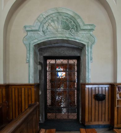 Zdjęcie nr 15: Kościół murowany, orientowany, jednonawowy (z dodatkową przestrzenią od południa powstałą w wyniku połączenia trzech kaplic), z półkoliście zamkniętym prezbiterium, z prostokątną zakrystią od północy, z kruchtą na osi nawy głównej oraz drugą od północy; między zakrystią a kruchtą północną babiniec. 
Nawa szersza od prezbiterium, prostokątna, trójprzęsłowa, ze sklepieniem kolebkowym z lunetami na gurtach. Od zachodu chór muzyczny wsparty na kolumnach. Ściany nawy podzielone zdwojonymi pilastrami, między którymi nisze arkadowe, od południa półokrągłe arkady łączące nawę główną z nawą boczną. Partię ścian od sklepienia oddziela pełne belkowanie wyłamane na osi pilastrów, które jest kontynuowane w przekrytym sklepieniem kolebkowym z lunetami prezbiterium.  
W partii przyziemia oraz sklepienia prostokątne okna w rozglifionych obramieniach zamkniętych łukiem odcinkowym, na osi prezbiterium owalne. Od zachodu oraz od południa drzwi zamknięte łukiem odcinkowym. 
Fasada trójosiowa, dwukondygnacyjna, zwieńczona trójkątnym przyczółkiem, poprzedzona jednokondygnacyjną kruchtą, do której wchodzi się po sześciostopniowych schodach. Osie rozdzielone są pojedynczymi lub zdwojonymi pilastrami, kondygnacje dzieli bogato profilowane belkowanie. W kruchcie drzwi o wykroju prostokąta zamknięte łukiem odcinkowym, okna w osiach bocznych o identycznym jak drzwi wykroju; okulus w szczycie. W osi środkowej drugiej kondygnacji fasady okno prostokątne, zamknięte łukiem odcinkowym, a u szczytu okulus. 
Na elewacjach kontynuowany jest gzyms oddzielający drugą kondygnację i partię dachu, pionowe podziały utworzone zostały przez lizeny. 
Nawa główna oraz kruchty nakryte dachami dwuspadowymi, część nawy bocznej, zakrystia oraz babiniec jednospadowymi, druga część nawy bocznej trójspadowym, zakrystia dwuspadowym zamkniętym półkoliście. Dwie wieżyczki na sygnaturki: jedna nad nawą główną, druga, mniejsza nad prezbiterium. Obie przeprute arkadami, zwieńczone kopułami z kulą i krzyżem. 
Do najważniejszych elementów wyposażenia należą: ołtarz główny późnobarokowy z obrazem Przemienienia Pańskiego przywieziony z Rzymu w 1723 roku, dwa regencyjne ołtarze boczne z barokowymi obrazami Matki Boskiej z Dzieciątkiem oraz św. Katarzyny, oba ozdobione sukienkami oraz obraz z przedstawieniem św. Józefa, pochodzący z trzeciego ołtarza wisi teraz na ścianie nawy głównej. 
