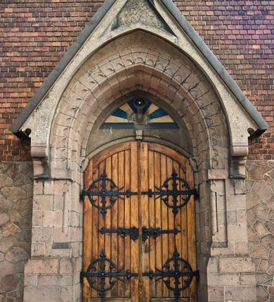 Zdjęcie nr 12: Murowana z cegły, orientowana, trzynawowa bazylika emporowa z prezbiterium zamkniętym trójbocznie. Do jednej czwartej wysokości murów lico kamienne, całość obiega cokół. Fasada dwukondygnacyjna, trójosiowa; oś środkowa wysunięta przed lico muru. Podziały pionowe tworzą dwuuskokowe przypory, poziome gzyms w połowie wysokości osi środkowej. Na osi portal ostrołukowy, uskokowy, flankowany filarami wspartymi na wysokich cokołach. W filarach fragmenty laski. Powyżej wsporniki podtrzymujące wąską archiwoltę otoczoną fryzem arkadowym. Nad otworem drzwiowym tympanon o zarysie łuku ostrego. W zwieńczeniu trójkątny przyczółek, którego ramiona spływają na konsolki oparte na filarach; całość wieńczy krzyż. Ponad portalem dwa okna w uskokowym obramieniu zakończonym łukiem ostrym. Ponad nimi okrągłe okno, wyżej kamienny kartusz z herbem fundatorki. Fasadę wieńczy ząbkowanie i fryz arkadowy. W skrajnych osiach okna ostrołukowe. W dolnym, lewym rogu osi środkowej data: MCMV. Podziały ścian nawy bocznej stanowią trójskokowe przypory; pomiędzy nimi okna ostrołukowe w uskokowych obramieniach. Ponad oknami ząbkowanie, profilowany architraw, fryz i gzyms wsparty na kroksztynach. W partii nawy głównej podział ścian tworzą małe przypory, pomiędzy którymi znajdują się okrągłe okna, ponad nimi fryz arkadowy. W zwieńczeniu kroksztyny. W ścianach zakrystii dwa wąskie, ostrołukowe okna i jedno okrągłe w profilowanych obramieniach. W trójkątnym zwieńczeniu fryz arkadowy ujęty w dwa pasy ząbkowania. Przy zachodniej ścianie południowej zakrystii znajduje się boczne wejście otwarte dwoma ostrołukowymi arkadami, wspartymi na filarze. W górnej partii ozdobione fryzem arkadowym, ząbkowaniem i kroksztynami. Pomiędzy nawą boczną a południową zakrystią okrągła wieżyczka z dwoma kwadratowymi otworami okiennymi. Strona północna analogiczna do południowej, oprócz pomieszczenia między nawą a zakrystią i portalu w pomieszczeniu przy kruchcie. Pomieszczenie z wejściem pomocniczym od strony zachodniej Od północy wąskie okno zamknięte łukiem półkolistym, w narożach ryzality zwieńczone konsolkami z fryzem arkadowym i gzymsem pomiędzy. Portal kamienny, ustawiony na czterech stopniach, ostrołukowy, zwieńczony trójkątnym przyczółkiem z ramionami spływającymi na profilowane konsole. Prezbiterium opięte czterema przyporami dwuuskokowymi. W ścianie wschodniej płycina zakończona łukiem ostrym. W zwieńczeniu fryz arkadowy i gzyms wsparty na kroksztynach. Pomiędzy nawą główną, a prezbiterium wieżyczka na sygnaturkę na planie kwadratu ze ściętymi narożami, przy których znajdują się dwuuskokowe przypory. We wszystkich ścianach wieżyczki po dwa okna ostrołukowe z parapetem, pod nim fryz arkadowy. Ściany wieńczy pas kostkowania. Nawa główna, część prezbiterium i zakrystie przykrywa dach dwuspadowy, z zakończeniu prezbiterium dach powtarza kształt prezbiterium. Nawy boczne nakryte dachem pulpitowym, wieżyczka dachem stożkowym, wieżyczka na sygnaturkę ostrosłupowym ze ściętymi krawędziami. Wszystkie dachy blaszane.Najcenniejszy wyposażenie wnętrza stanowią trzy późnobarokowe ołtarze z 1710 roku (w głównym obraz św. Marii Magdaleny z początku XVIII wieku w sukience z 1709 roku,) ambona z 1711 oraz chrzcielnica czarnomarmurowa z 1751 roku.