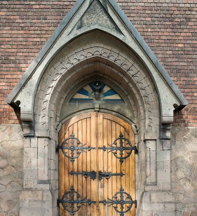 Zdjęcie nr 13: Murowana z cegły, orientowana, trzynawowa bazylika emporowa z prezbiterium zamkniętym trójbocznie. Do jednej czwartej wysokości murów lico kamienne, całość obiega cokół. Fasada dwukondygnacyjna, trójosiowa; oś środkowa wysunięta przed lico muru. Podziały pionowe tworzą dwuuskokowe przypory, poziome gzyms w połowie wysokości osi środkowej. Na osi portal ostrołukowy, uskokowy, flankowany filarami wspartymi na wysokich cokołach. W filarach fragmenty laski. Powyżej wsporniki podtrzymujące wąską archiwoltę otoczoną fryzem arkadowym. Nad otworem drzwiowym tympanon o zarysie łuku ostrego. W zwieńczeniu trójkątny przyczółek, którego ramiona spływają na konsolki oparte na filarach; całość wieńczy krzyż. Ponad portalem dwa okna w uskokowym obramieniu zakończonym łukiem ostrym. Ponad nimi okrągłe okno, wyżej kamienny kartusz z herbem fundatorki. Fasadę wieńczy ząbkowanie i fryz arkadowy. W skrajnych osiach okna ostrołukowe. W dolnym, lewym rogu osi środkowej data: MCMV. Podziały ścian nawy bocznej stanowią trójskokowe przypory; pomiędzy nimi okna ostrołukowe w uskokowych obramieniach. Ponad oknami ząbkowanie, profilowany architraw, fryz i gzyms wsparty na kroksztynach. W partii nawy głównej podział ścian tworzą małe przypory, pomiędzy którymi znajdują się okrągłe okna, ponad nimi fryz arkadowy. W zwieńczeniu kroksztyny. W ścianach zakrystii dwa wąskie, ostrołukowe okna i jedno okrągłe w profilowanych obramieniach. W trójkątnym zwieńczeniu fryz arkadowy ujęty w dwa pasy ząbkowania. Przy zachodniej ścianie południowej zakrystii znajduje się boczne wejście otwarte dwoma ostrołukowymi arkadami, wspartymi na filarze. W górnej partii ozdobione fryzem arkadowym, ząbkowaniem i kroksztynami. Pomiędzy nawą boczną a południową zakrystią okrągła wieżyczka z dwoma kwadratowymi otworami okiennymi. Strona północna analogiczna do południowej, oprócz pomieszczenia między nawą a zakrystią i portalu w pomieszczeniu przy kruchcie. Pomieszczenie z wejściem pomocniczym od strony zachodniej Od północy wąskie okno zamknięte łukiem półkolistym, w narożach ryzality zwieńczone konsolkami z fryzem arkadowym i gzymsem pomiędzy. Portal kamienny, ustawiony na czterech stopniach, ostrołukowy, zwieńczony trójkątnym przyczółkiem z ramionami spływającymi na profilowane konsole. Prezbiterium opięte czterema przyporami dwuuskokowymi. W ścianie wschodniej płycina zakończona łukiem ostrym. W zwieńczeniu fryz arkadowy i gzyms wsparty na kroksztynach. Pomiędzy nawą główną, a prezbiterium wieżyczka na sygnaturkę na planie kwadratu ze ściętymi narożami, przy których znajdują się dwuuskokowe przypory. We wszystkich ścianach wieżyczki po dwa okna ostrołukowe z parapetem, pod nim fryz arkadowy. Ściany wieńczy pas kostkowania. Nawa główna, część prezbiterium i zakrystie przykrywa dach dwuspadowy, z zakończeniu prezbiterium dach powtarza kształt prezbiterium. Nawy boczne nakryte dachem pulpitowym, wieżyczka dachem stożkowym, wieżyczka na sygnaturkę ostrosłupowym ze ściętymi krawędziami. Wszystkie dachy blaszane.Najcenniejszy wyposażenie wnętrza stanowią trzy późnobarokowe ołtarze z 1710 roku (w głównym obraz św. Marii Magdaleny z początku XVIII wieku w sukience z 1709 roku,) ambona z 1711 oraz chrzcielnica czarnomarmurowa z 1751 roku.