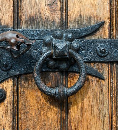 Zdjęcie nr 14: Murowana z cegły, orientowana, trzynawowa bazylika emporowa z prezbiterium zamkniętym trójbocznie. Do jednej czwartej wysokości murów lico kamienne, całość obiega cokół. Fasada dwukondygnacyjna, trójosiowa; oś środkowa wysunięta przed lico muru. Podziały pionowe tworzą dwuuskokowe przypory, poziome gzyms w połowie wysokości osi środkowej. Na osi portal ostrołukowy, uskokowy, flankowany filarami wspartymi na wysokich cokołach. W filarach fragmenty laski. Powyżej wsporniki podtrzymujące wąską archiwoltę otoczoną fryzem arkadowym. Nad otworem drzwiowym tympanon o zarysie łuku ostrego. W zwieńczeniu trójkątny przyczółek, którego ramiona spływają na konsolki oparte na filarach; całość wieńczy krzyż. Ponad portalem dwa okna w uskokowym obramieniu zakończonym łukiem ostrym. Ponad nimi okrągłe okno, wyżej kamienny kartusz z herbem fundatorki. Fasadę wieńczy ząbkowanie i fryz arkadowy. W skrajnych osiach okna ostrołukowe. W dolnym, lewym rogu osi środkowej data: MCMV. Podziały ścian nawy bocznej stanowią trójskokowe przypory; pomiędzy nimi okna ostrołukowe w uskokowych obramieniach. Ponad oknami ząbkowanie, profilowany architraw, fryz i gzyms wsparty na kroksztynach. W partii nawy głównej podział ścian tworzą małe przypory, pomiędzy którymi znajdują się okrągłe okna, ponad nimi fryz arkadowy. W zwieńczeniu kroksztyny. W ścianach zakrystii dwa wąskie, ostrołukowe okna i jedno okrągłe w profilowanych obramieniach. W trójkątnym zwieńczeniu fryz arkadowy ujęty w dwa pasy ząbkowania. Przy zachodniej ścianie południowej zakrystii znajduje się boczne wejście otwarte dwoma ostrołukowymi arkadami, wspartymi na filarze. W górnej partii ozdobione fryzem arkadowym, ząbkowaniem i kroksztynami. Pomiędzy nawą boczną a południową zakrystią okrągła wieżyczka z dwoma kwadratowymi otworami okiennymi. Strona północna analogiczna do południowej, oprócz pomieszczenia między nawą a zakrystią i portalu w pomieszczeniu przy kruchcie. Pomieszczenie z wejściem pomocniczym od strony zachodniej Od północy wąskie okno zamknięte łukiem półkolistym, w narożach ryzality zwieńczone konsolkami z fryzem arkadowym i gzymsem pomiędzy. Portal kamienny, ustawiony na czterech stopniach, ostrołukowy, zwieńczony trójkątnym przyczółkiem z ramionami spływającymi na profilowane konsole. Prezbiterium opięte czterema przyporami dwuuskokowymi. W ścianie wschodniej płycina zakończona łukiem ostrym. W zwieńczeniu fryz arkadowy i gzyms wsparty na kroksztynach. Pomiędzy nawą główną, a prezbiterium wieżyczka na sygnaturkę na planie kwadratu ze ściętymi narożami, przy których znajdują się dwuuskokowe przypory. We wszystkich ścianach wieżyczki po dwa okna ostrołukowe z parapetem, pod nim fryz arkadowy. Ściany wieńczy pas kostkowania. Nawa główna, część prezbiterium i zakrystie przykrywa dach dwuspadowy, z zakończeniu prezbiterium dach powtarza kształt prezbiterium. Nawy boczne nakryte dachem pulpitowym, wieżyczka dachem stożkowym, wieżyczka na sygnaturkę ostrosłupowym ze ściętymi krawędziami. Wszystkie dachy blaszane.Najcenniejszy wyposażenie wnętrza stanowią trzy późnobarokowe ołtarze z 1710 roku (w głównym obraz św. Marii Magdaleny z początku XVIII wieku w sukience z 1709 roku,) ambona z 1711 oraz chrzcielnica czarnomarmurowa z 1751 roku.