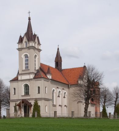 Zdjęcie nr 3: Kościół na planie krzyża łacińskiego, jednonawowy, pięcioprzęsłowy, z transeptem i jednoprzęsłowym prezbiterium zakończonym wielobocznie. Ramiona transeptu jednoprzęsłowe, o wysokości nawy, zamknięte prostymi ścianami. W narożnikach pomiędzy prezbiterium i ramionami transeptu dwa prostokątne aneksy mieszczące zakrystię i skarbiec. Prezbiterium i ramiona transeptu oddzielone od nawy wydatnymi półfilarami przechodzącymi bezpośrednio w gurty sklepienne. Prezbiterium od absydy oddziela arkada tęczowa wsparta na dostawionych do węgarów kolumnach kompozytowych. Sklepienie nad skrzyżowaniem naw krzyżowe, nad pozostałymi przęsłami nawy kolebkowe o przekroju koszowym, nad ramionami transeptu krzyżowe (ostrołukowe), w absydzie ćwierćsferyczne z lunetami. Otwory okienne prostokątne, zamknięte półkoliście, rozglifione do wewnątrz; trzy pary w nawie, dwa na ścianach zamykających ramiona transeptu. Ponad oknami w transepcie dodatkowo po jednym okrągłym oknie wypełnionym rozetą. W prezbiterium okna w kształcie wydłużonego prostokąta o smukłych proporcjach zamkniętego półkoliście, pomiędzy nimi para regularnie rozmieszczonych okien owalnych.  W zachodnim przęśle nawy murowany trójprzęsłowy chór muzyczny wsparty na parze ośmiobocznych filarów z cokołami, a pod ścianami na parze półfilarów. Balustrada o prostej dekoracji płycinowej. Podniebie chóru podzielone belkami na trzy kasetony, pośrodku których kwadratowe płyciny. Fasada kościoła dwukondygnacyjna, trójosiowa przechodząca w czworoboczną wieżę. Ściany rozczłonkowane lizenami, kondygnacje oddzielone profilowanym gzymsem. W części środkowej wejście zamknięte łukiem półkolistym, z dwuspadowym drewnianym daszkiem, wyżej prostokątne okno zamknięte półkoliście. W polach bocznych mniejsze, prostokątne okna zamknięte półkoliście. Wieża o narożach ujętych lizenami, podtrzymującymi gzyms, nakryta ozdobnym zwieńczeniem z czterema wieżyczkami w narożach, pomiędzy którymi trójkątne szczyciki nad oknami i ostrosłupowy hełm zakończony krzyżem. Ściany boczne nawy i transeptu ujęte uskokowymi przyporami. Ściany zamykające ramiona transeptu podzielone na dwie strefy, z których dolna ujęta lizenami, górna wypełniona oknem w ozdobnym obramieniu. Dachy dwuspadowe, kryte dachówką. Na skrzyżowaniu naw wieloboczna, drewniana wieżyczka na sygnaturkę nakryta ostrosłupowym hełmem pokrytym blachą.

