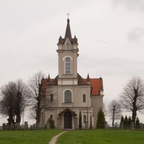 Zdjęcie nr 1: Kościół na planie krzyża łacińskiego, jednonawowy, pięcioprzęsłowy, z transeptem i jednoprzęsłowym prezbiterium zakończonym wielobocznie. Ramiona transeptu jednoprzęsłowe, o wysokości nawy, zamknięte prostymi ścianami. W narożnikach pomiędzy prezbiterium i ramionami transeptu dwa prostokątne aneksy mieszczące zakrystię i skarbiec. Prezbiterium i ramiona transeptu oddzielone od nawy wydatnymi półfilarami przechodzącymi bezpośrednio w gurty sklepienne. Prezbiterium od absydy oddziela arkada tęczowa wsparta na dostawionych do węgarów kolumnach kompozytowych. Sklepienie nad skrzyżowaniem naw krzyżowe, nad pozostałymi przęsłami nawy kolebkowe o przekroju koszowym, nad ramionami transeptu krzyżowe (ostrołukowe), w absydzie ćwierćsferyczne z lunetami. Otwory okienne prostokątne, zamknięte półkoliście, rozglifione do wewnątrz; trzy pary w nawie, dwa na ścianach zamykających ramiona transeptu. Ponad oknami w transepcie dodatkowo po jednym okrągłym oknie wypełnionym rozetą. W prezbiterium okna w kształcie wydłużonego prostokąta o smukłych proporcjach zamkniętego półkoliście, pomiędzy nimi para regularnie rozmieszczonych okien owalnych.  W zachodnim przęśle nawy murowany trójprzęsłowy chór muzyczny wsparty na parze ośmiobocznych filarów z cokołami, a pod ścianami na parze półfilarów. Balustrada o prostej dekoracji płycinowej. Podniebie chóru podzielone belkami na trzy kasetony, pośrodku których kwadratowe płyciny. Fasada kościoła dwukondygnacyjna, trójosiowa przechodząca w czworoboczną wieżę. Ściany rozczłonkowane lizenami, kondygnacje oddzielone profilowanym gzymsem. W części środkowej wejście zamknięte łukiem półkolistym, z dwuspadowym drewnianym daszkiem, wyżej prostokątne okno zamknięte półkoliście. W polach bocznych mniejsze, prostokątne okna zamknięte półkoliście. Wieża o narożach ujętych lizenami, podtrzymującymi gzyms, nakryta ozdobnym zwieńczeniem z czterema wieżyczkami w narożach, pomiędzy którymi trójkątne szczyciki nad oknami i ostrosłupowy hełm zakończony krzyżem. Ściany boczne nawy i transeptu ujęte uskokowymi przyporami. Ściany zamykające ramiona transeptu podzielone na dwie strefy, z których dolna ujęta lizenami, górna wypełniona oknem w ozdobnym obramieniu. Dachy dwuspadowe, kryte dachówką. Na skrzyżowaniu naw wieloboczna, drewniana wieżyczka na sygnaturkę nakryta ostrosłupowym hełmem pokrytym blachą.

