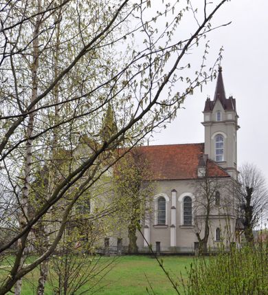 Zdjęcie nr 5: Kościół na planie krzyża łacińskiego, jednonawowy, pięcioprzęsłowy, z transeptem i jednoprzęsłowym prezbiterium zakończonym wielobocznie. Ramiona transeptu jednoprzęsłowe, o wysokości nawy, zamknięte prostymi ścianami. W narożnikach pomiędzy prezbiterium i ramionami transeptu dwa prostokątne aneksy mieszczące zakrystię i skarbiec. Prezbiterium i ramiona transeptu oddzielone od nawy wydatnymi półfilarami przechodzącymi bezpośrednio w gurty sklepienne. Prezbiterium od absydy oddziela arkada tęczowa wsparta na dostawionych do węgarów kolumnach kompozytowych. Sklepienie nad skrzyżowaniem naw krzyżowe, nad pozostałymi przęsłami nawy kolebkowe o przekroju koszowym, nad ramionami transeptu krzyżowe (ostrołukowe), w absydzie ćwierćsferyczne z lunetami. Otwory okienne prostokątne, zamknięte półkoliście, rozglifione do wewnątrz; trzy pary w nawie, dwa na ścianach zamykających ramiona transeptu. Ponad oknami w transepcie dodatkowo po jednym okrągłym oknie wypełnionym rozetą. W prezbiterium okna w kształcie wydłużonego prostokąta o smukłych proporcjach zamkniętego półkoliście, pomiędzy nimi para regularnie rozmieszczonych okien owalnych.  W zachodnim przęśle nawy murowany trójprzęsłowy chór muzyczny wsparty na parze ośmiobocznych filarów z cokołami, a pod ścianami na parze półfilarów. Balustrada o prostej dekoracji płycinowej. Podniebie chóru podzielone belkami na trzy kasetony, pośrodku których kwadratowe płyciny. Fasada kościoła dwukondygnacyjna, trójosiowa przechodząca w czworoboczną wieżę. Ściany rozczłonkowane lizenami, kondygnacje oddzielone profilowanym gzymsem. W części środkowej wejście zamknięte łukiem półkolistym, z dwuspadowym drewnianym daszkiem, wyżej prostokątne okno zamknięte półkoliście. W polach bocznych mniejsze, prostokątne okna zamknięte półkoliście. Wieża o narożach ujętych lizenami, podtrzymującymi gzyms, nakryta ozdobnym zwieńczeniem z czterema wieżyczkami w narożach, pomiędzy którymi trójkątne szczyciki nad oknami i ostrosłupowy hełm zakończony krzyżem. Ściany boczne nawy i transeptu ujęte uskokowymi przyporami. Ściany zamykające ramiona transeptu podzielone na dwie strefy, z których dolna ujęta lizenami, górna wypełniona oknem w ozdobnym obramieniu. Dachy dwuspadowe, kryte dachówką. Na skrzyżowaniu naw wieloboczna, drewniana wieżyczka na sygnaturkę nakryta ostrosłupowym hełmem pokrytym blachą.

