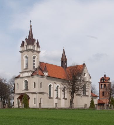 Zdjęcie nr 4: Kościół na planie krzyża łacińskiego, jednonawowy, pięcioprzęsłowy, z transeptem i jednoprzęsłowym prezbiterium zakończonym wielobocznie. Ramiona transeptu jednoprzęsłowe, o wysokości nawy, zamknięte prostymi ścianami. W narożnikach pomiędzy prezbiterium i ramionami transeptu dwa prostokątne aneksy mieszczące zakrystię i skarbiec. Prezbiterium i ramiona transeptu oddzielone od nawy wydatnymi półfilarami przechodzącymi bezpośrednio w gurty sklepienne. Prezbiterium od absydy oddziela arkada tęczowa wsparta na dostawionych do węgarów kolumnach kompozytowych. Sklepienie nad skrzyżowaniem naw krzyżowe, nad pozostałymi przęsłami nawy kolebkowe o przekroju koszowym, nad ramionami transeptu krzyżowe (ostrołukowe), w absydzie ćwierćsferyczne z lunetami. Otwory okienne prostokątne, zamknięte półkoliście, rozglifione do wewnątrz; trzy pary w nawie, dwa na ścianach zamykających ramiona transeptu. Ponad oknami w transepcie dodatkowo po jednym okrągłym oknie wypełnionym rozetą. W prezbiterium okna w kształcie wydłużonego prostokąta o smukłych proporcjach zamkniętego półkoliście, pomiędzy nimi para regularnie rozmieszczonych okien owalnych.  W zachodnim przęśle nawy murowany trójprzęsłowy chór muzyczny wsparty na parze ośmiobocznych filarów z cokołami, a pod ścianami na parze półfilarów. Balustrada o prostej dekoracji płycinowej. Podniebie chóru podzielone belkami na trzy kasetony, pośrodku których kwadratowe płyciny. Fasada kościoła dwukondygnacyjna, trójosiowa przechodząca w czworoboczną wieżę. Ściany rozczłonkowane lizenami, kondygnacje oddzielone profilowanym gzymsem. W części środkowej wejście zamknięte łukiem półkolistym, z dwuspadowym drewnianym daszkiem, wyżej prostokątne okno zamknięte półkoliście. W polach bocznych mniejsze, prostokątne okna zamknięte półkoliście. Wieża o narożach ujętych lizenami, podtrzymującymi gzyms, nakryta ozdobnym zwieńczeniem z czterema wieżyczkami w narożach, pomiędzy którymi trójkątne szczyciki nad oknami i ostrosłupowy hełm zakończony krzyżem. Ściany boczne nawy i transeptu ujęte uskokowymi przyporami. Ściany zamykające ramiona transeptu podzielone na dwie strefy, z których dolna ujęta lizenami, górna wypełniona oknem w ozdobnym obramieniu. Dachy dwuspadowe, kryte dachówką. Na skrzyżowaniu naw wieloboczna, drewniana wieżyczka na sygnaturkę nakryta ostrosłupowym hełmem pokrytym blachą.

