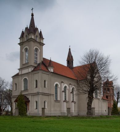 Zdjęcie nr 2: Kościół na planie krzyża łacińskiego, jednonawowy, pięcioprzęsłowy, z transeptem i jednoprzęsłowym prezbiterium zakończonym wielobocznie. Ramiona transeptu jednoprzęsłowe, o wysokości nawy, zamknięte prostymi ścianami. W narożnikach pomiędzy prezbiterium i ramionami transeptu dwa prostokątne aneksy mieszczące zakrystię i skarbiec. Prezbiterium i ramiona transeptu oddzielone od nawy wydatnymi półfilarami przechodzącymi bezpośrednio w gurty sklepienne. Prezbiterium od absydy oddziela arkada tęczowa wsparta na dostawionych do węgarów kolumnach kompozytowych. Sklepienie nad skrzyżowaniem naw krzyżowe, nad pozostałymi przęsłami nawy kolebkowe o przekroju koszowym, nad ramionami transeptu krzyżowe (ostrołukowe), w absydzie ćwierćsferyczne z lunetami. Otwory okienne prostokątne, zamknięte półkoliście, rozglifione do wewnątrz; trzy pary w nawie, dwa na ścianach zamykających ramiona transeptu. Ponad oknami w transepcie dodatkowo po jednym okrągłym oknie wypełnionym rozetą. W prezbiterium okna w kształcie wydłużonego prostokąta o smukłych proporcjach zamkniętego półkoliście, pomiędzy nimi para regularnie rozmieszczonych okien owalnych.  W zachodnim przęśle nawy murowany trójprzęsłowy chór muzyczny wsparty na parze ośmiobocznych filarów z cokołami, a pod ścianami na parze półfilarów. Balustrada o prostej dekoracji płycinowej. Podniebie chóru podzielone belkami na trzy kasetony, pośrodku których kwadratowe płyciny. Fasada kościoła dwukondygnacyjna, trójosiowa przechodząca w czworoboczną wieżę. Ściany rozczłonkowane lizenami, kondygnacje oddzielone profilowanym gzymsem. W części środkowej wejście zamknięte łukiem półkolistym, z dwuspadowym drewnianym daszkiem, wyżej prostokątne okno zamknięte półkoliście. W polach bocznych mniejsze, prostokątne okna zamknięte półkoliście. Wieża o narożach ujętych lizenami, podtrzymującymi gzyms, nakryta ozdobnym zwieńczeniem z czterema wieżyczkami w narożach, pomiędzy którymi trójkątne szczyciki nad oknami i ostrosłupowy hełm zakończony krzyżem. Ściany boczne nawy i transeptu ujęte uskokowymi przyporami. Ściany zamykające ramiona transeptu podzielone na dwie strefy, z których dolna ujęta lizenami, górna wypełniona oknem w ozdobnym obramieniu. Dachy dwuspadowe, kryte dachówką. Na skrzyżowaniu naw wieloboczna, drewniana wieżyczka na sygnaturkę nakryta ostrosłupowym hełmem pokrytym blachą.


