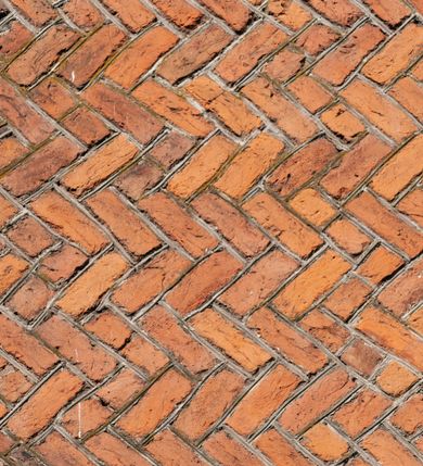 Zdjęcie nr 19: Budynek orientowany, jednonawowy. Prostokątna nawa jest szersza i znacznie wyższa, oddzielona od prezbiterium za pomocą ściany tarczowej z ostrołukową arkadą tęczową. Przy prezbiterium od północy zakrystia na planie prostokąta i taki sam skarbczyk, od południa niewielka, prostokątna kruchta. Przy nawie od południa podłużna kaplica Matki Boskiej Szkaplerznej (1741) z kwadratową kruchtą od zachodu; od północy kaplica Matki Boskiej Bolesnej na planie półokręgu z obejściem (1919-1932, projektu Bogdana Tretera). Prezbiterium sklepione krzyżowo-żebrowo, korpus sześciodzielnie, z gurtami. 
Okna nawy i kaplicy południowej ostrołukowe; w zwieńczeniu zakrystii jedno okno okrągłe; w kaplicy południowej okna zamknięte półkoliście, w kopule lukarny z eliptycznymi otworami okiennymi. 
Główne wejście od zachodu, ostrołukowe, drugie przez kruchtę od północy, w kształcie stojącego prostokąta. Portal z prezbiterium do zakrystii kamienny, profilowany zamknięty ściętym trójliściem (XV/XVI w.); portal z kruchty północnej do kaplicy kamienny, ostrołukowy, profilowany i fazowany, nad nim późnogotycka tarcza z herbem Nieczuja. Nad zewnętrznym, ostrołukowym portalem do kruchty północnej herb Korab i insygnia biskupa Jakuba Zadzika, pochodzące prawdopodobnie z dawnej bramy przejazdowej obok katedry w Kielcach. 
Na zewnątrz budynek opięty przyporami o zmiennym profilu. Elewacje, z wyjątkiem wschodniej ściany prezbiterium, tynkowane. Fasada zamknięta wysokim, trójkątnym szczytem, trójosiowa. W osi środkowej kamienny, ostrołukowy portal. W osiach bocznych ostrołukowe okna. Narożniki ujęte modelowanymi w tynku lizenami oraz przyporami. Powyżej na ich osiach prostopadłościenne sterczyny zwieńczone krzyżami. Elewacja wschodnia o analogicznym układzie, ceglana, nietynkowana, ujęta skośnie ustawionymi przyporami, jednoosiowa. W osi szeroka, jednouskokowa przypora z kamienną płyciną mieszczącą krucyfiks w dolnej części i analogiczną, mniejszą z kamienną figurą św. Piotra na tle okna powyżej. Na ścianie szczytowej cegły ułożone w jodełkę, w górnej części ostrołukowa, uskokowa płycina. Na zwieńczeniu wyryty napis „RENO/VATUM / A(NNO) D(OMINI)/ 1928”.  Elewacja północna z dobudowanymi na całej długości zakrystią, skarbczykiem i kaplicą. Elewacja południowa tynkowana, w części prezbiterium dwuosiowa; w narożniku pomiędzy prezbiterium a nawą niewielka kruchta. Do korpusu dobudowana kaplica – z tynkowanymi elewacjami o osiach podkreślonych lizenami, zróżnicowanymi kolorystycznie. Dach nad korpusem nawowym i prezbiterium dwuspadowy, nad zakrystią i skarbczykiem dachy pulpitowe –  kryte dachówką. Kaplica południowa nakryta kopułą z lunetami i latarnią – kryta blachą. Wieżyczka na sygnaturkę o formach barokowych z latarnią.