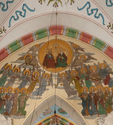 Zdjęcie nr 26: Budynek orientowany, jednonawowy. Prostokątna nawa jest szersza i znacznie wyższa, oddzielona od prezbiterium za pomocą ściany tarczowej z ostrołukową arkadą tęczową. Przy prezbiterium od północy zakrystia na planie prostokąta i taki sam skarbczyk, od południa niewielka, prostokątna kruchta. Przy nawie od południa podłużna kaplica Matki Boskiej Szkaplerznej (1741) z kwadratową kruchtą od zachodu; od północy kaplica Matki Boskiej Bolesnej na planie półokręgu z obejściem (1919-1932, projektu Bogdana Tretera). Prezbiterium sklepione krzyżowo-żebrowo, korpus sześciodzielnie, z gurtami. 
Okna nawy i kaplicy południowej ostrołukowe; w zwieńczeniu zakrystii jedno okno okrągłe; w kaplicy południowej okna zamknięte półkoliście, w kopule lukarny z eliptycznymi otworami okiennymi. 
Główne wejście od zachodu, ostrołukowe, drugie przez kruchtę od północy, w kształcie stojącego prostokąta. Portal z prezbiterium do zakrystii kamienny, profilowany zamknięty ściętym trójliściem (XV/XVI w.); portal z kruchty północnej do kaplicy kamienny, ostrołukowy, profilowany i fazowany, nad nim późnogotycka tarcza z herbem Nieczuja. Nad zewnętrznym, ostrołukowym portalem do kruchty północnej herb Korab i insygnia biskupa Jakuba Zadzika, pochodzące prawdopodobnie z dawnej bramy przejazdowej obok katedry w Kielcach. 
Na zewnątrz budynek opięty przyporami o zmiennym profilu. Elewacje, z wyjątkiem wschodniej ściany prezbiterium, tynkowane. Fasada zamknięta wysokim, trójkątnym szczytem, trójosiowa. W osi środkowej kamienny, ostrołukowy portal. W osiach bocznych ostrołukowe okna. Narożniki ujęte modelowanymi w tynku lizenami oraz przyporami. Powyżej na ich osiach prostopadłościenne sterczyny zwieńczone krzyżami. Elewacja wschodnia o analogicznym układzie, ceglana, nietynkowana, ujęta skośnie ustawionymi przyporami, jednoosiowa. W osi szeroka, jednouskokowa przypora z kamienną płyciną mieszczącą krucyfiks w dolnej części i analogiczną, mniejszą z kamienną figurą św. Piotra na tle okna powyżej. Na ścianie szczytowej cegły ułożone w jodełkę, w górnej części ostrołukowa, uskokowa płycina. Na zwieńczeniu wyryty napis „RENO/VATUM / A(NNO) D(OMINI)/ 1928”.  Elewacja północna z dobudowanymi na całej długości zakrystią, skarbczykiem i kaplicą. Elewacja południowa tynkowana, w części prezbiterium dwuosiowa; w narożniku pomiędzy prezbiterium a nawą niewielka kruchta. Do korpusu dobudowana kaplica – z tynkowanymi elewacjami o osiach podkreślonych lizenami, zróżnicowanymi kolorystycznie. Dach nad korpusem nawowym i prezbiterium dwuspadowy, nad zakrystią i skarbczykiem dachy pulpitowe –  kryte dachówką. Kaplica południowa nakryta kopułą z lunetami i latarnią – kryta blachą. Wieżyczka na sygnaturkę o formach barokowych z latarnią.