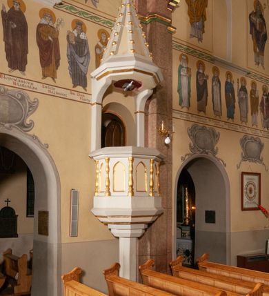 Zdjęcie nr 25: Budynek orientowany, jednonawowy. Prostokątna nawa jest szersza i znacznie wyższa, oddzielona od prezbiterium za pomocą ściany tarczowej z ostrołukową arkadą tęczową. Przy prezbiterium od północy zakrystia na planie prostokąta i taki sam skarbczyk, od południa niewielka, prostokątna kruchta. Przy nawie od południa podłużna kaplica Matki Boskiej Szkaplerznej (1741) z kwadratową kruchtą od zachodu; od północy kaplica Matki Boskiej Bolesnej na planie półokręgu z obejściem (1919-1932, projektu Bogdana Tretera). Prezbiterium sklepione krzyżowo-żebrowo, korpus sześciodzielnie, z gurtami. 
Okna nawy i kaplicy południowej ostrołukowe; w zwieńczeniu zakrystii jedno okno okrągłe; w kaplicy południowej okna zamknięte półkoliście, w kopule lukarny z eliptycznymi otworami okiennymi. 
Główne wejście od zachodu, ostrołukowe, drugie przez kruchtę od północy, w kształcie stojącego prostokąta. Portal z prezbiterium do zakrystii kamienny, profilowany zamknięty ściętym trójliściem (XV/XVI w.); portal z kruchty północnej do kaplicy kamienny, ostrołukowy, profilowany i fazowany, nad nim późnogotycka tarcza z herbem Nieczuja. Nad zewnętrznym, ostrołukowym portalem do kruchty północnej herb Korab i insygnia biskupa Jakuba Zadzika, pochodzące prawdopodobnie z dawnej bramy przejazdowej obok katedry w Kielcach. 
Na zewnątrz budynek opięty przyporami o zmiennym profilu. Elewacje, z wyjątkiem wschodniej ściany prezbiterium, tynkowane. Fasada zamknięta wysokim, trójkątnym szczytem, trójosiowa. W osi środkowej kamienny, ostrołukowy portal. W osiach bocznych ostrołukowe okna. Narożniki ujęte modelowanymi w tynku lizenami oraz przyporami. Powyżej na ich osiach prostopadłościenne sterczyny zwieńczone krzyżami. Elewacja wschodnia o analogicznym układzie, ceglana, nietynkowana, ujęta skośnie ustawionymi przyporami, jednoosiowa. W osi szeroka, jednouskokowa przypora z kamienną płyciną mieszczącą krucyfiks w dolnej części i analogiczną, mniejszą z kamienną figurą św. Piotra na tle okna powyżej. Na ścianie szczytowej cegły ułożone w jodełkę, w górnej części ostrołukowa, uskokowa płycina. Na zwieńczeniu wyryty napis „RENO/VATUM / A(NNO) D(OMINI)/ 1928”.  Elewacja północna z dobudowanymi na całej długości zakrystią, skarbczykiem i kaplicą. Elewacja południowa tynkowana, w części prezbiterium dwuosiowa; w narożniku pomiędzy prezbiterium a nawą niewielka kruchta. Do korpusu dobudowana kaplica – z tynkowanymi elewacjami o osiach podkreślonych lizenami, zróżnicowanymi kolorystycznie. Dach nad korpusem nawowym i prezbiterium dwuspadowy, nad zakrystią i skarbczykiem dachy pulpitowe –  kryte dachówką. Kaplica południowa nakryta kopułą z lunetami i latarnią – kryta blachą. Wieżyczka na sygnaturkę o formach barokowych z latarnią.