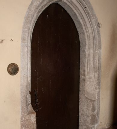 Zdjęcie nr 38: Budynek orientowany, jednonawowy. Prostokątna nawa jest szersza i znacznie wyższa, oddzielona od prezbiterium za pomocą ściany tarczowej z ostrołukową arkadą tęczową. Przy prezbiterium od północy zakrystia na planie prostokąta i taki sam skarbczyk, od południa niewielka, prostokątna kruchta. Przy nawie od południa podłużna kaplica Matki Boskiej Szkaplerznej (1741) z kwadratową kruchtą od zachodu; od północy kaplica Matki Boskiej Bolesnej na planie półokręgu z obejściem (1919-1932, projektu Bogdana Tretera). Prezbiterium sklepione krzyżowo-żebrowo, korpus sześciodzielnie, z gurtami. 
Okna nawy i kaplicy południowej ostrołukowe; w zwieńczeniu zakrystii jedno okno okrągłe; w kaplicy południowej okna zamknięte półkoliście, w kopule lukarny z eliptycznymi otworami okiennymi. 
Główne wejście od zachodu, ostrołukowe, drugie przez kruchtę od północy, w kształcie stojącego prostokąta. Portal z prezbiterium do zakrystii kamienny, profilowany zamknięty ściętym trójliściem (XV/XVI w.); portal z kruchty północnej do kaplicy kamienny, ostrołukowy, profilowany i fazowany, nad nim późnogotycka tarcza z herbem Nieczuja. Nad zewnętrznym, ostrołukowym portalem do kruchty północnej herb Korab i insygnia biskupa Jakuba Zadzika, pochodzące prawdopodobnie z dawnej bramy przejazdowej obok katedry w Kielcach. 
Na zewnątrz budynek opięty przyporami o zmiennym profilu. Elewacje, z wyjątkiem wschodniej ściany prezbiterium, tynkowane. Fasada zamknięta wysokim, trójkątnym szczytem, trójosiowa. W osi środkowej kamienny, ostrołukowy portal. W osiach bocznych ostrołukowe okna. Narożniki ujęte modelowanymi w tynku lizenami oraz przyporami. Powyżej na ich osiach prostopadłościenne sterczyny zwieńczone krzyżami. Elewacja wschodnia o analogicznym układzie, ceglana, nietynkowana, ujęta skośnie ustawionymi przyporami, jednoosiowa. W osi szeroka, jednouskokowa przypora z kamienną płyciną mieszczącą krucyfiks w dolnej części i analogiczną, mniejszą z kamienną figurą św. Piotra na tle okna powyżej. Na ścianie szczytowej cegły ułożone w jodełkę, w górnej części ostrołukowa, uskokowa płycina. Na zwieńczeniu wyryty napis „RENO/VATUM / A(NNO) D(OMINI)/ 1928”.  Elewacja północna z dobudowanymi na całej długości zakrystią, skarbczykiem i kaplicą. Elewacja południowa tynkowana, w części prezbiterium dwuosiowa; w narożniku pomiędzy prezbiterium a nawą niewielka kruchta. Do korpusu dobudowana kaplica – z tynkowanymi elewacjami o osiach podkreślonych lizenami, zróżnicowanymi kolorystycznie. Dach nad korpusem nawowym i prezbiterium dwuspadowy, nad zakrystią i skarbczykiem dachy pulpitowe –  kryte dachówką. Kaplica południowa nakryta kopułą z lunetami i latarnią – kryta blachą. Wieżyczka na sygnaturkę o formach barokowych z latarnią.