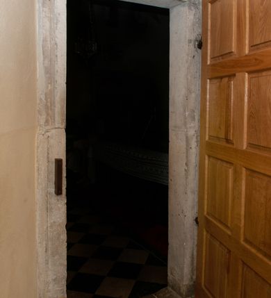 Zdjęcie nr 40: Budynek orientowany, jednonawowy. Prostokątna nawa jest szersza i znacznie wyższa, oddzielona od prezbiterium za pomocą ściany tarczowej z ostrołukową arkadą tęczową. Przy prezbiterium od północy zakrystia na planie prostokąta i taki sam skarbczyk, od południa niewielka, prostokątna kruchta. Przy nawie od południa podłużna kaplica Matki Boskiej Szkaplerznej (1741) z kwadratową kruchtą od zachodu; od północy kaplica Matki Boskiej Bolesnej na planie półokręgu z obejściem (1919-1932, projektu Bogdana Tretera). Prezbiterium sklepione krzyżowo-żebrowo, korpus sześciodzielnie, z gurtami. 
Okna nawy i kaplicy południowej ostrołukowe; w zwieńczeniu zakrystii jedno okno okrągłe; w kaplicy południowej okna zamknięte półkoliście, w kopule lukarny z eliptycznymi otworami okiennymi. 
Główne wejście od zachodu, ostrołukowe, drugie przez kruchtę od północy, w kształcie stojącego prostokąta. Portal z prezbiterium do zakrystii kamienny, profilowany zamknięty ściętym trójliściem (XV/XVI w.); portal z kruchty północnej do kaplicy kamienny, ostrołukowy, profilowany i fazowany, nad nim późnogotycka tarcza z herbem Nieczuja. Nad zewnętrznym, ostrołukowym portalem do kruchty północnej herb Korab i insygnia biskupa Jakuba Zadzika, pochodzące prawdopodobnie z dawnej bramy przejazdowej obok katedry w Kielcach. 
Na zewnątrz budynek opięty przyporami o zmiennym profilu. Elewacje, z wyjątkiem wschodniej ściany prezbiterium, tynkowane. Fasada zamknięta wysokim, trójkątnym szczytem, trójosiowa. W osi środkowej kamienny, ostrołukowy portal. W osiach bocznych ostrołukowe okna. Narożniki ujęte modelowanymi w tynku lizenami oraz przyporami. Powyżej na ich osiach prostopadłościenne sterczyny zwieńczone krzyżami. Elewacja wschodnia o analogicznym układzie, ceglana, nietynkowana, ujęta skośnie ustawionymi przyporami, jednoosiowa. W osi szeroka, jednouskokowa przypora z kamienną płyciną mieszczącą krucyfiks w dolnej części i analogiczną, mniejszą z kamienną figurą św. Piotra na tle okna powyżej. Na ścianie szczytowej cegły ułożone w jodełkę, w górnej części ostrołukowa, uskokowa płycina. Na zwieńczeniu wyryty napis „RENO/VATUM / A(NNO) D(OMINI)/ 1928”.  Elewacja północna z dobudowanymi na całej długości zakrystią, skarbczykiem i kaplicą. Elewacja południowa tynkowana, w części prezbiterium dwuosiowa; w narożniku pomiędzy prezbiterium a nawą niewielka kruchta. Do korpusu dobudowana kaplica – z tynkowanymi elewacjami o osiach podkreślonych lizenami, zróżnicowanymi kolorystycznie. Dach nad korpusem nawowym i prezbiterium dwuspadowy, nad zakrystią i skarbczykiem dachy pulpitowe –  kryte dachówką. Kaplica południowa nakryta kopułą z lunetami i latarnią – kryta blachą. Wieżyczka na sygnaturkę o formach barokowych z latarnią.