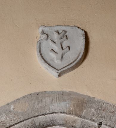 Zdjęcie nr 42: Budynek orientowany, jednonawowy. Prostokątna nawa jest szersza i znacznie wyższa, oddzielona od prezbiterium za pomocą ściany tarczowej z ostrołukową arkadą tęczową. Przy prezbiterium od północy zakrystia na planie prostokąta i taki sam skarbczyk, od południa niewielka, prostokątna kruchta. Przy nawie od południa podłużna kaplica Matki Boskiej Szkaplerznej (1741) z kwadratową kruchtą od zachodu; od północy kaplica Matki Boskiej Bolesnej na planie półokręgu z obejściem (1919-1932, projektu Bogdana Tretera). Prezbiterium sklepione krzyżowo-żebrowo, korpus sześciodzielnie, z gurtami. 
Okna nawy i kaplicy południowej ostrołukowe; w zwieńczeniu zakrystii jedno okno okrągłe; w kaplicy południowej okna zamknięte półkoliście, w kopule lukarny z eliptycznymi otworami okiennymi. 
Główne wejście od zachodu, ostrołukowe, drugie przez kruchtę od północy, w kształcie stojącego prostokąta. Portal z prezbiterium do zakrystii kamienny, profilowany zamknięty ściętym trójliściem (XV/XVI w.); portal z kruchty północnej do kaplicy kamienny, ostrołukowy, profilowany i fazowany, nad nim późnogotycka tarcza z herbem Nieczuja. Nad zewnętrznym, ostrołukowym portalem do kruchty północnej herb Korab i insygnia biskupa Jakuba Zadzika, pochodzące prawdopodobnie z dawnej bramy przejazdowej obok katedry w Kielcach. 
Na zewnątrz budynek opięty przyporami o zmiennym profilu. Elewacje, z wyjątkiem wschodniej ściany prezbiterium, tynkowane. Fasada zamknięta wysokim, trójkątnym szczytem, trójosiowa. W osi środkowej kamienny, ostrołukowy portal. W osiach bocznych ostrołukowe okna. Narożniki ujęte modelowanymi w tynku lizenami oraz przyporami. Powyżej na ich osiach prostopadłościenne sterczyny zwieńczone krzyżami. Elewacja wschodnia o analogicznym układzie, ceglana, nietynkowana, ujęta skośnie ustawionymi przyporami, jednoosiowa. W osi szeroka, jednouskokowa przypora z kamienną płyciną mieszczącą krucyfiks w dolnej części i analogiczną, mniejszą z kamienną figurą św. Piotra na tle okna powyżej. Na ścianie szczytowej cegły ułożone w jodełkę, w górnej części ostrołukowa, uskokowa płycina. Na zwieńczeniu wyryty napis „RENO/VATUM / A(NNO) D(OMINI)/ 1928”.  Elewacja północna z dobudowanymi na całej długości zakrystią, skarbczykiem i kaplicą. Elewacja południowa tynkowana, w części prezbiterium dwuosiowa; w narożniku pomiędzy prezbiterium a nawą niewielka kruchta. Do korpusu dobudowana kaplica – z tynkowanymi elewacjami o osiach podkreślonych lizenami, zróżnicowanymi kolorystycznie. Dach nad korpusem nawowym i prezbiterium dwuspadowy, nad zakrystią i skarbczykiem dachy pulpitowe –  kryte dachówką. Kaplica południowa nakryta kopułą z lunetami i latarnią – kryta blachą. Wieżyczka na sygnaturkę o formach barokowych z latarnią.