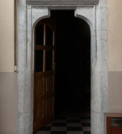 Zdjęcie nr 37: Budynek orientowany, jednonawowy. Prostokątna nawa jest szersza i znacznie wyższa, oddzielona od prezbiterium za pomocą ściany tarczowej z ostrołukową arkadą tęczową. Przy prezbiterium od północy zakrystia na planie prostokąta i taki sam skarbczyk, od południa niewielka, prostokątna kruchta. Przy nawie od południa podłużna kaplica Matki Boskiej Szkaplerznej (1741) z kwadratową kruchtą od zachodu; od północy kaplica Matki Boskiej Bolesnej na planie półokręgu z obejściem (1919-1932, projektu Bogdana Tretera). Prezbiterium sklepione krzyżowo-żebrowo, korpus sześciodzielnie, z gurtami. 
Okna nawy i kaplicy południowej ostrołukowe; w zwieńczeniu zakrystii jedno okno okrągłe; w kaplicy południowej okna zamknięte półkoliście, w kopule lukarny z eliptycznymi otworami okiennymi. 
Główne wejście od zachodu, ostrołukowe, drugie przez kruchtę od północy, w kształcie stojącego prostokąta. Portal z prezbiterium do zakrystii kamienny, profilowany zamknięty ściętym trójliściem (XV/XVI w.); portal z kruchty północnej do kaplicy kamienny, ostrołukowy, profilowany i fazowany, nad nim późnogotycka tarcza z herbem Nieczuja. Nad zewnętrznym, ostrołukowym portalem do kruchty północnej herb Korab i insygnia biskupa Jakuba Zadzika, pochodzące prawdopodobnie z dawnej bramy przejazdowej obok katedry w Kielcach. 
Na zewnątrz budynek opięty przyporami o zmiennym profilu. Elewacje, z wyjątkiem wschodniej ściany prezbiterium, tynkowane. Fasada zamknięta wysokim, trójkątnym szczytem, trójosiowa. W osi środkowej kamienny, ostrołukowy portal. W osiach bocznych ostrołukowe okna. Narożniki ujęte modelowanymi w tynku lizenami oraz przyporami. Powyżej na ich osiach prostopadłościenne sterczyny zwieńczone krzyżami. Elewacja wschodnia o analogicznym układzie, ceglana, nietynkowana, ujęta skośnie ustawionymi przyporami, jednoosiowa. W osi szeroka, jednouskokowa przypora z kamienną płyciną mieszczącą krucyfiks w dolnej części i analogiczną, mniejszą z kamienną figurą św. Piotra na tle okna powyżej. Na ścianie szczytowej cegły ułożone w jodełkę, w górnej części ostrołukowa, uskokowa płycina. Na zwieńczeniu wyryty napis „RENO/VATUM / A(NNO) D(OMINI)/ 1928”.  Elewacja północna z dobudowanymi na całej długości zakrystią, skarbczykiem i kaplicą. Elewacja południowa tynkowana, w części prezbiterium dwuosiowa; w narożniku pomiędzy prezbiterium a nawą niewielka kruchta. Do korpusu dobudowana kaplica – z tynkowanymi elewacjami o osiach podkreślonych lizenami, zróżnicowanymi kolorystycznie. Dach nad korpusem nawowym i prezbiterium dwuspadowy, nad zakrystią i skarbczykiem dachy pulpitowe –  kryte dachówką. Kaplica południowa nakryta kopułą z lunetami i latarnią – kryta blachą. Wieżyczka na sygnaturkę o formach barokowych z latarnią.