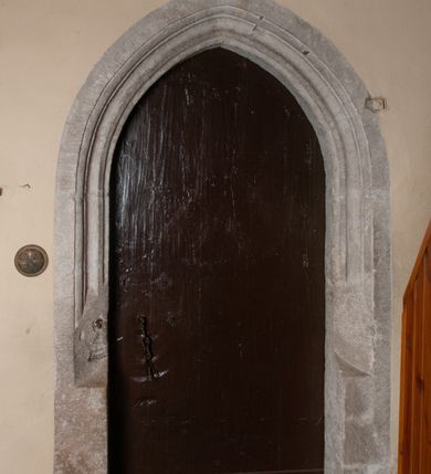 Zdjęcie nr 39: Budynek orientowany, jednonawowy. Prostokątna nawa jest szersza i znacznie wyższa, oddzielona od prezbiterium za pomocą ściany tarczowej z ostrołukową arkadą tęczową. Przy prezbiterium od północy zakrystia na planie prostokąta i taki sam skarbczyk, od południa niewielka, prostokątna kruchta. Przy nawie od południa podłużna kaplica Matki Boskiej Szkaplerznej (1741) z kwadratową kruchtą od zachodu; od północy kaplica Matki Boskiej Bolesnej na planie półokręgu z obejściem (1919-1932, projektu Bogdana Tretera). Prezbiterium sklepione krzyżowo-żebrowo, korpus sześciodzielnie, z gurtami. 
Okna nawy i kaplicy południowej ostrołukowe; w zwieńczeniu zakrystii jedno okno okrągłe; w kaplicy południowej okna zamknięte półkoliście, w kopule lukarny z eliptycznymi otworami okiennymi. 
Główne wejście od zachodu, ostrołukowe, drugie przez kruchtę od północy, w kształcie stojącego prostokąta. Portal z prezbiterium do zakrystii kamienny, profilowany zamknięty ściętym trójliściem (XV/XVI w.); portal z kruchty północnej do kaplicy kamienny, ostrołukowy, profilowany i fazowany, nad nim późnogotycka tarcza z herbem Nieczuja. Nad zewnętrznym, ostrołukowym portalem do kruchty północnej herb Korab i insygnia biskupa Jakuba Zadzika, pochodzące prawdopodobnie z dawnej bramy przejazdowej obok katedry w Kielcach. 
Na zewnątrz budynek opięty przyporami o zmiennym profilu. Elewacje, z wyjątkiem wschodniej ściany prezbiterium, tynkowane. Fasada zamknięta wysokim, trójkątnym szczytem, trójosiowa. W osi środkowej kamienny, ostrołukowy portal. W osiach bocznych ostrołukowe okna. Narożniki ujęte modelowanymi w tynku lizenami oraz przyporami. Powyżej na ich osiach prostopadłościenne sterczyny zwieńczone krzyżami. Elewacja wschodnia o analogicznym układzie, ceglana, nietynkowana, ujęta skośnie ustawionymi przyporami, jednoosiowa. W osi szeroka, jednouskokowa przypora z kamienną płyciną mieszczącą krucyfiks w dolnej części i analogiczną, mniejszą z kamienną figurą św. Piotra na tle okna powyżej. Na ścianie szczytowej cegły ułożone w jodełkę, w górnej części ostrołukowa, uskokowa płycina. Na zwieńczeniu wyryty napis „RENO/VATUM / A(NNO) D(OMINI)/ 1928”.  Elewacja północna z dobudowanymi na całej długości zakrystią, skarbczykiem i kaplicą. Elewacja południowa tynkowana, w części prezbiterium dwuosiowa; w narożniku pomiędzy prezbiterium a nawą niewielka kruchta. Do korpusu dobudowana kaplica – z tynkowanymi elewacjami o osiach podkreślonych lizenami, zróżnicowanymi kolorystycznie. Dach nad korpusem nawowym i prezbiterium dwuspadowy, nad zakrystią i skarbczykiem dachy pulpitowe –  kryte dachówką. Kaplica południowa nakryta kopułą z lunetami i latarnią – kryta blachą. Wieżyczka na sygnaturkę o formach barokowych z latarnią.