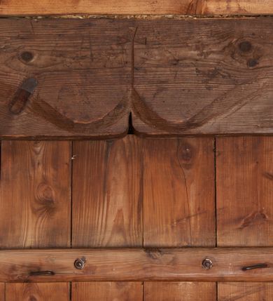 Zdjęcie nr 6: Kaplica św. Otylii i Łucji w Wilkowie usytuowana jest przy skrzyżowaniu dróg na stromym, kilkumetrowym wzniesieniu. Teren wokół obiektu otoczony jest starodrzewiem i zaroślami. Kaplica jest orientowana, wzniesiona w konstrukcji zrębowej na nowej podmurówce, zbudowana na planie prostokąta, zamknięta od wschodu wielobocznym prezbiterium. Od północy posiada wąską i prostokątną zakrystię. Wewnątrz znajdują się drewniane stropy, w prezbiterium nad ołtarzem jest wycięty niewielki kwadratowy otwór na pomieszczenie zwieńczenia ołtarza głównego. Chór muzyczny drewniany, wsparty na dwóch kolumnach z częścią środkową półkoliście wysuniętą do przodu. 

Do kościoła prowadzą trzy wejścia: pierwsze od strony zachodniej, drugie od strony południowej (oba z nadwieszonymi małymi daszkami, pokrytymi gontem) oraz trzecie od strony wschodniej poprzez zakrystię. Wejście do zakrystii od strony wewnętrznej posiada nadproże wycięte w tzw. ośli grzbiet (przeniesione z wnętrza świątyni). Trzy otwory okienne usytuowane są po jednym: na ścianie południowej, południowo-wschodniej, a także na ścianie północnej zakrystii. Są to okna ościeżnicowe, pojedyncze z zachowanym od strony wewnętrznej fazowaniem ościeży.

Elewacja zewnętrzna przykryta oszalowaniem pionowym z listwami. Dach nad prezbiterium i zakrystią wspólny, wielospadowy, pokryty gontem. Sygnaturka na rzucie sześciokąta o ściankach bocznych z pionowymi otworami, pokryta gontowym daszkiem, zwieńczona krzyżem.